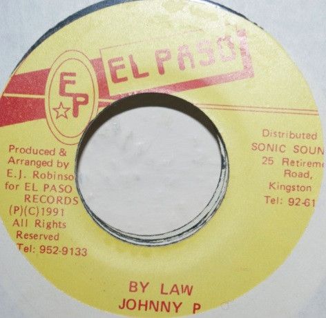 ・アーティスト Johnny P ・タイトル By Law ・レーベル・型番 El Paso (2) NONE ・フォーマット 7インチレコード ・コンディション(盤) 良い (VG+) ・コンディション(ジャケット) プレインカバー（元ジャケット／カバー無し） ・コンディション(帯) オビなし ・特記事項 【レーベルに書き込み】 サンプル画像です。実際の商品の画像ではありません 商品写真はバーコード/カタログ番号に対応したサンプル画像ですので、お送りする商品の画像ではありません。帯やライナーなどの付属品は、特記事項に記載されている場合のみ含まれます。プロモやカラーレコードなどの仕様についても、該当する場合のみ特記事項に記載しています。 【ご購入前に必ずご確認ください】 ・本店サイト(www.recordcity.jp)とは価格、送料が違います ・本店サイト、その他支店のオーダーとは同梱発送できません ・注文確定後に別の注文を頂いた場合、注文同士の同梱は致しかねます。 ・別倉庫から発送しているため、店頭受け渡しは対応しておりません ・一部商品は他の通販サイトでも販売しているため、ご注文のタイミングによっては商品のご用意ができない場合がございます。 ・土日祝日はお休みです 金曜・祝前日9時以降のご連絡またはご入金は、返答または発送が週明け・祝日明けに順次対応となります。 ・ご購入後のキャンセル不可 ご購入後のキャンセルはいかなる理由においてもお受けできません。ご了承の上、ご購入くださいませ。 ・日本郵便(ゆうパック/ゆうメール)によるお届けになります。 ・中古品であることをご理解ください 当ストアでは中古商品を主に販売しております。中古品であることをご理解の上ご購入ください。また、一部商品はRecordCityオンラインストアで試聴可能です。 ・返品について お客様のご都合による返品は一切承っておりません。 表記の内容と実際の商品に相違がある場合、また針飛び等で返品・返金をご希望される場合は、商品の到着後1週間以内にご連絡ください。商品の返送をこちらで確認後、キャンセル・返金を行います。 コンディションVG以下の商品は返品できません。プレイに影響のない表面のこすれ傷、プレス起因のノイズ盤は返品の対象外です。 【コンディション表記】 ・ほぼ新品(M-)(Like New) 完全な新品。未使用。当店ではほぼ使用しません ・非常に良い(EX)(Excellent) 中古盤として美品な状態。わずかな経年を感じるものの傷みを感じさせない、当店基準で最高の状態 ・良い(VG+)(Very Good Plus) 丁寧に扱われた中古品で、軽い使用感がみられる。 ・可(VG)(Acceptable) 使い込まれた中古品で、「良い」よりもさらに使用感がみられる。 ・悪い(VG-)(Bad) 状態が悪いアイテム。使用の保障はなく、再生不可、針飛び、目立つノイズがあるかもしれない。状態によるクレーム不可。返品不可。 ・非常に悪い(G)(Very Bad) 「悪い」よりさらに状態が悪いアイテム。使用の保障はなく、再生不可、針飛び、目立つノイズがあるかもしれない。状態によるクレーム不可。返品不可。 ・ジャンク(Fair)(Junk/Fair) 割れている、反っている、水ダメージがある、カビ、ジャケットが分離している、ひどい書き込み、ひどい擦れなど最低の状態。使用の保障はなく、再生不可、針飛び、目立つノイズがあるかもしれない。状態によるクレーム不可。返品不可。 ・ジャンク(Poor)(Junk/Poor) 割れている、反っている、水ダメージがある、カビ、ジャケットが分離している、ひどい書き込み、ひどい擦れなど最低の状態。使用の保障はなく、再生不可、針飛び、目立つノイズがあるかもしれない。状態によるクレーム不可。返品不可。