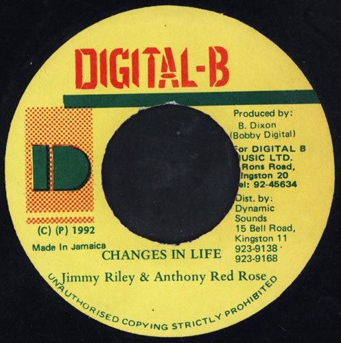 ・アーティスト Jimmy Riley & Anthony Red Rose ・タイトル Changes In Life ・レーベル・型番 Digital-B NONE ・フォーマット 7インチレコード ・コンディション(盤) 非常に良い(EX) ・コンディション(ジャケット) プレインカバー（元ジャケット／カバー無し） ・コンディション(帯) オビなし ・特記事項 【レーベルに書き込み】 サンプル画像です。実際の商品の画像ではありません 商品写真はバーコード/カタログ番号に対応したサンプル画像ですので、お送りする商品の画像ではありません。帯やライナーなどの付属品は、特記事項に記載されている場合のみ含まれます。プロモやカラーレコードなどの仕様についても、該当する場合のみ特記事項に記載しています。 【ご購入前に必ずご確認ください】 ・本店サイト(www.recordcity.jp)とは価格、送料が違います ・本店サイト、その他支店のオーダーとは同梱発送できません ・注文確定後に別の注文を頂いた場合、注文同士の同梱は致しかねます。 ・別倉庫から発送しているため、店頭受け渡しは対応しておりません ・一部商品は他の通販サイトでも販売しているため、ご注文のタイミングによっては商品のご用意ができない場合がございます。 ・土日祝日はお休みです 金曜・祝前日9時以降のご連絡またはご入金は、返答または発送が週明け・祝日明けに順次対応となります。 ・ご購入後のキャンセル不可 ご購入後のキャンセルはいかなる理由においてもお受けできません。ご了承の上、ご購入くださいませ。 ・日本郵便(ゆうパック/ゆうメール)によるお届けになります。 ・中古品であることをご理解ください 当ストアでは中古商品を主に販売しております。中古品であることをご理解の上ご購入ください。また、一部商品はRecordCityオンラインストアで試聴可能です。 ・返品について お客様のご都合による返品は一切承っておりません。 表記の内容と実際の商品に相違がある場合、また針飛び等で返品・返金をご希望される場合は、商品の到着後1週間以内にご連絡ください。商品の返送をこちらで確認後、キャンセル・返金を行います。 コンディションVG以下の商品は返品できません。プレイに影響のない表面のこすれ傷、プレス起因のノイズ盤は返品の対象外です。 【コンディション表記】 ・ほぼ新品(M-)(Like New) 完全な新品。未使用。当店ではほぼ使用しません ・非常に良い(EX)(Excellent) 中古盤として美品な状態。わずかな経年を感じるものの傷みを感じさせない、当店基準で最高の状態 ・良い(VG+)(Very Good Plus) 丁寧に扱われた中古品で、軽い使用感がみられる。 ・可(VG)(Acceptable) 使い込まれた中古品で、「良い」よりもさらに使用感がみられる。 ・悪い(VG-)(Bad) 状態が悪いアイテム。使用の保障はなく、再生不可、針飛び、目立つノイズがあるかもしれない。状態によるクレーム不可。返品不可。 ・非常に悪い(G)(Very Bad) 「悪い」よりさらに状態が悪いアイテム。使用の保障はなく、再生不可、針飛び、目立つノイズがあるかもしれない。状態によるクレーム不可。返品不可。 ・ジャンク(Fair)(Junk/Fair) 割れている、反っている、水ダメージがある、カビ、ジャケットが分離している、ひどい書き込み、ひどい擦れなど最低の状態。使用の保障はなく、再生不可、針飛び、目立つノイズがあるかもしれない。状態によるクレーム不可。返品不可。 ・ジャンク(Poor)(Junk/Poor) 割れている、反っている、水ダメージがある、カビ、ジャケットが分離している、ひどい書き込み、ひどい擦れなど最低の状態。使用の保障はなく、再生不可、針飛び、目立つノイズがあるかもしれない。状態によるクレーム不可。返品不可。