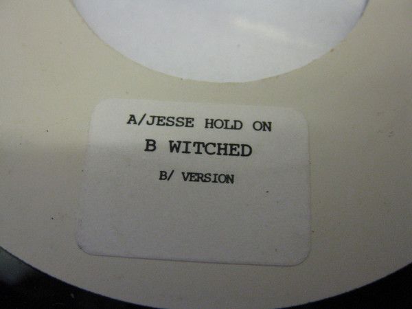 ・アーティスト BWitched ・タイトル Jesse Hold On ・レーベル・型番 Epic 6679617 ・フォーマット 7インチレコード ・コンディション(盤) 良い (VG+) ・コンディション(ジャケット) プレインカバー（元ジャケット／カバー無し） ・コンディション(帯) オビなし ・特記事項 サンプル画像です。実際の商品の画像ではありません 商品写真はバーコード/カタログ番号に対応したサンプル画像ですので、お送りする商品の画像ではありません。帯やライナーなどの付属品は、特記事項に記載されている場合のみ含まれます。プロモやカラーレコードなどの仕様についても、該当する場合のみ特記事項に記載しています。 【ご購入前に必ずご確認ください】 ・本店サイト(www.recordcity.jp)とは価格、送料が違います ・本店サイト、その他支店のオーダーとは同梱発送できません ・注文確定後に別の注文を頂いた場合、注文同士の同梱は致しかねます。 ・別倉庫から発送しているため、店頭受け渡しは対応しておりません ・一部商品は他の通販サイトでも販売しているため、ご注文のタイミングによっては商品のご用意ができない場合がございます。 ・土日祝日はお休みです 金曜・祝前日9時以降のご連絡またはご入金は、返答または発送が週明け・祝日明けに順次対応となります。 ・ご購入後のキャンセル不可 ご購入後のキャンセルはいかなる理由においてもお受けできません。ご了承の上、ご購入くださいませ。 ・日本郵便(ゆうパック/ゆうメール)によるお届けになります。 ・中古品であることをご理解ください 当ストアでは中古商品を主に販売しております。中古品であることをご理解の上ご購入ください。また、一部商品はRecordCityオンラインストアで試聴可能です。 ・返品について お客様のご都合による返品は一切承っておりません。 表記の内容と実際の商品に相違がある場合、また針飛び等で返品・返金をご希望される場合は、商品の到着後1週間以内にご連絡ください。商品の返送をこちらで確認後、キャンセル・返金を行います。 コンディションVG以下の商品は返品できません。プレイに影響のない表面のこすれ傷、プレス起因のノイズ盤は返品の対象外です。 【コンディション表記】 ・ほぼ新品(M-)(Like New) 完全な新品。未使用。当店ではほぼ使用しません ・非常に良い(EX)(Excellent) 中古盤として美品な状態。わずかな経年を感じるものの傷みを感じさせない、当店基準で最高の状態 ・良い(VG+)(Very Good Plus) 丁寧に扱われた中古品で、軽い使用感がみられる。 ・可(VG)(Acceptable) 使い込まれた中古品で、「良い」よりもさらに使用感がみられる。 ・悪い(VG-)(Bad) 状態が悪いアイテム。使用の保障はなく、再生不可、針飛び、目立つノイズがあるかもしれない。状態によるクレーム不可。返品不可。 ・非常に悪い(G)(Very Bad) 「悪い」よりさらに状態が悪いアイテム。使用の保障はなく、再生不可、針飛び、目立つノイズがあるかもしれない。状態によるクレーム不可。返品不可。 ・ジャンク(Fair)(Junk/Fair) 割れている、反っている、水ダメージがある、カビ、ジャケットが分離している、ひどい書き込み、ひどい擦れなど最低の状態。使用の保障はなく、再生不可、針飛び、目立つノイズがあるかもしれない。状態によるクレーム不可。返品不可。 ・ジャンク(Poor)(Junk/Poor) 割れている、反っている、水ダメージがある、カビ、ジャケットが分離している、ひどい書き込み、ひどい擦れなど最低の状態。使用の保障はなく、再生不可、針飛び、目立つノイズがあるかもしれない。状態によるクレーム不可。返品不可。
