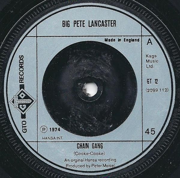 ・アーティスト Big Pete Lancaster ・タイトル Chain Gang ・レーベル・型番 GTO GT12 ・フォーマット 7インチレコード ・コンディション(盤) 良い (VG+) ・コンディション(ジャケット) プレインカバー（元ジャケット／カバー無し） ・コンディション(帯) オビなし ・特記事項 【盤に浅い跡】【盤に小さいキズ】 サンプル画像です。実際の商品の画像ではありません 商品写真はバーコード/カタログ番号に対応したサンプル画像ですので、お送りする商品の画像ではありません。帯やライナーなどの付属品は、特記事項に記載されている場合のみ含まれます。プロモやカラーレコードなどの仕様についても、該当する場合のみ特記事項に記載しています。 【ご購入前に必ずご確認ください】 ・本店サイト(www.recordcity.jp)とは価格、送料が違います ・本店サイト、その他支店のオーダーとは同梱発送できません ・注文確定後に別の注文を頂いた場合、注文同士の同梱は致しかねます。 ・別倉庫から発送しているため、店頭受け渡しは対応しておりません ・一部商品は他の通販サイトでも販売しているため、ご注文のタイミングによっては商品のご用意ができない場合がございます。 ・土日祝日はお休みです 金曜・祝前日9時以降のご連絡またはご入金は、返答または発送が週明け・祝日明けに順次対応となります。 ・ご購入後のキャンセル不可 ご購入後のキャンセルはいかなる理由においてもお受けできません。ご了承の上、ご購入くださいませ。 ・日本郵便(ゆうパック/ゆうメール)によるお届けになります。 ・中古品であることをご理解ください 当ストアでは中古商品を主に販売しております。中古品であることをご理解の上ご購入ください。また、一部商品はRecordCityオンラインストアで試聴可能です。 ・返品について お客様のご都合による返品は一切承っておりません。 表記の内容と実際の商品に相違がある場合、また針飛び等で返品・返金をご希望される場合は、商品の到着後1週間以内にご連絡ください。商品の返送をこちらで確認後、キャンセル・返金を行います。 コンディションVG以下の商品は返品できません。プレイに影響のない表面のこすれ傷、プレス起因のノイズ盤は返品の対象外です。 【コンディション表記】 ・ほぼ新品(M-)(Like New) 完全な新品。未使用。当店ではほぼ使用しません ・非常に良い(EX)(Excellent) 中古盤として美品な状態。わずかな経年を感じるものの傷みを感じさせない、当店基準で最高の状態 ・良い(VG+)(Very Good Plus) 丁寧に扱われた中古品で、軽い使用感がみられる。 ・可(VG)(Acceptable) 使い込まれた中古品で、「良い」よりもさらに使用感がみられる。 ・悪い(VG-)(Bad) 状態が悪いアイテム。使用の保障はなく、再生不可、針飛び、目立つノイズがあるかもしれない。状態によるクレーム不可。返品不可。 ・非常に悪い(G)(Very Bad) 「悪い」よりさらに状態が悪いアイテム。使用の保障はなく、再生不可、針飛び、目立つノイズがあるかもしれない。状態によるクレーム不可。返品不可。 ・ジャンク(Fair)(Junk/Fair) 割れている、反っている、水ダメージがある、カビ、ジャケットが分離している、ひどい書き込み、ひどい擦れなど最低の状態。使用の保障はなく、再生不可、針飛び、目立つノイズがあるかもしれない。状態によるクレーム不可。返品不可。 ・ジャンク(Poor)(Junk/Poor) 割れている、反っている、水ダメージがある、カビ、ジャケットが分離している、ひどい書き込み、ひどい擦れなど最低の状態。使用の保障はなく、再生不可、針飛び、目立つノイズがあるかもしれない。状態によるクレーム不可。返品不可。