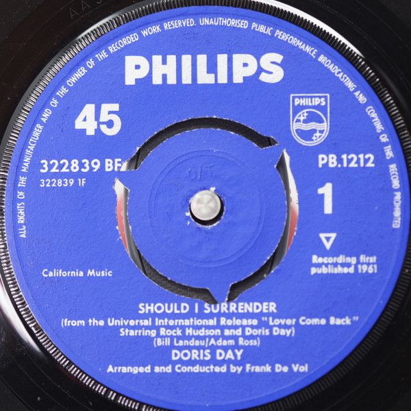 ・アーティスト Doris Day ・タイトル Should I Surrender ・レーベル・型番 Philips, Philips PB1212 ・フォーマット 7インチレコード ・コンディション(盤) 良い (VG+) ・コンディション(ジャケット) プレインカバー（元ジャケット／カバー無し） ・コンディション(帯) オビなし ・特記事項 【盤に浅い跡】【Pushout Centre】 サンプル画像です。実際の商品の画像ではありません 商品写真はバーコード/カタログ番号に対応したサンプル画像ですので、お送りする商品の画像ではありません。帯やライナーなどの付属品は、特記事項に記載されている場合のみ含まれます。プロモやカラーレコードなどの仕様についても、該当する場合のみ特記事項に記載しています。 【ご購入前に必ずご確認ください】 ・本店サイト(www.recordcity.jp)とは価格、送料が違います ・本店サイト、その他支店のオーダーとは同梱発送できません ・注文確定後に別の注文を頂いた場合、注文同士の同梱は致しかねます。 ・別倉庫から発送しているため、店頭受け渡しは対応しておりません ・一部商品は他の通販サイトでも販売しているため、ご注文のタイミングによっては商品のご用意ができない場合がございます。 ・土日祝日はお休みです 金曜・祝前日9時以降のご連絡またはご入金は、返答または発送が週明け・祝日明けに順次対応となります。 ・ご購入後のキャンセル不可 ご購入後のキャンセルはいかなる理由においてもお受けできません。ご了承の上、ご購入くださいませ。 ・日本郵便(ゆうパック/ゆうメール)によるお届けになります。 ・中古品であることをご理解ください 当ストアでは中古商品を主に販売しております。中古品であることをご理解の上ご購入ください。また、一部商品はRecordCityオンラインストアで試聴可能です。 ・返品について お客様のご都合による返品は一切承っておりません。 表記の内容と実際の商品に相違がある場合、また針飛び等で返品・返金をご希望される場合は、商品の到着後1週間以内にご連絡ください。商品の返送をこちらで確認後、キャンセル・返金を行います。 コンディションVG以下の商品は返品できません。プレイに影響のない表面のこすれ傷、プレス起因のノイズ盤は返品の対象外です。 【コンディション表記】 ・ほぼ新品(M-)(Like New) 完全な新品。未使用。当店ではほぼ使用しません ・非常に良い(EX)(Excellent) 中古盤として美品な状態。わずかな経年を感じるものの傷みを感じさせない、当店基準で最高の状態 ・良い(VG+)(Very Good Plus) 丁寧に扱われた中古品で、軽い使用感がみられる。 ・可(VG)(Acceptable) 使い込まれた中古品で、「良い」よりもさらに使用感がみられる。 ・悪い(VG-)(Bad) 状態が悪いアイテム。使用の保障はなく、再生不可、針飛び、目立つノイズがあるかもしれない。状態によるクレーム不可。返品不可。 ・非常に悪い(G)(Very Bad) 「悪い」よりさらに状態が悪いアイテム。使用の保障はなく、再生不可、針飛び、目立つノイズがあるかもしれない。状態によるクレーム不可。返品不可。 ・ジャンク(Fair)(Junk/Fair) 割れている、反っている、水ダメージがある、カビ、ジャケットが分離している、ひどい書き込み、ひどい擦れなど最低の状態。使用の保障はなく、再生不可、針飛び、目立つノイズがあるかもしれない。状態によるクレーム不可。返品不可。 ・ジャンク(Poor)(Junk/Poor) 割れている、反っている、水ダメージがある、カビ、ジャケットが分離している、ひどい書き込み、ひどい擦れなど最低の状態。使用の保障はなく、再生不可、針飛び、目立つノイズがあるかもしれない。状態によるクレーム不可。返品不可。