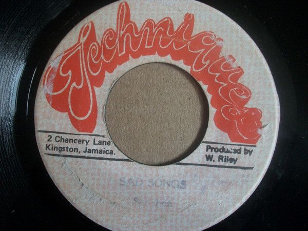 ・アーティスト Sanchez ・タイトル Sad Songs ・レーベル・型番 Techniques NONE ・フォーマット 7インチレコード ・コンディション(盤) 可 (VG) ・コンディション(ジャケット) プレインカバー（元ジャケット／カバー無し） ・コンディション(帯) オビなし ・特記事項 【盤に目立ったキズ】 サンプル画像です。実際の商品の画像ではありません 商品写真はバーコード/カタログ番号に対応したサンプル画像ですので、お送りする商品の画像ではありません。帯やライナーなどの付属品は、特記事項に記載されている場合のみ含まれます。プロモやカラーレコードなどの仕様についても、該当する場合のみ特記事項に記載しています。 【ご購入前に必ずご確認ください】 ・本店サイト(www.recordcity.jp)とは価格、送料が違います ・本店サイト、その他支店のオーダーとは同梱発送できません ・注文確定後に別の注文を頂いた場合、注文同士の同梱は致しかねます。 ・別倉庫から発送しているため、店頭受け渡しは対応しておりません ・一部商品は他の通販サイトでも販売しているため、ご注文のタイミングによっては商品のご用意ができない場合がございます。 ・土日祝日はお休みです 金曜・祝前日9時以降のご連絡またはご入金は、返答または発送が週明け・祝日明けに順次対応となります。 ・ご購入後のキャンセル不可 ご購入後のキャンセルはいかなる理由においてもお受けできません。ご了承の上、ご購入くださいませ。 ・日本郵便(ゆうパック/ゆうメール)によるお届けになります。 ・中古品であることをご理解ください 当ストアでは中古商品を主に販売しております。中古品であることをご理解の上ご購入ください。また、一部商品はRecordCityオンラインストアで試聴可能です。 ・返品について お客様のご都合による返品は一切承っておりません。 表記の内容と実際の商品に相違がある場合、また針飛び等で返品・返金をご希望される場合は、商品の到着後1週間以内にご連絡ください。商品の返送をこちらで確認後、キャンセル・返金を行います。 コンディションVG以下の商品は返品できません。プレイに影響のない表面のこすれ傷、プレス起因のノイズ盤は返品の対象外です。 【コンディション表記】 ・ほぼ新品(M-)(Like New) 完全な新品。未使用。当店ではほぼ使用しません ・非常に良い(EX)(Excellent) 中古盤として美品な状態。わずかな経年を感じるものの傷みを感じさせない、当店基準で最高の状態 ・良い(VG+)(Very Good Plus) 丁寧に扱われた中古品で、軽い使用感がみられる。 ・可(VG)(Acceptable) 使い込まれた中古品で、「良い」よりもさらに使用感がみられる。 ・悪い(VG-)(Bad) 状態が悪いアイテム。使用の保障はなく、再生不可、針飛び、目立つノイズがあるかもしれない。状態によるクレーム不可。返品不可。 ・非常に悪い(G)(Very Bad) 「悪い」よりさらに状態が悪いアイテム。使用の保障はなく、再生不可、針飛び、目立つノイズがあるかもしれない。状態によるクレーム不可。返品不可。 ・ジャンク(Fair)(Junk/Fair) 割れている、反っている、水ダメージがある、カビ、ジャケットが分離している、ひどい書き込み、ひどい擦れなど最低の状態。使用の保障はなく、再生不可、針飛び、目立つノイズがあるかもしれない。状態によるクレーム不可。返品不可。 ・ジャンク(Poor)(Junk/Poor) 割れている、反っている、水ダメージがある、カビ、ジャケットが分離している、ひどい書き込み、ひどい擦れなど最低の状態。使用の保障はなく、再生不可、針飛び、目立つノイズがあるかもしれない。状態によるクレーム不可。返品不可。