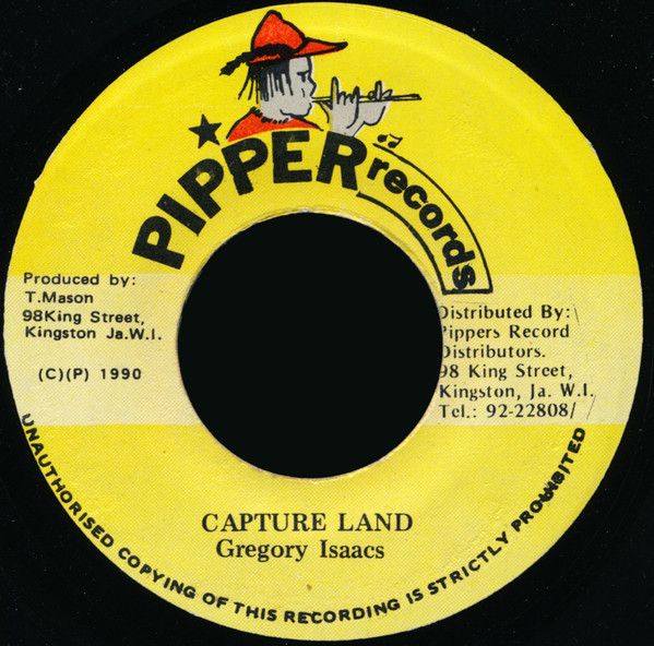 ・アーティスト Gregory Isaacs ・タイトル Capture Land ・レーベル・型番 Pipper Records NONE ・フォーマット 7インチレコード ・コンディション(盤) 良い (VG+) ・コンディション(ジャケット) プレインカバー（元ジャケット／カバー無し） ・コンディション(帯) オビなし ・特記事項 サンプル画像です。実際の商品の画像ではありません 商品写真はバーコード/カタログ番号に対応したサンプル画像ですので、お送りする商品の画像ではありません。帯やライナーなどの付属品は、特記事項に記載されている場合のみ含まれます。プロモやカラーレコードなどの仕様についても、該当する場合のみ特記事項に記載しています。 【ご購入前に必ずご確認ください】 ・本店サイト(www.recordcity.jp)とは価格、送料が違います ・本店サイト、その他支店のオーダーとは同梱発送できません ・注文確定後に別の注文を頂いた場合、注文同士の同梱は致しかねます。 ・別倉庫から発送しているため、店頭受け渡しは対応しておりません ・一部商品は他の通販サイトでも販売しているため、ご注文のタイミングによっては商品のご用意ができない場合がございます。 ・土日祝日はお休みです 金曜・祝前日9時以降のご連絡またはご入金は、返答または発送が週明け・祝日明けに順次対応となります。 ・ご購入後のキャンセル不可 ご購入後のキャンセルはいかなる理由においてもお受けできません。ご了承の上、ご購入くださいませ。 ・日本郵便(ゆうパック/ゆうメール)によるお届けになります。 ・中古品であることをご理解ください 当ストアでは中古商品を主に販売しております。中古品であることをご理解の上ご購入ください。また、一部商品はRecordCityオンラインストアで試聴可能です。 ・返品について お客様のご都合による返品は一切承っておりません。 表記の内容と実際の商品に相違がある場合、また針飛び等で返品・返金をご希望される場合は、商品の到着後1週間以内にご連絡ください。商品の返送をこちらで確認後、キャンセル・返金を行います。 コンディションVG以下の商品は返品できません。プレイに影響のない表面のこすれ傷、プレス起因のノイズ盤は返品の対象外です。 【コンディション表記】 ・ほぼ新品(M-)(Like New) 完全な新品。未使用。当店ではほぼ使用しません ・非常に良い(EX)(Excellent) 中古盤として美品な状態。わずかな経年を感じるものの傷みを感じさせない、当店基準で最高の状態 ・良い(VG+)(Very Good Plus) 丁寧に扱われた中古品で、軽い使用感がみられる。 ・可(VG)(Acceptable) 使い込まれた中古品で、「良い」よりもさらに使用感がみられる。 ・悪い(VG-)(Bad) 状態が悪いアイテム。使用の保障はなく、再生不可、針飛び、目立つノイズがあるかもしれない。状態によるクレーム不可。返品不可。 ・非常に悪い(G)(Very Bad) 「悪い」よりさらに状態が悪いアイテム。使用の保障はなく、再生不可、針飛び、目立つノイズがあるかもしれない。状態によるクレーム不可。返品不可。 ・ジャンク(Fair)(Junk/Fair) 割れている、反っている、水ダメージがある、カビ、ジャケットが分離している、ひどい書き込み、ひどい擦れなど最低の状態。使用の保障はなく、再生不可、針飛び、目立つノイズがあるかもしれない。状態によるクレーム不可。返品不可。 ・ジャンク(Poor)(Junk/Poor) 割れている、反っている、水ダメージがある、カビ、ジャケットが分離している、ひどい書き込み、ひどい擦れなど最低の状態。使用の保障はなく、再生不可、針飛び、目立つノイズがあるかもしれない。状態によるクレーム不可。返品不可。
