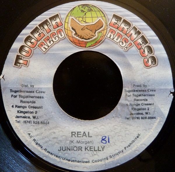 ・アーティスト Junior Kelly ・タイトル Real ・レーベル・型番 Togetherness Records (2) NONE ・フォーマット 7インチレコード ・コンディション(盤) 良い (VG+) ・コンディション(ジャケット) プレインカバー（元ジャケット／カバー無し） ・コンディション(帯) オビなし ・特記事項 サンプル画像です。実際の商品の画像ではありません 商品写真はバーコード/カタログ番号に対応したサンプル画像ですので、お送りする商品の画像ではありません。帯やライナーなどの付属品は、特記事項に記載されている場合のみ含まれます。プロモやカラーレコードなどの仕様についても、該当する場合のみ特記事項に記載しています。 【ご購入前に必ずご確認ください】 ・本店サイト(www.recordcity.jp)とは価格、送料が違います ・本店サイト、その他支店のオーダーとは同梱発送できません ・注文確定後に別の注文を頂いた場合、注文同士の同梱は致しかねます。 ・別倉庫から発送しているため、店頭受け渡しは対応しておりません ・一部商品は他の通販サイトでも販売しているため、ご注文のタイミングによっては商品のご用意ができない場合がございます。 ・土日祝日はお休みです 金曜・祝前日9時以降のご連絡またはご入金は、返答または発送が週明け・祝日明けに順次対応となります。 ・ご購入後のキャンセル不可 ご購入後のキャンセルはいかなる理由においてもお受けできません。ご了承の上、ご購入くださいませ。 ・日本郵便(ゆうパック/ゆうメール)によるお届けになります。 ・中古品であることをご理解ください 当ストアでは中古商品を主に販売しております。中古品であることをご理解の上ご購入ください。また、一部商品はRecordCityオンラインストアで試聴可能です。 ・返品について お客様のご都合による返品は一切承っておりません。 表記の内容と実際の商品に相違がある場合、また針飛び等で返品・返金をご希望される場合は、商品の到着後1週間以内にご連絡ください。商品の返送をこちらで確認後、キャンセル・返金を行います。 コンディションVG以下の商品は返品できません。プレイに影響のない表面のこすれ傷、プレス起因のノイズ盤は返品の対象外です。 【コンディション表記】 ・ほぼ新品(M-)(Like New) 完全な新品。未使用。当店ではほぼ使用しません ・非常に良い(EX)(Excellent) 中古盤として美品な状態。わずかな経年を感じるものの傷みを感じさせない、当店基準で最高の状態 ・良い(VG+)(Very Good Plus) 丁寧に扱われた中古品で、軽い使用感がみられる。 ・可(VG)(Acceptable) 使い込まれた中古品で、「良い」よりもさらに使用感がみられる。 ・悪い(VG-)(Bad) 状態が悪いアイテム。使用の保障はなく、再生不可、針飛び、目立つノイズがあるかもしれない。状態によるクレーム不可。返品不可。 ・非常に悪い(G)(Very Bad) 「悪い」よりさらに状態が悪いアイテム。使用の保障はなく、再生不可、針飛び、目立つノイズがあるかもしれない。状態によるクレーム不可。返品不可。 ・ジャンク(Fair)(Junk/Fair) 割れている、反っている、水ダメージがある、カビ、ジャケットが分離している、ひどい書き込み、ひどい擦れなど最低の状態。使用の保障はなく、再生不可、針飛び、目立つノイズがあるかもしれない。状態によるクレーム不可。返品不可。 ・ジャンク(Poor)(Junk/Poor) 割れている、反っている、水ダメージがある、カビ、ジャケットが分離している、ひどい書き込み、ひどい擦れなど最低の状態。使用の保障はなく、再生不可、針飛び、目立つノイズがあるかもしれない。状態によるクレーム不可。返品不可。