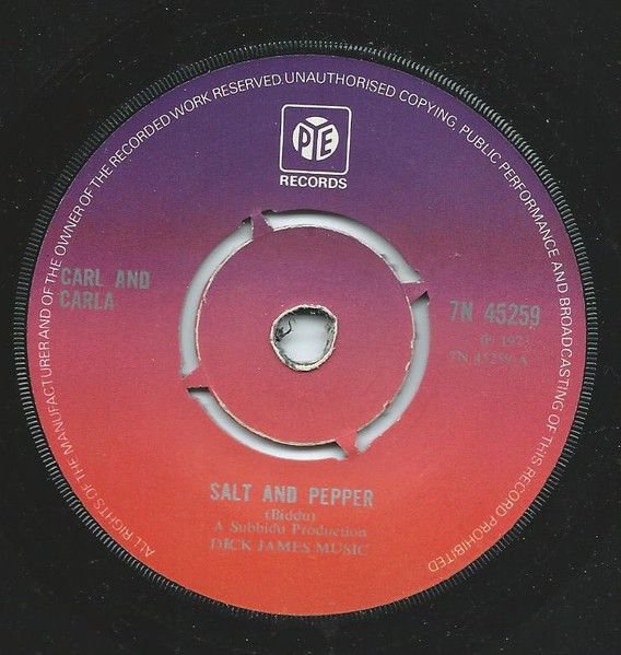 ・アーティスト Carl & Carla ・タイトル Salt And Pepper ・レーベル・型番 Pye Records 7N45259 ・フォーマット 7インチレコード ・コンディション(盤) 良い (VG+) ・コンディション(ジャケット) プレインカバー（元ジャケット／カバー無し） ・コンディション(帯) オビなし ・特記事項 【盤に浅い跡】【盤に小さいキズ】【company sleeve】 サンプル画像です。実際の商品の画像ではありません 商品写真はバーコード/カタログ番号に対応したサンプル画像ですので、お送りする商品の画像ではありません。帯やライナーなどの付属品は、特記事項に記載されている場合のみ含まれます。プロモやカラーレコードなどの仕様についても、該当する場合のみ特記事項に記載しています。 【ご購入前に必ずご確認ください】 ・本店サイト(www.recordcity.jp)とは価格、送料が違います ・本店サイト、その他支店のオーダーとは同梱発送できません ・注文確定後に別の注文を頂いた場合、注文同士の同梱は致しかねます。 ・別倉庫から発送しているため、店頭受け渡しは対応しておりません ・一部商品は他の通販サイトでも販売しているため、ご注文のタイミングによっては商品のご用意ができない場合がございます。 ・土日祝日はお休みです 金曜・祝前日9時以降のご連絡またはご入金は、返答または発送が週明け・祝日明けに順次対応となります。 ・ご購入後のキャンセル不可 ご購入後のキャンセルはいかなる理由においてもお受けできません。ご了承の上、ご購入くださいませ。 ・日本郵便(ゆうパック/ゆうメール)によるお届けになります。 ・中古品であることをご理解ください 当ストアでは中古商品を主に販売しております。中古品であることをご理解の上ご購入ください。また、一部商品はRecordCityオンラインストアで試聴可能です。 ・返品について お客様のご都合による返品は一切承っておりません。 表記の内容と実際の商品に相違がある場合、また針飛び等で返品・返金をご希望される場合は、商品の到着後1週間以内にご連絡ください。商品の返送をこちらで確認後、キャンセル・返金を行います。 コンディションVG以下の商品は返品できません。プレイに影響のない表面のこすれ傷、プレス起因のノイズ盤は返品の対象外です。 【コンディション表記】 ・ほぼ新品(M-)(Like New) 完全な新品。未使用。当店ではほぼ使用しません ・非常に良い(EX)(Excellent) 中古盤として美品な状態。わずかな経年を感じるものの傷みを感じさせない、当店基準で最高の状態 ・良い(VG+)(Very Good Plus) 丁寧に扱われた中古品で、軽い使用感がみられる。 ・可(VG)(Acceptable) 使い込まれた中古品で、「良い」よりもさらに使用感がみられる。 ・悪い(VG-)(Bad) 状態が悪いアイテム。使用の保障はなく、再生不可、針飛び、目立つノイズがあるかもしれない。状態によるクレーム不可。返品不可。 ・非常に悪い(G)(Very Bad) 「悪い」よりさらに状態が悪いアイテム。使用の保障はなく、再生不可、針飛び、目立つノイズがあるかもしれない。状態によるクレーム不可。返品不可。 ・ジャンク(Fair)(Junk/Fair) 割れている、反っている、水ダメージがある、カビ、ジャケットが分離している、ひどい書き込み、ひどい擦れなど最低の状態。使用の保障はなく、再生不可、針飛び、目立つノイズがあるかもしれない。状態によるクレーム不可。返品不可。 ・ジャンク(Poor)(Junk/Poor) 割れている、反っている、水ダメージがある、カビ、ジャケットが分離している、ひどい書き込み、ひどい擦れなど最低の状態。使用の保障はなく、再生不可、針飛び、目立つノイズがあるかもしれない。状態によるクレーム不可。返品不可。