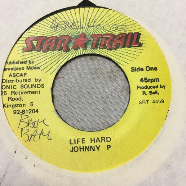 ・アーティスト Johnny P ・タイトル Life Hard ・レーベル・型番 Star Trail NONE ・フォーマット 7インチレコード ・コンディション(盤) 非常に良い(EX) ・コンディション(ジャケット) プレインカバー（元ジャケット／カバー無し） ・コンディション(帯) オビなし ・特記事項 サンプル画像です。実際の商品の画像ではありません 商品写真はバーコード/カタログ番号に対応したサンプル画像ですので、お送りする商品の画像ではありません。帯やライナーなどの付属品は、特記事項に記載されている場合のみ含まれます。プロモやカラーレコードなどの仕様についても、該当する場合のみ特記事項に記載しています。 【ご購入前に必ずご確認ください】 ・本店サイト(www.recordcity.jp)とは価格、送料が違います ・本店サイト、その他支店のオーダーとは同梱発送できません ・注文確定後に別の注文を頂いた場合、注文同士の同梱は致しかねます。 ・別倉庫から発送しているため、店頭受け渡しは対応しておりません ・一部商品は他の通販サイトでも販売しているため、ご注文のタイミングによっては商品のご用意ができない場合がございます。 ・土日祝日はお休みです 金曜・祝前日9時以降のご連絡またはご入金は、返答または発送が週明け・祝日明けに順次対応となります。 ・ご購入後のキャンセル不可 ご購入後のキャンセルはいかなる理由においてもお受けできません。ご了承の上、ご購入くださいませ。 ・日本郵便(ゆうパック/ゆうメール)によるお届けになります。 ・中古品であることをご理解ください 当ストアでは中古商品を主に販売しております。中古品であることをご理解の上ご購入ください。また、一部商品はRecordCityオンラインストアで試聴可能です。 ・返品について お客様のご都合による返品は一切承っておりません。 表記の内容と実際の商品に相違がある場合、また針飛び等で返品・返金をご希望される場合は、商品の到着後1週間以内にご連絡ください。商品の返送をこちらで確認後、キャンセル・返金を行います。 コンディションVG以下の商品は返品できません。プレイに影響のない表面のこすれ傷、プレス起因のノイズ盤は返品の対象外です。 【コンディション表記】 ・ほぼ新品(M-)(Like New) 完全な新品。未使用。当店ではほぼ使用しません ・非常に良い(EX)(Excellent) 中古盤として美品な状態。わずかな経年を感じるものの傷みを感じさせない、当店基準で最高の状態 ・良い(VG+)(Very Good Plus) 丁寧に扱われた中古品で、軽い使用感がみられる。 ・可(VG)(Acceptable) 使い込まれた中古品で、「良い」よりもさらに使用感がみられる。 ・悪い(VG-)(Bad) 状態が悪いアイテム。使用の保障はなく、再生不可、針飛び、目立つノイズがあるかもしれない。状態によるクレーム不可。返品不可。 ・非常に悪い(G)(Very Bad) 「悪い」よりさらに状態が悪いアイテム。使用の保障はなく、再生不可、針飛び、目立つノイズがあるかもしれない。状態によるクレーム不可。返品不可。 ・ジャンク(Fair)(Junk/Fair) 割れている、反っている、水ダメージがある、カビ、ジャケットが分離している、ひどい書き込み、ひどい擦れなど最低の状態。使用の保障はなく、再生不可、針飛び、目立つノイズがあるかもしれない。状態によるクレーム不可。返品不可。 ・ジャンク(Poor)(Junk/Poor) 割れている、反っている、水ダメージがある、カビ、ジャケットが分離している、ひどい書き込み、ひどい擦れなど最低の状態。使用の保障はなく、再生不可、針飛び、目立つノイズがあるかもしれない。状態によるクレーム不可。返品不可。