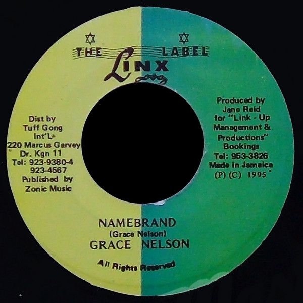 ・アーティスト Grace Nelson ・タイトル Namebrand ・レーベル・型番 The Linx Label NONE ・フォーマット 7インチレコード ・コンディション(盤) 良い (VG+) ・コンディション(ジャケット) プレインカバー（元ジャケット／カバー無し） ・コンディション(帯) オビなし ・特記事項 サンプル画像です。実際の商品の画像ではありません 商品写真はバーコード/カタログ番号に対応したサンプル画像ですので、お送りする商品の画像ではありません。帯やライナーなどの付属品は、特記事項に記載されている場合のみ含まれます。プロモやカラーレコードなどの仕様についても、該当する場合のみ特記事項に記載しています。 【ご購入前に必ずご確認ください】 ・本店サイト(www.recordcity.jp)とは価格、送料が違います ・本店サイト、その他支店のオーダーとは同梱発送できません ・注文確定後に別の注文を頂いた場合、注文同士の同梱は致しかねます。 ・別倉庫から発送しているため、店頭受け渡しは対応しておりません ・一部商品は他の通販サイトでも販売しているため、ご注文のタイミングによっては商品のご用意ができない場合がございます。 ・土日祝日はお休みです 金曜・祝前日9時以降のご連絡またはご入金は、返答または発送が週明け・祝日明けに順次対応となります。 ・ご購入後のキャンセル不可 ご購入後のキャンセルはいかなる理由においてもお受けできません。ご了承の上、ご購入くださいませ。 ・日本郵便(ゆうパック/ゆうメール)によるお届けになります。 ・中古品であることをご理解ください 当ストアでは中古商品を主に販売しております。中古品であることをご理解の上ご購入ください。また、一部商品はRecordCityオンラインストアで試聴可能です。 ・返品について お客様のご都合による返品は一切承っておりません。 表記の内容と実際の商品に相違がある場合、また針飛び等で返品・返金をご希望される場合は、商品の到着後1週間以内にご連絡ください。商品の返送をこちらで確認後、キャンセル・返金を行います。 コンディションVG以下の商品は返品できません。プレイに影響のない表面のこすれ傷、プレス起因のノイズ盤は返品の対象外です。 【コンディション表記】 ・ほぼ新品(M-)(Like New) 完全な新品。未使用。当店ではほぼ使用しません ・非常に良い(EX)(Excellent) 中古盤として美品な状態。わずかな経年を感じるものの傷みを感じさせない、当店基準で最高の状態 ・良い(VG+)(Very Good Plus) 丁寧に扱われた中古品で、軽い使用感がみられる。 ・可(VG)(Acceptable) 使い込まれた中古品で、「良い」よりもさらに使用感がみられる。 ・悪い(VG-)(Bad) 状態が悪いアイテム。使用の保障はなく、再生不可、針飛び、目立つノイズがあるかもしれない。状態によるクレーム不可。返品不可。 ・非常に悪い(G)(Very Bad) 「悪い」よりさらに状態が悪いアイテム。使用の保障はなく、再生不可、針飛び、目立つノイズがあるかもしれない。状態によるクレーム不可。返品不可。 ・ジャンク(Fair)(Junk/Fair) 割れている、反っている、水ダメージがある、カビ、ジャケットが分離している、ひどい書き込み、ひどい擦れなど最低の状態。使用の保障はなく、再生不可、針飛び、目立つノイズがあるかもしれない。状態によるクレーム不可。返品不可。 ・ジャンク(Poor)(Junk/Poor) 割れている、反っている、水ダメージがある、カビ、ジャケットが分離している、ひどい書き込み、ひどい擦れなど最低の状態。使用の保障はなく、再生不可、針飛び、目立つノイズがあるかもしれない。状態によるクレーム不可。返品不可。