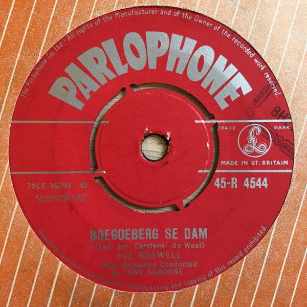 ・アーティスト Eve Boswell ・タイトル Boegoeberg Se Dam ・レーベル・型番 Parlophone 45R4544 ・フォーマット 7インチレコード ・コンディション(盤) 非常に良い(EX) ・コンディション(ジャケット) プレインカバー（元ジャケット／カバー無し） ・コンディション(帯) オビなし ・特記事項 サンプル画像です。実際の商品の画像ではありません 商品写真はバーコード/カタログ番号に対応したサンプル画像ですので、お送りする商品の画像ではありません。帯やライナーなどの付属品は、特記事項に記載されている場合のみ含まれます。プロモやカラーレコードなどの仕様についても、該当する場合のみ特記事項に記載しています。 【ご購入前に必ずご確認ください】 ・本店サイト(www.recordcity.jp)とは価格、送料が違います ・本店サイト、その他支店のオーダーとは同梱発送できません ・注文確定後に別の注文を頂いた場合、注文同士の同梱は致しかねます。 ・別倉庫から発送しているため、店頭受け渡しは対応しておりません ・一部商品は他の通販サイトでも販売しているため、ご注文のタイミングによっては商品のご用意ができない場合がございます。 ・土日祝日はお休みです 金曜・祝前日9時以降のご連絡またはご入金は、返答または発送が週明け・祝日明けに順次対応となります。 ・ご購入後のキャンセル不可 ご購入後のキャンセルはいかなる理由においてもお受けできません。ご了承の上、ご購入くださいませ。 ・日本郵便(ゆうパック/ゆうメール)によるお届けになります。 ・中古品であることをご理解ください 当ストアでは中古商品を主に販売しております。中古品であることをご理解の上ご購入ください。また、一部商品はRecordCityオンラインストアで試聴可能です。 ・返品について お客様のご都合による返品は一切承っておりません。 表記の内容と実際の商品に相違がある場合、また針飛び等で返品・返金をご希望される場合は、商品の到着後1週間以内にご連絡ください。商品の返送をこちらで確認後、キャンセル・返金を行います。 コンディションVG以下の商品は返品できません。プレイに影響のない表面のこすれ傷、プレス起因のノイズ盤は返品の対象外です。 【コンディション表記】 ・ほぼ新品(M-)(Like New) 完全な新品。未使用。当店ではほぼ使用しません ・非常に良い(EX)(Excellent) 中古盤として美品な状態。わずかな経年を感じるものの傷みを感じさせない、当店基準で最高の状態 ・良い(VG+)(Very Good Plus) 丁寧に扱われた中古品で、軽い使用感がみられる。 ・可(VG)(Acceptable) 使い込まれた中古品で、「良い」よりもさらに使用感がみられる。 ・悪い(VG-)(Bad) 状態が悪いアイテム。使用の保障はなく、再生不可、針飛び、目立つノイズがあるかもしれない。状態によるクレーム不可。返品不可。 ・非常に悪い(G)(Very Bad) 「悪い」よりさらに状態が悪いアイテム。使用の保障はなく、再生不可、針飛び、目立つノイズがあるかもしれない。状態によるクレーム不可。返品不可。 ・ジャンク(Fair)(Junk/Fair) 割れている、反っている、水ダメージがある、カビ、ジャケットが分離している、ひどい書き込み、ひどい擦れなど最低の状態。使用の保障はなく、再生不可、針飛び、目立つノイズがあるかもしれない。状態によるクレーム不可。返品不可。 ・ジャンク(Poor)(Junk/Poor) 割れている、反っている、水ダメージがある、カビ、ジャケットが分離している、ひどい書き込み、ひどい擦れなど最低の状態。使用の保障はなく、再生不可、針飛び、目立つノイズがあるかもしれない。状態によるクレーム不可。返品不可。