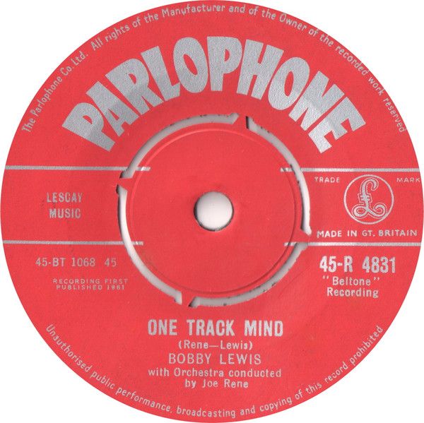 ・アーティスト Bobby Lewis ・タイトル One Track Mind / Are You Ready ・レーベル・型番 Parlophone 45R4831 ・フォーマット 7インチレコード ・コンディション(盤) 良い (VG+) ・コンディション(ジャケット) プレインカバー（元ジャケット／カバー無し） ・コンディション(帯) オビなし ・特記事項 【盤に浅い跡】【センター無し】 サンプル画像です。実際の商品の画像ではありません 商品写真はバーコード/カタログ番号に対応したサンプル画像ですので、お送りする商品の画像ではありません。帯やライナーなどの付属品は、特記事項に記載されている場合のみ含まれます。プロモやカラーレコードなどの仕様についても、該当する場合のみ特記事項に記載しています。 【ご購入前に必ずご確認ください】 ・本店サイト(www.recordcity.jp)とは価格、送料が違います ・本店サイト、その他支店のオーダーとは同梱発送できません ・注文確定後に別の注文を頂いた場合、注文同士の同梱は致しかねます。 ・別倉庫から発送しているため、店頭受け渡しは対応しておりません ・一部商品は他の通販サイトでも販売しているため、ご注文のタイミングによっては商品のご用意ができない場合がございます。 ・土日祝日はお休みです 金曜・祝前日9時以降のご連絡またはご入金は、返答または発送が週明け・祝日明けに順次対応となります。 ・ご購入後のキャンセル不可 ご購入後のキャンセルはいかなる理由においてもお受けできません。ご了承の上、ご購入くださいませ。 ・日本郵便(ゆうパック/ゆうメール)によるお届けになります。 ・中古品であることをご理解ください 当ストアでは中古商品を主に販売しております。中古品であることをご理解の上ご購入ください。また、一部商品はRecordCityオンラインストアで試聴可能です。 ・返品について お客様のご都合による返品は一切承っておりません。 表記の内容と実際の商品に相違がある場合、また針飛び等で返品・返金をご希望される場合は、商品の到着後1週間以内にご連絡ください。商品の返送をこちらで確認後、キャンセル・返金を行います。 コンディションVG以下の商品は返品できません。プレイに影響のない表面のこすれ傷、プレス起因のノイズ盤は返品の対象外です。 【コンディション表記】 ・ほぼ新品(M-)(Like New) 完全な新品。未使用。当店ではほぼ使用しません ・非常に良い(EX)(Excellent) 中古盤として美品な状態。わずかな経年を感じるものの傷みを感じさせない、当店基準で最高の状態 ・良い(VG+)(Very Good Plus) 丁寧に扱われた中古品で、軽い使用感がみられる。 ・可(VG)(Acceptable) 使い込まれた中古品で、「良い」よりもさらに使用感がみられる。 ・悪い(VG-)(Bad) 状態が悪いアイテム。使用の保障はなく、再生不可、針飛び、目立つノイズがあるかもしれない。状態によるクレーム不可。返品不可。 ・非常に悪い(G)(Very Bad) 「悪い」よりさらに状態が悪いアイテム。使用の保障はなく、再生不可、針飛び、目立つノイズがあるかもしれない。状態によるクレーム不可。返品不可。 ・ジャンク(Fair)(Junk/Fair) 割れている、反っている、水ダメージがある、カビ、ジャケットが分離している、ひどい書き込み、ひどい擦れなど最低の状態。使用の保障はなく、再生不可、針飛び、目立つノイズがあるかもしれない。状態によるクレーム不可。返品不可。 ・ジャンク(Poor)(Junk/Poor) 割れている、反っている、水ダメージがある、カビ、ジャケットが分離している、ひどい書き込み、ひどい擦れなど最低の状態。使用の保障はなく、再生不可、針飛び、目立つノイズがあるかもしれない。状態によるクレーム不可。返品不可。