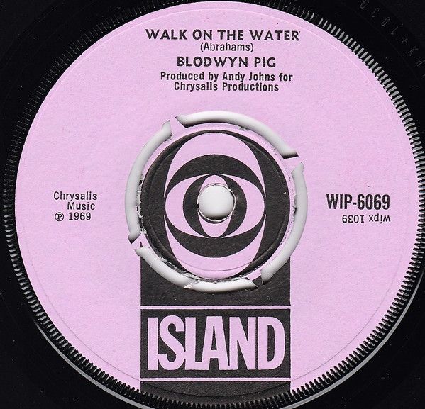 ・アーティスト Blodwyn Pig ・タイトル Walk On The Water ・レーベル・型番 Island Records WIP6069 ・フォーマット 7インチレコード ・コンディション(盤) 良い (VG+) ・コンディション(ジャケット) プレインカバー（元ジャケット／カバー無し） ・コンディション(帯) オビなし ・特記事項 【盤に浅い跡】【盤汚れ】【レーベルに染み】【Pushout Centre】 サンプル画像です。実際の商品の画像ではありません 商品写真はバーコード/カタログ番号に対応したサンプル画像ですので、お送りする商品の画像ではありません。帯やライナーなどの付属品は、特記事項に記載されている場合のみ含まれます。プロモやカラーレコードなどの仕様についても、該当する場合のみ特記事項に記載しています。 【ご購入前に必ずご確認ください】 ・本店サイト(www.recordcity.jp)とは価格、送料が違います ・本店サイト、その他支店のオーダーとは同梱発送できません ・注文確定後に別の注文を頂いた場合、注文同士の同梱は致しかねます。 ・別倉庫から発送しているため、店頭受け渡しは対応しておりません ・一部商品は他の通販サイトでも販売しているため、ご注文のタイミングによっては商品のご用意ができない場合がございます。 ・土日祝日はお休みです 金曜・祝前日9時以降のご連絡またはご入金は、返答または発送が週明け・祝日明けに順次対応となります。 ・ご購入後のキャンセル不可 ご購入後のキャンセルはいかなる理由においてもお受けできません。ご了承の上、ご購入くださいませ。 ・日本郵便(ゆうパック/ゆうメール)によるお届けになります。 ・中古品であることをご理解ください 当ストアでは中古商品を主に販売しております。中古品であることをご理解の上ご購入ください。また、一部商品はRecordCityオンラインストアで試聴可能です。 ・返品について お客様のご都合による返品は一切承っておりません。 表記の内容と実際の商品に相違がある場合、また針飛び等で返品・返金をご希望される場合は、商品の到着後1週間以内にご連絡ください。商品の返送をこちらで確認後、キャンセル・返金を行います。 コンディションVG以下の商品は返品できません。プレイに影響のない表面のこすれ傷、プレス起因のノイズ盤は返品の対象外です。 【コンディション表記】 ・ほぼ新品(M-)(Like New) 完全な新品。未使用。当店ではほぼ使用しません ・非常に良い(EX)(Excellent) 中古盤として美品な状態。わずかな経年を感じるものの傷みを感じさせない、当店基準で最高の状態 ・良い(VG+)(Very Good Plus) 丁寧に扱われた中古品で、軽い使用感がみられる。 ・可(VG)(Acceptable) 使い込まれた中古品で、「良い」よりもさらに使用感がみられる。 ・悪い(VG-)(Bad) 状態が悪いアイテム。使用の保障はなく、再生不可、針飛び、目立つノイズがあるかもしれない。状態によるクレーム不可。返品不可。 ・非常に悪い(G)(Very Bad) 「悪い」よりさらに状態が悪いアイテム。使用の保障はなく、再生不可、針飛び、目立つノイズがあるかもしれない。状態によるクレーム不可。返品不可。 ・ジャンク(Fair)(Junk/Fair) 割れている、反っている、水ダメージがある、カビ、ジャケットが分離している、ひどい書き込み、ひどい擦れなど最低の状態。使用の保障はなく、再生不可、針飛び、目立つノイズがあるかもしれない。状態によるクレーム不可。返品不可。 ・ジャンク(Poor)(Junk/Poor) 割れている、反っている、水ダメージがある、カビ、ジャケットが分離している、ひどい書き込み、ひどい擦れなど最低の状態。使用の保障はなく、再生不可、針飛び、目立つノイズがあるかもしれない。状態によるクレーム不可。返品不可。