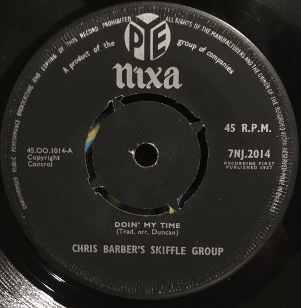 ・アーティスト The Chris Barber Skiffle Group ・タイトル Doin' My Time / Where Could I Go? ・レーベル・型番 Pye Nixa 7NJ2014 ・フォーマット 7インチレコード ・コンディション(盤) 良い (VG+) ・コンディション(ジャケット) プレインカバー（元ジャケット／カバー無し） ・コンディション(帯) オビなし ・特記事項 【カバー変色】【カバーに擦れ】【盤汚れ】【Company Sleeve Pushout Center】 サンプル画像です。実際の商品の画像ではありません 商品写真はバーコード/カタログ番号に対応したサンプル画像ですので、お送りする商品の画像ではありません。帯やライナーなどの付属品は、特記事項に記載されている場合のみ含まれます。プロモやカラーレコードなどの仕様についても、該当する場合のみ特記事項に記載しています。 【ご購入前に必ずご確認ください】 ・本店サイト(www.recordcity.jp)とは価格、送料が違います ・本店サイト、その他支店のオーダーとは同梱発送できません ・注文確定後に別の注文を頂いた場合、注文同士の同梱は致しかねます。 ・別倉庫から発送しているため、店頭受け渡しは対応しておりません ・一部商品は他の通販サイトでも販売しているため、ご注文のタイミングによっては商品のご用意ができない場合がございます。 ・土日祝日はお休みです 金曜・祝前日9時以降のご連絡またはご入金は、返答または発送が週明け・祝日明けに順次対応となります。 ・ご購入後のキャンセル不可 ご購入後のキャンセルはいかなる理由においてもお受けできません。ご了承の上、ご購入くださいませ。 ・日本郵便(ゆうパック/ゆうメール)によるお届けになります。 ・中古品であることをご理解ください 当ストアでは中古商品を主に販売しております。中古品であることをご理解の上ご購入ください。また、一部商品はRecordCityオンラインストアで試聴可能です。 ・返品について お客様のご都合による返品は一切承っておりません。 表記の内容と実際の商品に相違がある場合、また針飛び等で返品・返金をご希望される場合は、商品の到着後1週間以内にご連絡ください。商品の返送をこちらで確認後、キャンセル・返金を行います。 コンディションVG以下の商品は返品できません。プレイに影響のない表面のこすれ傷、プレス起因のノイズ盤は返品の対象外です。 【コンディション表記】 ・ほぼ新品(M-)(Like New) 完全な新品。未使用。当店ではほぼ使用しません ・非常に良い(EX)(Excellent) 中古盤として美品な状態。わずかな経年を感じるものの傷みを感じさせない、当店基準で最高の状態 ・良い(VG+)(Very Good Plus) 丁寧に扱われた中古品で、軽い使用感がみられる。 ・可(VG)(Acceptable) 使い込まれた中古品で、「良い」よりもさらに使用感がみられる。 ・悪い(VG-)(Bad) 状態が悪いアイテム。使用の保障はなく、再生不可、針飛び、目立つノイズがあるかもしれない。状態によるクレーム不可。返品不可。 ・非常に悪い(G)(Very Bad) 「悪い」よりさらに状態が悪いアイテム。使用の保障はなく、再生不可、針飛び、目立つノイズがあるかもしれない。状態によるクレーム不可。返品不可。 ・ジャンク(Fair)(Junk/Fair) 割れている、反っている、水ダメージがある、カビ、ジャケットが分離している、ひどい書き込み、ひどい擦れなど最低の状態。使用の保障はなく、再生不可、針飛び、目立つノイズがあるかもしれない。状態によるクレーム不可。返品不可。 ・ジャンク(Poor)(Junk/Poor) 割れている、反っている、水ダメージがある、カビ、ジャケットが分離している、ひどい書き込み、ひどい擦れなど最低の状態。使用の保障はなく、再生不可、針飛び、目立つノイズがあるかもしれない。状態によるクレーム不可。返品不可。