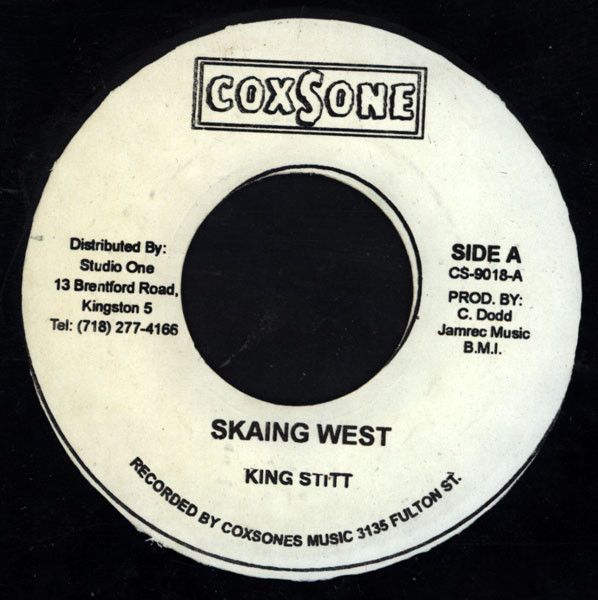 ・アーティスト King Stitt ・タイトル Skaing West ・レーベル・型番 Coxsone Records CS9018 ・フォーマット 7インチレコード ・コンディション(盤) 良い (VG+) ・コンディション(ジャケット) ・コンディション(帯) オビなし ・特記事項 【レーベルに書き込み】 サンプル画像です。実際の商品の画像ではありません 商品写真はバーコード/カタログ番号に対応したサンプル画像ですので、お送りする商品の画像ではありません。帯やライナーなどの付属品は、特記事項に記載されている場合のみ含まれます。プロモやカラーレコードなどの仕様についても、該当する場合のみ特記事項に記載しています。 【ご購入前に必ずご確認ください】 ・本店サイト(www.recordcity.jp)とは価格、送料が違います ・本店サイト、その他支店のオーダーとは同梱発送できません ・注文確定後に別の注文を頂いた場合、注文同士の同梱は致しかねます。 ・別倉庫から発送しているため、店頭受け渡しは対応しておりません ・一部商品は他の通販サイトでも販売しているため、ご注文のタイミングによっては商品のご用意ができない場合がございます。 ・土日祝日はお休みです 金曜・祝前日9時以降のご連絡またはご入金は、返答または発送が週明け・祝日明けに順次対応となります。 ・ご購入後のキャンセル不可 ご購入後のキャンセルはいかなる理由においてもお受けできません。ご了承の上、ご購入くださいませ。 ・日本郵便(ゆうパック/ゆうメール)によるお届けになります。 ・中古品であることをご理解ください 当ストアでは中古商品を主に販売しております。中古品であることをご理解の上ご購入ください。また、一部商品はRecordCityオンラインストアで試聴可能です。 ・返品について お客様のご都合による返品は一切承っておりません。 表記の内容と実際の商品に相違がある場合、また針飛び等で返品・返金をご希望される場合は、商品の到着後1週間以内にご連絡ください。商品の返送をこちらで確認後、キャンセル・返金を行います。 コンディションVG以下の商品は返品できません。プレイに影響のない表面のこすれ傷、プレス起因のノイズ盤は返品の対象外です。 【コンディション表記】 ・ほぼ新品(M-)(Like New) 完全な新品。未使用。当店ではほぼ使用しません ・非常に良い(EX)(Excellent) 中古盤として美品な状態。わずかな経年を感じるものの傷みを感じさせない、当店基準で最高の状態 ・良い(VG+)(Very Good Plus) 丁寧に扱われた中古品で、軽い使用感がみられる。 ・可(VG)(Acceptable) 使い込まれた中古品で、「良い」よりもさらに使用感がみられる。 ・悪い(VG-)(Bad) 状態が悪いアイテム。使用の保障はなく、再生不可、針飛び、目立つノイズがあるかもしれない。状態によるクレーム不可。返品不可。 ・非常に悪い(G)(Very Bad) 「悪い」よりさらに状態が悪いアイテム。使用の保障はなく、再生不可、針飛び、目立つノイズがあるかもしれない。状態によるクレーム不可。返品不可。 ・ジャンク(Fair)(Junk/Fair) 割れている、反っている、水ダメージがある、カビ、ジャケットが分離している、ひどい書き込み、ひどい擦れなど最低の状態。使用の保障はなく、再生不可、針飛び、目立つノイズがあるかもしれない。状態によるクレーム不可。返品不可。 ・ジャンク(Poor)(Junk/Poor) 割れている、反っている、水ダメージがある、カビ、ジャケットが分離している、ひどい書き込み、ひどい擦れなど最低の状態。使用の保障はなく、再生不可、針飛び、目立つノイズがあるかもしれない。状態によるクレーム不可。返品不可。