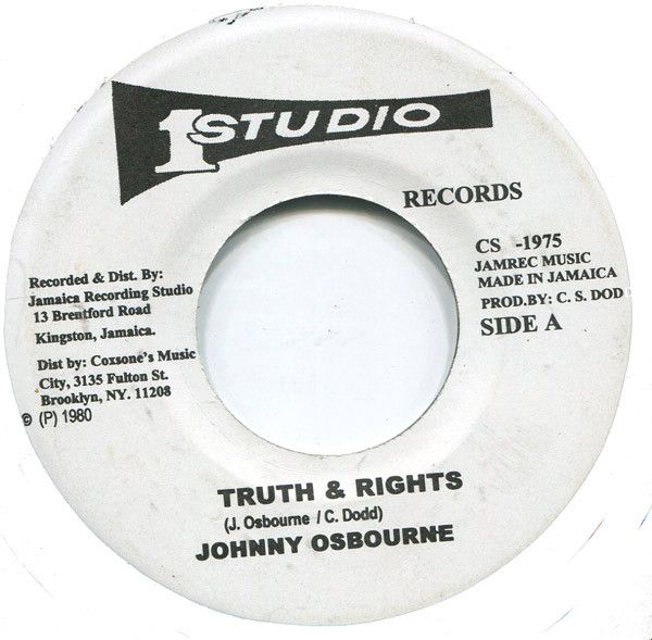 ・アーティスト Johnny Osbourne ・タイトル Truth & Rights / Let Me In ・レーベル・型番 Studio One CS1975 ・フォーマット 7インチレコード ・コンディション(盤) 良い (VG+) ・コンディション(ジャケット) ・コンディション(帯) オビなし ・特記事項 サンプル画像です。実際の商品の画像ではありません 商品写真はバーコード/カタログ番号に対応したサンプル画像ですので、お送りする商品の画像ではありません。帯やライナーなどの付属品は、特記事項に記載されている場合のみ含まれます。プロモやカラーレコードなどの仕様についても、該当する場合のみ特記事項に記載しています。 【ご購入前に必ずご確認ください】 ・本店サイト(www.recordcity.jp)とは価格、送料が違います ・本店サイト、その他支店のオーダーとは同梱発送できません ・注文確定後に別の注文を頂いた場合、注文同士の同梱は致しかねます。 ・別倉庫から発送しているため、店頭受け渡しは対応しておりません ・一部商品は他の通販サイトでも販売しているため、ご注文のタイミングによっては商品のご用意ができない場合がございます。 ・土日祝日はお休みです 金曜・祝前日9時以降のご連絡またはご入金は、返答または発送が週明け・祝日明けに順次対応となります。 ・ご購入後のキャンセル不可 ご購入後のキャンセルはいかなる理由においてもお受けできません。ご了承の上、ご購入くださいませ。 ・日本郵便(ゆうパック/ゆうメール)によるお届けになります。 ・中古品であることをご理解ください 当ストアでは中古商品を主に販売しております。中古品であることをご理解の上ご購入ください。また、一部商品はRecordCityオンラインストアで試聴可能です。 ・返品について お客様のご都合による返品は一切承っておりません。 表記の内容と実際の商品に相違がある場合、また針飛び等で返品・返金をご希望される場合は、商品の到着後1週間以内にご連絡ください。商品の返送をこちらで確認後、キャンセル・返金を行います。 コンディションVG以下の商品は返品できません。プレイに影響のない表面のこすれ傷、プレス起因のノイズ盤は返品の対象外です。 【コンディション表記】 ・ほぼ新品(M-)(Like New) 完全な新品。未使用。当店ではほぼ使用しません ・非常に良い(EX)(Excellent) 中古盤として美品な状態。わずかな経年を感じるものの傷みを感じさせない、当店基準で最高の状態 ・良い(VG+)(Very Good Plus) 丁寧に扱われた中古品で、軽い使用感がみられる。 ・可(VG)(Acceptable) 使い込まれた中古品で、「良い」よりもさらに使用感がみられる。 ・悪い(VG-)(Bad) 状態が悪いアイテム。使用の保障はなく、再生不可、針飛び、目立つノイズがあるかもしれない。状態によるクレーム不可。返品不可。 ・非常に悪い(G)(Very Bad) 「悪い」よりさらに状態が悪いアイテム。使用の保障はなく、再生不可、針飛び、目立つノイズがあるかもしれない。状態によるクレーム不可。返品不可。 ・ジャンク(Fair)(Junk/Fair) 割れている、反っている、水ダメージがある、カビ、ジャケットが分離している、ひどい書き込み、ひどい擦れなど最低の状態。使用の保障はなく、再生不可、針飛び、目立つノイズがあるかもしれない。状態によるクレーム不可。返品不可。 ・ジャンク(Poor)(Junk/Poor) 割れている、反っている、水ダメージがある、カビ、ジャケットが分離している、ひどい書き込み、ひどい擦れなど最低の状態。使用の保障はなく、再生不可、針飛び、目立つノイズがあるかもしれない。状態によるクレーム不可。返品不可。