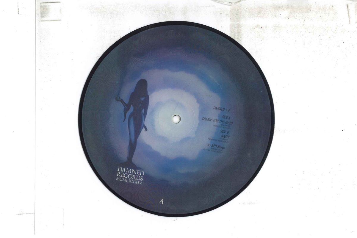 ・アーティスト Damned ・タイトル Thanks For The Night / Nasty ・レーベル・型番 DAMNED DAMNED1P ・フォーマット 7インチレコード ・コンディション(盤) 良い (VG+) ・コンディション(ジャケット) カバーなし ・コンディション(帯) オビなし ・特記事項 【ピクチャーディスク】 実際に発送される商品の画像です 【ご購入前に必ずご確認ください】 ・本店サイト(www.recordcity.jp)とは価格、送料が違います ・本店サイト、その他支店のオーダーとは同梱発送できません ・注文確定後に別の注文を頂いた場合、注文同士の同梱は致しかねます。 ・別倉庫から発送しているため、店頭受け渡しは対応しておりません ・一部商品は他の通販サイトでも販売しているため、ご注文のタイミングによっては商品のご用意ができない場合がございます。 ・土日祝日はお休みです 金曜・祝前日9時以降のご連絡またはご入金は、返答または発送が週明け・祝日明けに順次対応となります。 ・ご購入後のキャンセル不可 ご購入後のキャンセルはいかなる理由においてもお受けできません。ご了承の上、ご購入くださいませ。 ・日本郵便(ゆうパック/ゆうメール)によるお届けになります。 ・中古品であることをご理解ください 当ストアでは中古商品を主に販売しております。中古品であることをご理解の上ご購入ください。また、一部商品はRecordCityオンラインストアで試聴可能です。 ・返品について お客様のご都合による返品は一切承っておりません。 表記の内容と実際の商品に相違がある場合、また針飛び等で返品・返金をご希望される場合は、商品の到着後1週間以内にご連絡ください。商品の返送をこちらで確認後、キャンセル・返金を行います。 コンディションVG以下の商品は返品できません。プレイに影響のない表面のこすれ傷、プレス起因のノイズ盤は返品の対象外です。 【コンディション表記】 ・ほぼ新品(M-)(Like New) 完全な新品。未使用。当店ではほぼ使用しません ・非常に良い(EX)(Excellent) 中古盤として美品な状態。わずかな経年を感じるものの傷みを感じさせない、当店基準で最高の状態 ・良い(VG+)(Very Good Plus) 丁寧に扱われた中古品で、軽い使用感がみられる。 ・可(VG)(Acceptable) 使い込まれた中古品で、「良い」よりもさらに使用感がみられる。 ・悪い(VG-)(Bad) 状態が悪いアイテム。使用の保障はなく、再生不可、針飛び、目立つノイズがあるかもしれない。状態によるクレーム不可。返品不可。 ・非常に悪い(G)(Very Bad) 「悪い」よりさらに状態が悪いアイテム。使用の保障はなく、再生不可、針飛び、目立つノイズがあるかもしれない。状態によるクレーム不可。返品不可。 ・ジャンク(Fair)(Junk/Fair) 割れている、反っている、水ダメージがある、カビ、ジャケットが分離している、ひどい書き込み、ひどい擦れなど最低の状態。使用の保障はなく、再生不可、針飛び、目立つノイズがあるかもしれない。状態によるクレーム不可。返品不可。 ・ジャンク(Poor)(Junk/Poor) 割れている、反っている、水ダメージがある、カビ、ジャケットが分離している、ひどい書き込み、ひどい擦れなど最低の状態。使用の保障はなく、再生不可、針飛び、目立つノイズがあるかもしれない。状態によるクレーム不可。返品不可。