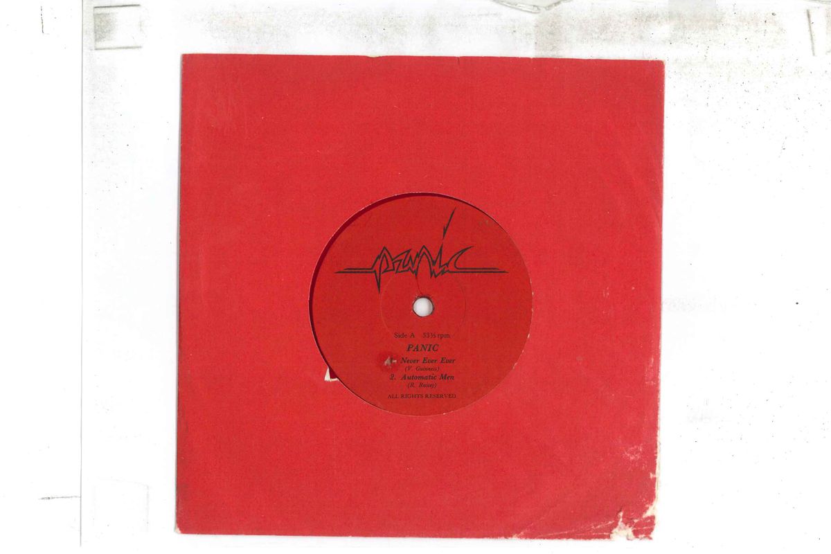 ・アーティスト Panic ・タイトル Never Ever Ever / Automatic Men / Midnight 1980. ・レーベル・型番 NOT ON LABEL PANIC1 ・フォーマット 7インチレコード ・コンディション(盤) 良い (VG+) ・コンディション(ジャケット) プレインカバー（元ジャケット／カバー無し） ・コンディション(帯) オビなし ・特記事項 【カラー盤（レッド）】 実際に発送される商品の画像です 【ご購入前に必ずご確認ください】 ・本店サイト(www.recordcity.jp)とは価格、送料が違います ・本店サイト、その他支店のオーダーとは同梱発送できません ・注文確定後に別の注文を頂いた場合、注文同士の同梱は致しかねます。 ・別倉庫から発送しているため、店頭受け渡しは対応しておりません ・一部商品は他の通販サイトでも販売しているため、ご注文のタイミングによっては商品のご用意ができない場合がございます。 ・土日祝日はお休みです 金曜・祝前日9時以降のご連絡またはご入金は、返答または発送が週明け・祝日明けに順次対応となります。 ・ご購入後のキャンセル不可 ご購入後のキャンセルはいかなる理由においてもお受けできません。ご了承の上、ご購入くださいませ。 ・日本郵便(ゆうパック/ゆうメール)によるお届けになります。 ・中古品であることをご理解ください 当ストアでは中古商品を主に販売しております。中古品であることをご理解の上ご購入ください。また、一部商品はRecordCityオンラインストアで試聴可能です。 ・返品について お客様のご都合による返品は一切承っておりません。 表記の内容と実際の商品に相違がある場合、また針飛び等で返品・返金をご希望される場合は、商品の到着後1週間以内にご連絡ください。商品の返送をこちらで確認後、キャンセル・返金を行います。 コンディションVG以下の商品は返品できません。プレイに影響のない表面のこすれ傷、プレス起因のノイズ盤は返品の対象外です。 【コンディション表記】 ・ほぼ新品(M-)(Like New) 完全な新品。未使用。当店ではほぼ使用しません ・非常に良い(EX)(Excellent) 中古盤として美品な状態。わずかな経年を感じるものの傷みを感じさせない、当店基準で最高の状態 ・良い(VG+)(Very Good Plus) 丁寧に扱われた中古品で、軽い使用感がみられる。 ・可(VG)(Acceptable) 使い込まれた中古品で、「良い」よりもさらに使用感がみられる。 ・悪い(VG-)(Bad) 状態が悪いアイテム。使用の保障はなく、再生不可、針飛び、目立つノイズがあるかもしれない。状態によるクレーム不可。返品不可。 ・非常に悪い(G)(Very Bad) 「悪い」よりさらに状態が悪いアイテム。使用の保障はなく、再生不可、針飛び、目立つノイズがあるかもしれない。状態によるクレーム不可。返品不可。 ・ジャンク(Fair)(Junk/Fair) 割れている、反っている、水ダメージがある、カビ、ジャケットが分離している、ひどい書き込み、ひどい擦れなど最低の状態。使用の保障はなく、再生不可、針飛び、目立つノイズがあるかもしれない。状態によるクレーム不可。返品不可。 ・ジャンク(Poor)(Junk/Poor) 割れている、反っている、水ダメージがある、カビ、ジャケットが分離している、ひどい書き込み、ひどい擦れなど最低の状態。使用の保障はなく、再生不可、針飛び、目立つノイズがあるかもしれない。状態によるクレーム不可。返品不可。