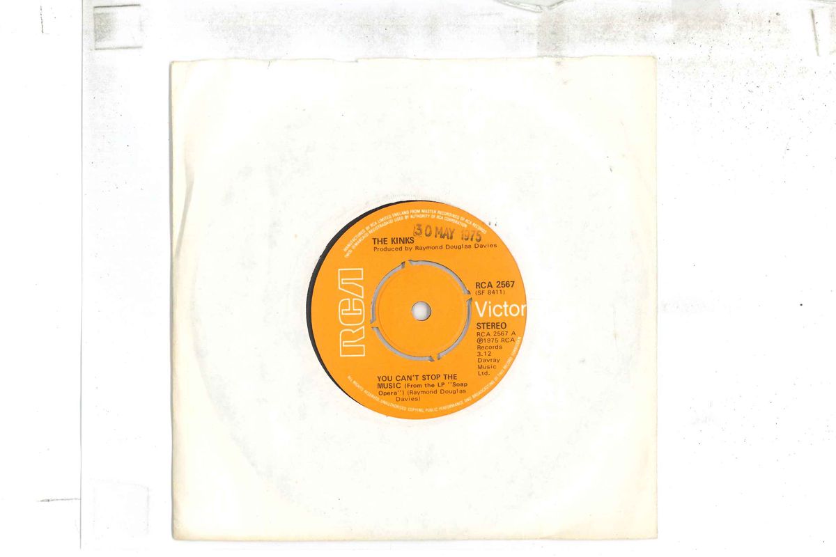 ・アーティスト Kinks ・タイトル You Can't Stop The Music / Have Another Drink ・レーベル・型番 RCA VICTOR RCA2567 ・フォーマット 7インチレコード ・コンディション(盤) 良い (VG+) ・コンディション(ジャケット) プレインカバー（元ジャケット／カバー無し） ・コンディション(帯) オビなし ・特記事項 実際に発送される商品の画像です 【ご購入前に必ずご確認ください】 ・本店サイト(www.recordcity.jp)とは価格、送料が違います ・本店サイト、その他支店のオーダーとは同梱発送できません ・注文確定後に別の注文を頂いた場合、注文同士の同梱は致しかねます。 ・別倉庫から発送しているため、店頭受け渡しは対応しておりません ・一部商品は他の通販サイトでも販売しているため、ご注文のタイミングによっては商品のご用意ができない場合がございます。 ・土日祝日はお休みです 金曜・祝前日9時以降のご連絡またはご入金は、返答または発送が週明け・祝日明けに順次対応となります。 ・ご購入後のキャンセル不可 ご購入後のキャンセルはいかなる理由においてもお受けできません。ご了承の上、ご購入くださいませ。 ・日本郵便(ゆうパック/ゆうメール)によるお届けになります。 ・中古品であることをご理解ください 当ストアでは中古商品を主に販売しております。中古品であることをご理解の上ご購入ください。また、一部商品はRecordCityオンラインストアで試聴可能です。 ・返品について お客様のご都合による返品は一切承っておりません。 表記の内容と実際の商品に相違がある場合、また針飛び等で返品・返金をご希望される場合は、商品の到着後1週間以内にご連絡ください。商品の返送をこちらで確認後、キャンセル・返金を行います。 コンディションVG以下の商品は返品できません。プレイに影響のない表面のこすれ傷、プレス起因のノイズ盤は返品の対象外です。 【コンディション表記】 ・ほぼ新品(M-)(Like New) 完全な新品。未使用。当店ではほぼ使用しません ・非常に良い(EX)(Excellent) 中古盤として美品な状態。わずかな経年を感じるものの傷みを感じさせない、当店基準で最高の状態 ・良い(VG+)(Very Good Plus) 丁寧に扱われた中古品で、軽い使用感がみられる。 ・可(VG)(Acceptable) 使い込まれた中古品で、「良い」よりもさらに使用感がみられる。 ・悪い(VG-)(Bad) 状態が悪いアイテム。使用の保障はなく、再生不可、針飛び、目立つノイズがあるかもしれない。状態によるクレーム不可。返品不可。 ・非常に悪い(G)(Very Bad) 「悪い」よりさらに状態が悪いアイテム。使用の保障はなく、再生不可、針飛び、目立つノイズがあるかもしれない。状態によるクレーム不可。返品不可。 ・ジャンク(Fair)(Junk/Fair) 割れている、反っている、水ダメージがある、カビ、ジャケットが分離している、ひどい書き込み、ひどい擦れなど最低の状態。使用の保障はなく、再生不可、針飛び、目立つノイズがあるかもしれない。状態によるクレーム不可。返品不可。 ・ジャンク(Poor)(Junk/Poor) 割れている、反っている、水ダメージがある、カビ、ジャケットが分離している、ひどい書き込み、ひどい擦れなど最低の状態。使用の保障はなく、再生不可、針飛び、目立つノイズがあるかもしれない。状態によるクレーム不可。返品不可。