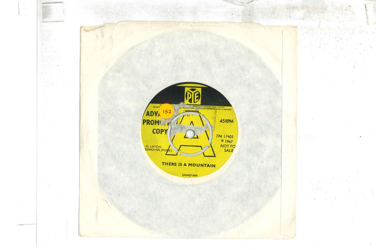 ・アーティスト Donovan ・タイトル There Is A Mountain / Sand And Foam ・レーベル・型番 PYE 7N17403PROMO ・フォーマット 7インチレコード ・コンディション(盤) 良い (VG+) ・コンディション(ジャケット) プレインカバー（元ジャケット／カバー無し） ・コンディション(帯) オビなし ・特記事項 【プロモ盤】 【プロモ印刷レーベル】【レーベルにシール付着】 実際に発送される商品の画像です 【ご購入前に必ずご確認ください】 ・本店サイト(www.recordcity.jp)とは価格、送料が違います ・本店サイト、その他支店のオーダーとは同梱発送できません ・注文確定後に別の注文を頂いた場合、注文同士の同梱は致しかねます。 ・別倉庫から発送しているため、店頭受け渡しは対応しておりません ・一部商品は他の通販サイトでも販売しているため、ご注文のタイミングによっては商品のご用意ができない場合がございます。 ・土日祝日はお休みです 金曜・祝前日9時以降のご連絡またはご入金は、返答または発送が週明け・祝日明けに順次対応となります。 ・ご購入後のキャンセル不可 ご購入後のキャンセルはいかなる理由においてもお受けできません。ご了承の上、ご購入くださいませ。 ・日本郵便(ゆうパック/ゆうメール)によるお届けになります。 ・中古品であることをご理解ください 当ストアでは中古商品を主に販売しております。中古品であることをご理解の上ご購入ください。また、一部商品はRecordCityオンラインストアで試聴可能です。 ・返品について お客様のご都合による返品は一切承っておりません。 表記の内容と実際の商品に相違がある場合、また針飛び等で返品・返金をご希望される場合は、商品の到着後1週間以内にご連絡ください。商品の返送をこちらで確認後、キャンセル・返金を行います。 コンディションVG以下の商品は返品できません。プレイに影響のない表面のこすれ傷、プレス起因のノイズ盤は返品の対象外です。 【コンディション表記】 ・ほぼ新品(M-)(Like New) 完全な新品。未使用。当店ではほぼ使用しません ・非常に良い(EX)(Excellent) 中古盤として美品な状態。わずかな経年を感じるものの傷みを感じさせない、当店基準で最高の状態 ・良い(VG+)(Very Good Plus) 丁寧に扱われた中古品で、軽い使用感がみられる。 ・可(VG)(Acceptable) 使い込まれた中古品で、「良い」よりもさらに使用感がみられる。 ・悪い(VG-)(Bad) 状態が悪いアイテム。使用の保障はなく、再生不可、針飛び、目立つノイズがあるかもしれない。状態によるクレーム不可。返品不可。 ・非常に悪い(G)(Very Bad) 「悪い」よりさらに状態が悪いアイテム。使用の保障はなく、再生不可、針飛び、目立つノイズがあるかもしれない。状態によるクレーム不可。返品不可。 ・ジャンク(Fair)(Junk/Fair) 割れている、反っている、水ダメージがある、カビ、ジャケットが分離している、ひどい書き込み、ひどい擦れなど最低の状態。使用の保障はなく、再生不可、針飛び、目立つノイズがあるかもしれない。状態によるクレーム不可。返品不可。 ・ジャンク(Poor)(Junk/Poor) 割れている、反っている、水ダメージがある、カビ、ジャケットが分離している、ひどい書き込み、ひどい擦れなど最低の状態。使用の保障はなく、再生不可、針飛び、目立つノイズがあるかもしれない。状態によるクレーム不可。返品不可。