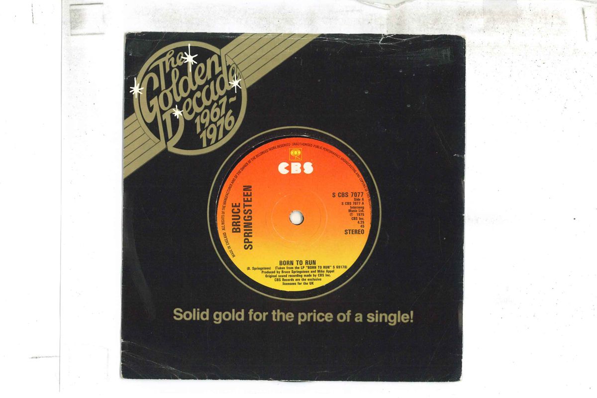 ・アーティスト Bruce Springsteen ・タイトル Born To Run / Meeting Across The River ・レーベル・型番 CBS SCBS7077 ・フォーマット 7インチレコード ・コンディション(盤) 良い (VG+) ・コンディション(ジャケット) プレインカバー（元ジャケット／カバー無し） ・コンディション(帯) オビなし ・特記事項 【company sleeve】 実際に発送される商品の画像です 【ご購入前に必ずご確認ください】 ・本店サイト(www.recordcity.jp)とは価格、送料が違います ・本店サイト、その他支店のオーダーとは同梱発送できません ・注文確定後に別の注文を頂いた場合、注文同士の同梱は致しかねます。 ・別倉庫から発送しているため、店頭受け渡しは対応しておりません ・一部商品は他の通販サイトでも販売しているため、ご注文のタイミングによっては商品のご用意ができない場合がございます。 ・土日祝日はお休みです 金曜・祝前日9時以降のご連絡またはご入金は、返答または発送が週明け・祝日明けに順次対応となります。 ・ご購入後のキャンセル不可 ご購入後のキャンセルはいかなる理由においてもお受けできません。ご了承の上、ご購入くださいませ。 ・日本郵便(ゆうパック/ゆうメール)によるお届けになります。 ・中古品であることをご理解ください 当ストアでは中古商品を主に販売しております。中古品であることをご理解の上ご購入ください。また、一部商品はRecordCityオンラインストアで試聴可能です。 ・返品について お客様のご都合による返品は一切承っておりません。 表記の内容と実際の商品に相違がある場合、また針飛び等で返品・返金をご希望される場合は、商品の到着後1週間以内にご連絡ください。商品の返送をこちらで確認後、キャンセル・返金を行います。 コンディションVG以下の商品は返品できません。プレイに影響のない表面のこすれ傷、プレス起因のノイズ盤は返品の対象外です。 【コンディション表記】 ・ほぼ新品(M-)(Like New) 完全な新品。未使用。当店ではほぼ使用しません ・非常に良い(EX)(Excellent) 中古盤として美品な状態。わずかな経年を感じるものの傷みを感じさせない、当店基準で最高の状態 ・良い(VG+)(Very Good Plus) 丁寧に扱われた中古品で、軽い使用感がみられる。 ・可(VG)(Acceptable) 使い込まれた中古品で、「良い」よりもさらに使用感がみられる。 ・悪い(VG-)(Bad) 状態が悪いアイテム。使用の保障はなく、再生不可、針飛び、目立つノイズがあるかもしれない。状態によるクレーム不可。返品不可。 ・非常に悪い(G)(Very Bad) 「悪い」よりさらに状態が悪いアイテム。使用の保障はなく、再生不可、針飛び、目立つノイズがあるかもしれない。状態によるクレーム不可。返品不可。 ・ジャンク(Fair)(Junk/Fair) 割れている、反っている、水ダメージがある、カビ、ジャケットが分離している、ひどい書き込み、ひどい擦れなど最低の状態。使用の保障はなく、再生不可、針飛び、目立つノイズがあるかもしれない。状態によるクレーム不可。返品不可。 ・ジャンク(Poor)(Junk/Poor) 割れている、反っている、水ダメージがある、カビ、ジャケットが分離している、ひどい書き込み、ひどい擦れなど最低の状態。使用の保障はなく、再生不可、針飛び、目立つノイズがあるかもしれない。状態によるクレーム不可。返品不可。
