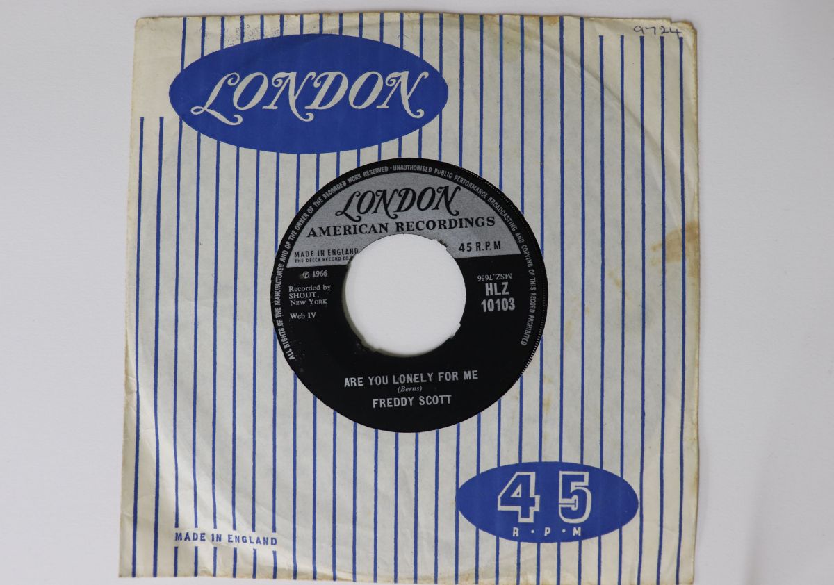 ・アーティスト Freddie Scott ・タイトル Are You Lonely For Me / Where Were You ・レーベル・型番 LONDON HLZ10103 ・フォーマット 7インチレコード ・コンディション(盤) 良い (VG+) ・コンディション(ジャケット) プレインカバー（元ジャケット／カバー無し） ・コンディション(帯) オビなし ・特記事項 【company sleeve】 実際に発送される商品の画像です 【ご購入前に必ずご確認ください】 ・本店サイト(www.recordcity.jp)とは価格、送料が違います ・本店サイト、その他支店のオーダーとは同梱発送できません ・注文確定後に別の注文を頂いた場合、注文同士の同梱は致しかねます。 ・別倉庫から発送しているため、店頭受け渡しは対応しておりません ・一部商品は他の通販サイトでも販売しているため、ご注文のタイミングによっては商品のご用意ができない場合がございます。 ・土日祝日はお休みです 金曜・祝前日9時以降のご連絡またはご入金は、返答または発送が週明け・祝日明けに順次対応となります。 ・ご購入後のキャンセル不可 ご購入後のキャンセルはいかなる理由においてもお受けできません。ご了承の上、ご購入くださいませ。 ・日本郵便(ゆうパック/ゆうメール)によるお届けになります。 ・中古品であることをご理解ください 当ストアでは中古商品を主に販売しております。中古品であることをご理解の上ご購入ください。また、一部商品はRecordCityオンラインストアで試聴可能です。 ・返品について お客様のご都合による返品は一切承っておりません。 表記の内容と実際の商品に相違がある場合、また針飛び等で返品・返金をご希望される場合は、商品の到着後1週間以内にご連絡ください。商品の返送をこちらで確認後、キャンセル・返金を行います。 コンディションVG以下の商品は返品できません。プレイに影響のない表面のこすれ傷、プレス起因のノイズ盤は返品の対象外です。 【コンディション表記】 ・ほぼ新品(M-)(Like New) 完全な新品。未使用。当店ではほぼ使用しません ・非常に良い(EX)(Excellent) 中古盤として美品な状態。わずかな経年を感じるものの傷みを感じさせない、当店基準で最高の状態 ・良い(VG+)(Very Good Plus) 丁寧に扱われた中古品で、軽い使用感がみられる。 ・可(VG)(Acceptable) 使い込まれた中古品で、「良い」よりもさらに使用感がみられる。 ・悪い(VG-)(Bad) 状態が悪いアイテム。使用の保障はなく、再生不可、針飛び、目立つノイズがあるかもしれない。状態によるクレーム不可。返品不可。 ・非常に悪い(G)(Very Bad) 「悪い」よりさらに状態が悪いアイテム。使用の保障はなく、再生不可、針飛び、目立つノイズがあるかもしれない。状態によるクレーム不可。返品不可。 ・ジャンク(Fair)(Junk/Fair) 割れている、反っている、水ダメージがある、カビ、ジャケットが分離している、ひどい書き込み、ひどい擦れなど最低の状態。使用の保障はなく、再生不可、針飛び、目立つノイズがあるかもしれない。状態によるクレーム不可。返品不可。 ・ジャンク(Poor)(Junk/Poor) 割れている、反っている、水ダメージがある、カビ、ジャケットが分離している、ひどい書き込み、ひどい擦れなど最低の状態。使用の保障はなく、再生不可、針飛び、目立つノイズがあるかもしれない。状態によるクレーム不可。返品不可。