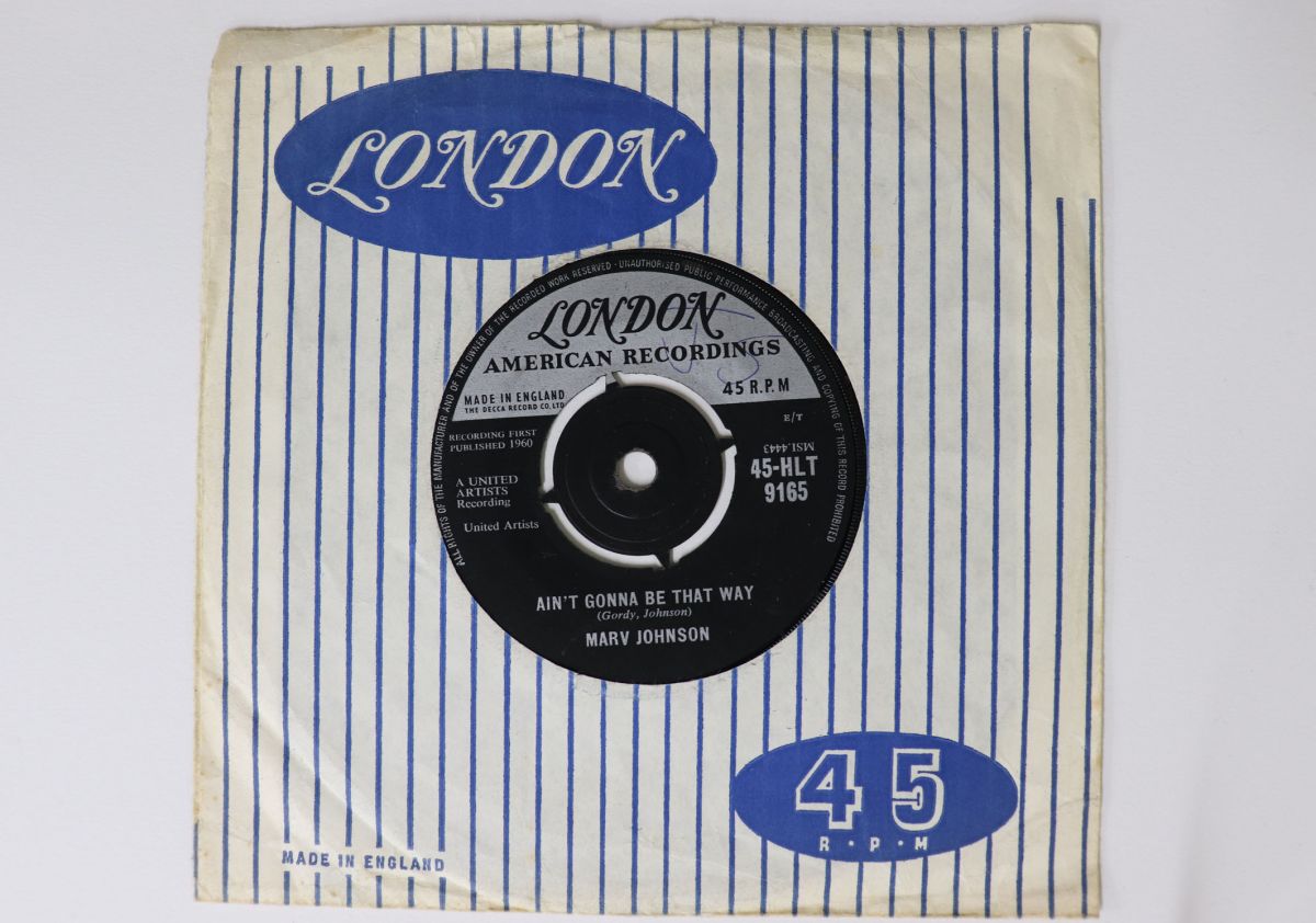 ・アーティスト Marv Johnson ・タイトル Ain't Gonna Be That Way / All The Love I've Got ・レーベル・型番 LONDON 45HTL9165 ・フォーマット 7インチレコード ・コンディション(盤) 可 (VG) ・コンディション(ジャケット) プレインカバー（元ジャケット／カバー無し） ・コンディション(帯) オビなし ・特記事項 【盤に目立った跡】【company sleeve】 実際に発送される商品の画像です 【ご購入前に必ずご確認ください】 ・本店サイト(www.recordcity.jp)とは価格、送料が違います ・本店サイト、その他支店のオーダーとは同梱発送できません ・注文確定後に別の注文を頂いた場合、注文同士の同梱は致しかねます。 ・別倉庫から発送しているため、店頭受け渡しは対応しておりません ・一部商品は他の通販サイトでも販売しているため、ご注文のタイミングによっては商品のご用意ができない場合がございます。 ・土日祝日はお休みです 金曜・祝前日9時以降のご連絡またはご入金は、返答または発送が週明け・祝日明けに順次対応となります。 ・ご購入後のキャンセル不可 ご購入後のキャンセルはいかなる理由においてもお受けできません。ご了承の上、ご購入くださいませ。 ・日本郵便(ゆうパック/ゆうメール)によるお届けになります。 ・中古品であることをご理解ください 当ストアでは中古商品を主に販売しております。中古品であることをご理解の上ご購入ください。また、一部商品はRecordCityオンラインストアで試聴可能です。 ・返品について お客様のご都合による返品は一切承っておりません。 表記の内容と実際の商品に相違がある場合、また針飛び等で返品・返金をご希望される場合は、商品の到着後1週間以内にご連絡ください。商品の返送をこちらで確認後、キャンセル・返金を行います。 コンディションVG以下の商品は返品できません。プレイに影響のない表面のこすれ傷、プレス起因のノイズ盤は返品の対象外です。 【コンディション表記】 ・ほぼ新品(M-)(Like New) 完全な新品。未使用。当店ではほぼ使用しません ・非常に良い(EX)(Excellent) 中古盤として美品な状態。わずかな経年を感じるものの傷みを感じさせない、当店基準で最高の状態 ・良い(VG+)(Very Good Plus) 丁寧に扱われた中古品で、軽い使用感がみられる。 ・可(VG)(Acceptable) 使い込まれた中古品で、「良い」よりもさらに使用感がみられる。 ・悪い(VG-)(Bad) 状態が悪いアイテム。使用の保障はなく、再生不可、針飛び、目立つノイズがあるかもしれない。状態によるクレーム不可。返品不可。 ・非常に悪い(G)(Very Bad) 「悪い」よりさらに状態が悪いアイテム。使用の保障はなく、再生不可、針飛び、目立つノイズがあるかもしれない。状態によるクレーム不可。返品不可。 ・ジャンク(Fair)(Junk/Fair) 割れている、反っている、水ダメージがある、カビ、ジャケットが分離している、ひどい書き込み、ひどい擦れなど最低の状態。使用の保障はなく、再生不可、針飛び、目立つノイズがあるかもしれない。状態によるクレーム不可。返品不可。 ・ジャンク(Poor)(Junk/Poor) 割れている、反っている、水ダメージがある、カビ、ジャケットが分離している、ひどい書き込み、ひどい擦れなど最低の状態。使用の保障はなく、再生不可、針飛び、目立つノイズがあるかもしれない。状態によるクレーム不可。返品不可。