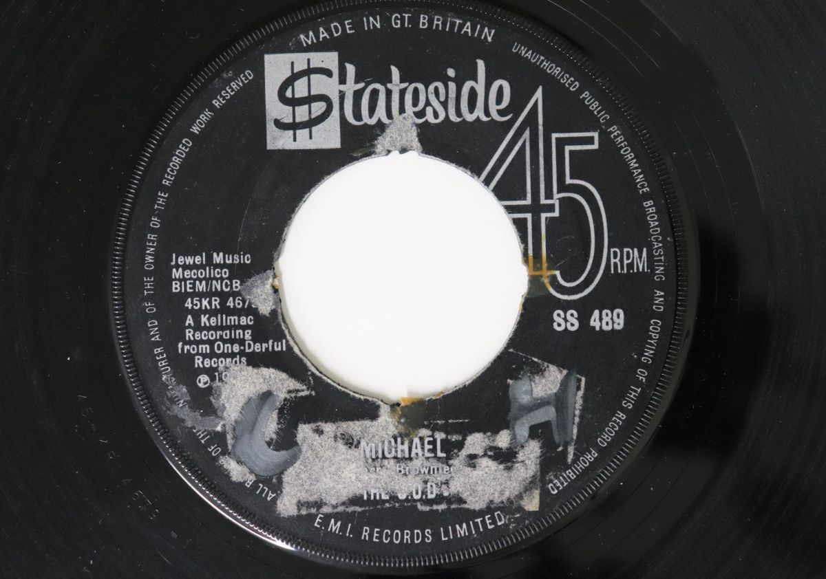 ・アーティスト C.o.d.'s ・タイトル Michael / Cry No More ・レーベル・型番 STATESIDE SS489 ・フォーマット 7インチレコード ・コンディション(盤) 可 (VG) ・コンディション(ジャケット) プレインカバー（元ジャケット／カバー無し） ・コンディション(帯) オビなし ・特記事項 【盤に目立ったキズ】【レーベルに書き込み】 実際に発送される商品の画像です 【ご購入前に必ずご確認ください】 ・本店サイト(www.recordcity.jp)とは価格、送料が違います ・本店サイト、その他支店のオーダーとは同梱発送できません ・注文確定後に別の注文を頂いた場合、注文同士の同梱は致しかねます。 ・別倉庫から発送しているため、店頭受け渡しは対応しておりません ・一部商品は他の通販サイトでも販売しているため、ご注文のタイミングによっては商品のご用意ができない場合がございます。 ・土日祝日はお休みです 金曜・祝前日9時以降のご連絡またはご入金は、返答または発送が週明け・祝日明けに順次対応となります。 ・ご購入後のキャンセル不可 ご購入後のキャンセルはいかなる理由においてもお受けできません。ご了承の上、ご購入くださいませ。 ・日本郵便(ゆうパック/ゆうメール)によるお届けになります。 ・中古品であることをご理解ください 当ストアでは中古商品を主に販売しております。中古品であることをご理解の上ご購入ください。また、一部商品はRecordCityオンラインストアで試聴可能です。 ・返品について お客様のご都合による返品は一切承っておりません。 表記の内容と実際の商品に相違がある場合、また針飛び等で返品・返金をご希望される場合は、商品の到着後1週間以内にご連絡ください。商品の返送をこちらで確認後、キャンセル・返金を行います。 コンディションVG以下の商品は返品できません。プレイに影響のない表面のこすれ傷、プレス起因のノイズ盤は返品の対象外です。 【コンディション表記】 ・ほぼ新品(M-)(Like New) 完全な新品。未使用。当店ではほぼ使用しません ・非常に良い(EX)(Excellent) 中古盤として美品な状態。わずかな経年を感じるものの傷みを感じさせない、当店基準で最高の状態 ・良い(VG+)(Very Good Plus) 丁寧に扱われた中古品で、軽い使用感がみられる。 ・可(VG)(Acceptable) 使い込まれた中古品で、「良い」よりもさらに使用感がみられる。 ・悪い(VG-)(Bad) 状態が悪いアイテム。使用の保障はなく、再生不可、針飛び、目立つノイズがあるかもしれない。状態によるクレーム不可。返品不可。 ・非常に悪い(G)(Very Bad) 「悪い」よりさらに状態が悪いアイテム。使用の保障はなく、再生不可、針飛び、目立つノイズがあるかもしれない。状態によるクレーム不可。返品不可。 ・ジャンク(Fair)(Junk/Fair) 割れている、反っている、水ダメージがある、カビ、ジャケットが分離している、ひどい書き込み、ひどい擦れなど最低の状態。使用の保障はなく、再生不可、針飛び、目立つノイズがあるかもしれない。状態によるクレーム不可。返品不可。 ・ジャンク(Poor)(Junk/Poor) 割れている、反っている、水ダメージがある、カビ、ジャケットが分離している、ひどい書き込み、ひどい擦れなど最低の状態。使用の保障はなく、再生不可、針飛び、目立つノイズがあるかもしれない。状態によるクレーム不可。返品不可。