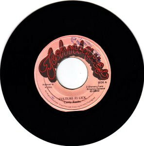 ・アーティスト Cutty Ranks ・タイトル Culture Fi Lick ・レーベル・型番 Techniques NONE ・フォーマット 7インチレコード ・コンディション(盤) 良い (VG+) ・コンディション(ジャケット) ・コンディション(帯) オビなし ・特記事項 サンプル画像です。実際の商品の画像ではありません 商品写真はバーコード/カタログ番号に対応したサンプル画像ですので、お送りする商品の画像ではありません。帯やライナーなどの付属品は、特記事項に記載されている場合のみ含まれます。プロモやカラーレコードなどの仕様についても、該当する場合のみ特記事項に記載しています。 【ご購入前に必ずご確認ください】 ・本店サイト(www.recordcity.jp)とは価格、送料が違います ・本店サイト、その他支店のオーダーとは同梱発送できません ・注文確定後に別の注文を頂いた場合、注文同士の同梱は致しかねます。 ・別倉庫から発送しているため、店頭受け渡しは対応しておりません ・一部商品は他の通販サイトでも販売しているため、ご注文のタイミングによっては商品のご用意ができない場合がございます。 ・土日祝日はお休みです 金曜・祝前日9時以降のご連絡またはご入金は、返答または発送が週明け・祝日明けに順次対応となります。 ・ご購入後のキャンセル不可 ご購入後のキャンセルはいかなる理由においてもお受けできません。ご了承の上、ご購入くださいませ。 ・日本郵便(ゆうパック/ゆうメール)によるお届けになります。 ・中古品であることをご理解ください 当ストアでは中古商品を主に販売しております。中古品であることをご理解の上ご購入ください。また、一部商品はRecordCityオンラインストアで試聴可能です。 ・返品について お客様のご都合による返品は一切承っておりません。 表記の内容と実際の商品に相違がある場合、また針飛び等で返品・返金をご希望される場合は、商品の到着後1週間以内にご連絡ください。商品の返送をこちらで確認後、キャンセル・返金を行います。 コンディションVG以下の商品は返品できません。プレイに影響のない表面のこすれ傷、プレス起因のノイズ盤は返品の対象外です。 【コンディション表記】 ・ほぼ新品(M-)(Like New) 完全な新品。未使用。当店ではほぼ使用しません ・非常に良い(EX)(Excellent) 中古盤として美品な状態。わずかな経年を感じるものの傷みを感じさせない、当店基準で最高の状態 ・良い(VG+)(Very Good Plus) 丁寧に扱われた中古品で、軽い使用感がみられる。 ・可(VG)(Acceptable) 使い込まれた中古品で、「良い」よりもさらに使用感がみられる。 ・悪い(VG-)(Bad) 状態が悪いアイテム。使用の保障はなく、再生不可、針飛び、目立つノイズがあるかもしれない。状態によるクレーム不可。返品不可。 ・非常に悪い(G)(Very Bad) 「悪い」よりさらに状態が悪いアイテム。使用の保障はなく、再生不可、針飛び、目立つノイズがあるかもしれない。状態によるクレーム不可。返品不可。 ・ジャンク(Fair)(Junk/Fair) 割れている、反っている、水ダメージがある、カビ、ジャケットが分離している、ひどい書き込み、ひどい擦れなど最低の状態。使用の保障はなく、再生不可、針飛び、目立つノイズがあるかもしれない。状態によるクレーム不可。返品不可。 ・ジャンク(Poor)(Junk/Poor) 割れている、反っている、水ダメージがある、カビ、ジャケットが分離している、ひどい書き込み、ひどい擦れなど最低の状態。使用の保障はなく、再生不可、針飛び、目立つノイズがあるかもしれない。状態によるクレーム不可。返品不可。