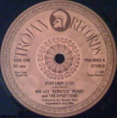 ・アーティスト Lee Perry & The Upsetters ・タイトル Sexy Lady / All Things Are Possible ・レーベル・型番 Trojan Records TRO9082 ・フォーマット 7インチレコード ・コンディション(盤) 非常に良い(EX) ・コンディション(ジャケット) ・コンディション(帯) オビなし ・特記事項 サンプル画像です。実際の商品の画像ではありません 商品写真はバーコード/カタログ番号に対応したサンプル画像ですので、お送りする商品の画像ではありません。帯やライナーなどの付属品は、特記事項に記載されている場合のみ含まれます。プロモやカラーレコードなどの仕様についても、該当する場合のみ特記事項に記載しています。 【ご購入前に必ずご確認ください】 ・本店サイト(www.recordcity.jp)とは価格、送料が違います ・本店サイト、その他支店のオーダーとは同梱発送できません ・注文確定後に別の注文を頂いた場合、注文同士の同梱は致しかねます。 ・別倉庫から発送しているため、店頭受け渡しは対応しておりません ・一部商品は他の通販サイトでも販売しているため、ご注文のタイミングによっては商品のご用意ができない場合がございます。 ・土日祝日はお休みです 金曜・祝前日9時以降のご連絡またはご入金は、返答または発送が週明け・祝日明けに順次対応となります。 ・ご購入後のキャンセル不可 ご購入後のキャンセルはいかなる理由においてもお受けできません。ご了承の上、ご購入くださいませ。 ・日本郵便(ゆうパック/ゆうメール)によるお届けになります。 ・中古品であることをご理解ください 当ストアでは中古商品を主に販売しております。中古品であることをご理解の上ご購入ください。また、一部商品はRecordCityオンラインストアで試聴可能です。 ・返品について お客様のご都合による返品は一切承っておりません。 表記の内容と実際の商品に相違がある場合、また針飛び等で返品・返金をご希望される場合は、商品の到着後1週間以内にご連絡ください。商品の返送をこちらで確認後、キャンセル・返金を行います。 コンディションVG以下の商品は返品できません。プレイに影響のない表面のこすれ傷、プレス起因のノイズ盤は返品の対象外です。 【コンディション表記】 ・ほぼ新品(M-)(Like New) 完全な新品。未使用。当店ではほぼ使用しません ・非常に良い(EX)(Excellent) 中古盤として美品な状態。わずかな経年を感じるものの傷みを感じさせない、当店基準で最高の状態 ・良い(VG+)(Very Good Plus) 丁寧に扱われた中古品で、軽い使用感がみられる。 ・可(VG)(Acceptable) 使い込まれた中古品で、「良い」よりもさらに使用感がみられる。 ・悪い(VG-)(Bad) 状態が悪いアイテム。使用の保障はなく、再生不可、針飛び、目立つノイズがあるかもしれない。状態によるクレーム不可。返品不可。 ・非常に悪い(G)(Very Bad) 「悪い」よりさらに状態が悪いアイテム。使用の保障はなく、再生不可、針飛び、目立つノイズがあるかもしれない。状態によるクレーム不可。返品不可。 ・ジャンク(Fair)(Junk/Fair) 割れている、反っている、水ダメージがある、カビ、ジャケットが分離している、ひどい書き込み、ひどい擦れなど最低の状態。使用の保障はなく、再生不可、針飛び、目立つノイズがあるかもしれない。状態によるクレーム不可。返品不可。 ・ジャンク(Poor)(Junk/Poor) 割れている、反っている、水ダメージがある、カビ、ジャケットが分離している、ひどい書き込み、ひどい擦れなど最低の状態。使用の保障はなく、再生不可、針飛び、目立つノイズがあるかもしれない。状態によるクレーム不可。返品不可。
