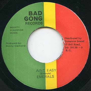 ・アーティスト Emerals ・タイトル Ain't Easy ・レーベル・型番 Bad Gong Records NONE ・フォーマット 7インチレコード ・コンディション(盤) 非常に良い(EX) ・コンディション(ジャケット) ・コンディション(帯) オビなし ・特記事項 【レーベルに書き込み】 サンプル画像です。実際の商品の画像ではありません 商品写真はバーコード/カタログ番号に対応したサンプル画像ですので、お送りする商品の画像ではありません。帯やライナーなどの付属品は、特記事項に記載されている場合のみ含まれます。プロモやカラーレコードなどの仕様についても、該当する場合のみ特記事項に記載しています。 【ご購入前に必ずご確認ください】 ・本店サイト(www.recordcity.jp)とは価格、送料が違います ・本店サイト、その他支店のオーダーとは同梱発送できません ・注文確定後に別の注文を頂いた場合、注文同士の同梱は致しかねます。 ・別倉庫から発送しているため、店頭受け渡しは対応しておりません ・一部商品は他の通販サイトでも販売しているため、ご注文のタイミングによっては商品のご用意ができない場合がございます。 ・土日祝日はお休みです 金曜・祝前日9時以降のご連絡またはご入金は、返答または発送が週明け・祝日明けに順次対応となります。 ・ご購入後のキャンセル不可 ご購入後のキャンセルはいかなる理由においてもお受けできません。ご了承の上、ご購入くださいませ。 ・日本郵便(ゆうパック/ゆうメール)によるお届けになります。 ・中古品であることをご理解ください 当ストアでは中古商品を主に販売しております。中古品であることをご理解の上ご購入ください。また、一部商品はRecordCityオンラインストアで試聴可能です。 ・返品について お客様のご都合による返品は一切承っておりません。 表記の内容と実際の商品に相違がある場合、また針飛び等で返品・返金をご希望される場合は、商品の到着後1週間以内にご連絡ください。商品の返送をこちらで確認後、キャンセル・返金を行います。 コンディションVG以下の商品は返品できません。プレイに影響のない表面のこすれ傷、プレス起因のノイズ盤は返品の対象外です。 【コンディション表記】 ・ほぼ新品(M-)(Like New) 完全な新品。未使用。当店ではほぼ使用しません ・非常に良い(EX)(Excellent) 中古盤として美品な状態。わずかな経年を感じるものの傷みを感じさせない、当店基準で最高の状態 ・良い(VG+)(Very Good Plus) 丁寧に扱われた中古品で、軽い使用感がみられる。 ・可(VG)(Acceptable) 使い込まれた中古品で、「良い」よりもさらに使用感がみられる。 ・悪い(VG-)(Bad) 状態が悪いアイテム。使用の保障はなく、再生不可、針飛び、目立つノイズがあるかもしれない。状態によるクレーム不可。返品不可。 ・非常に悪い(G)(Very Bad) 「悪い」よりさらに状態が悪いアイテム。使用の保障はなく、再生不可、針飛び、目立つノイズがあるかもしれない。状態によるクレーム不可。返品不可。 ・ジャンク(Fair)(Junk/Fair) 割れている、反っている、水ダメージがある、カビ、ジャケットが分離している、ひどい書き込み、ひどい擦れなど最低の状態。使用の保障はなく、再生不可、針飛び、目立つノイズがあるかもしれない。状態によるクレーム不可。返品不可。 ・ジャンク(Poor)(Junk/Poor) 割れている、反っている、水ダメージがある、カビ、ジャケットが分離している、ひどい書き込み、ひどい擦れなど最低の状態。使用の保障はなく、再生不可、針飛び、目立つノイズがあるかもしれない。状態によるクレーム不可。返品不可。