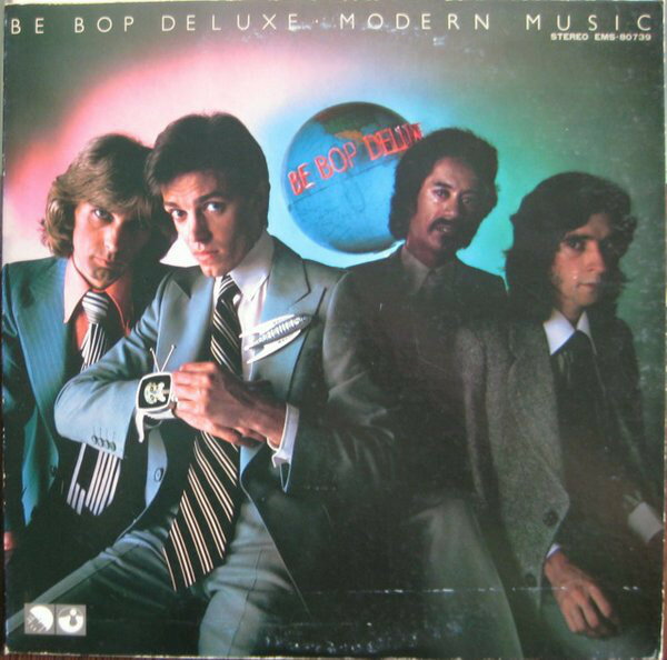 ・アーティスト Be Bop Deluxe ・タイトル Modern Music ・レーベル・型番 EMI EMS80739 ・フォーマット LPレコード ・コンディション(盤) 非常に良い(EX) ・コンディション(ジャケット) 非常に良い(EX) ・コンディション(帯) オビなし ・特記事項 【ライナー付き】 サンプル画像です。実際の商品の画像ではありません 商品写真はバーコード/カタログ番号に対応したサンプル画像ですので、お送りする商品の画像ではありません。帯やライナーなどの付属品は、特記事項に記載されている場合のみ含まれます。プロモやカラーレコードなどの仕様についても、該当する場合のみ特記事項に記載しています。 【ご購入前に必ずご確認ください】 ・本店サイト(www.recordcity.jp)とは価格、送料が違います ・本店サイト、その他支店のオーダーとは同梱発送できません ・注文確定後に別の注文を頂いた場合、注文同士の同梱は致しかねます。 ・別倉庫から発送しているため、店頭受け渡しは対応しておりません ・一部商品は他の通販サイトでも販売しているため、ご注文のタイミングによっては商品のご用意ができない場合がございます。 ・土日祝日はお休みです 金曜・祝前日9時以降のご連絡またはご入金は、返答または発送が週明け・祝日明けに順次対応となります。 ・ご購入後のキャンセル不可 ご購入後のキャンセルはいかなる理由においてもお受けできません。ご了承の上、ご購入くださいませ。 ・日本郵便(ゆうパック/ゆうメール)によるお届けになります。 ・中古品であることをご理解ください 当ストアでは中古商品を主に販売しております。中古品であることをご理解の上ご購入ください。また、一部商品はRecordCityオンラインストアで試聴可能です。 ・返品について お客様のご都合による返品は一切承っておりません。 表記の内容と実際の商品に相違がある場合、また針飛び等で返品・返金をご希望される場合は、商品の到着後1週間以内にご連絡ください。商品の返送をこちらで確認後、キャンセル・返金を行います。 コンディションVG以下の商品は返品できません。プレイに影響のない表面のこすれ傷、プレス起因のノイズ盤は返品の対象外です。 【コンディション表記】 ・ほぼ新品(M-)(Like New) 完全な新品。未使用。当店ではほぼ使用しません ・非常に良い(EX)(Excellent) 中古盤として美品な状態。わずかな経年を感じるものの傷みを感じさせない、当店基準で最高の状態 ・良い(VG+)(Very Good Plus) 丁寧に扱われた中古品で、軽い使用感がみられる。 ・可(VG)(Acceptable) 使い込まれた中古品で、「良い」よりもさらに使用感がみられる。 ・悪い(VG-)(Bad) 状態が悪いアイテム。使用の保障はなく、再生不可、針飛び、目立つノイズがあるかもしれない。状態によるクレーム不可。返品不可。 ・非常に悪い(G)(Very Bad) 「悪い」よりさらに状態が悪いアイテム。使用の保障はなく、再生不可、針飛び、目立つノイズがあるかもしれない。状態によるクレーム不可。返品不可。 ・ジャンク(Fair)(Junk/Fair) 割れている、反っている、水ダメージがある、カビ、ジャケットが分離している、ひどい書き込み、ひどい擦れなど最低の状態。使用の保障はなく、再生不可、針飛び、目立つノイズがあるかもしれない。状態によるクレーム不可。返品不可。 ・ジャンク(Poor)(Junk/Poor) 割れている、反っている、水ダメージがある、カビ、ジャケットが分離している、ひどい書き込み、ひどい擦れなど最低の状態。使用の保障はなく、再生不可、針飛び、目立つノイズがあるかもしれない。状態によるクレーム不可。返品不可。