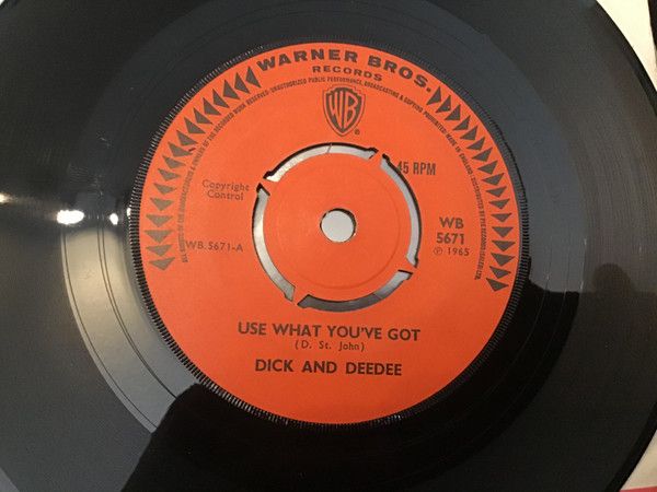 ・アーティスト Dick & Dee Dee ・タイトル Use What You've Got ・レーベル・型番 Warner Bros. Records WB5671 ・フォーマット 7インチレコード ・コンディション(盤) 可 (VG) ・コンディション(ジャケット) プレインカバー（元ジャケット／カバー無し） ・コンディション(帯) オビなし ・特記事項 【盤に目立った跡】【レーベルに書き込み】【NOC】 サンプル画像です。実際の商品の画像ではありません 商品写真はバーコード/カタログ番号に対応したサンプル画像ですので、お送りする商品の画像ではありません。帯やライナーなどの付属品は、特記事項に記載されている場合のみ含まれます。プロモやカラーレコードなどの仕様についても、該当する場合のみ特記事項に記載しています。 【ご購入前に必ずご確認ください】 ・本店サイト(www.recordcity.jp)とは価格、送料が違います ・本店サイト、その他支店のオーダーとは同梱発送できません ・注文確定後に別の注文を頂いた場合、注文同士の同梱は致しかねます。 ・別倉庫から発送しているため、店頭受け渡しは対応しておりません ・一部商品は他の通販サイトでも販売しているため、ご注文のタイミングによっては商品のご用意ができない場合がございます。 ・土日祝日はお休みです 金曜・祝前日9時以降のご連絡またはご入金は、返答または発送が週明け・祝日明けに順次対応となります。 ・ご購入後のキャンセル不可 ご購入後のキャンセルはいかなる理由においてもお受けできません。ご了承の上、ご購入くださいませ。 ・日本郵便(ゆうパック/ゆうメール)によるお届けになります。 ・中古品であることをご理解ください 当ストアでは中古商品を主に販売しております。中古品であることをご理解の上ご購入ください。また、一部商品はRecordCityオンラインストアで試聴可能です。 ・返品について お客様のご都合による返品は一切承っておりません。 表記の内容と実際の商品に相違がある場合、また針飛び等で返品・返金をご希望される場合は、商品の到着後1週間以内にご連絡ください。商品の返送をこちらで確認後、キャンセル・返金を行います。 コンディションVG以下の商品は返品できません。プレイに影響のない表面のこすれ傷、プレス起因のノイズ盤は返品の対象外です。 【コンディション表記】 ・ほぼ新品(M-)(Like New) 完全な新品。未使用。当店ではほぼ使用しません ・非常に良い(EX)(Excellent) 中古盤として美品な状態。わずかな経年を感じるものの傷みを感じさせない、当店基準で最高の状態 ・良い(VG+)(Very Good Plus) 丁寧に扱われた中古品で、軽い使用感がみられる。 ・可(VG)(Acceptable) 使い込まれた中古品で、「良い」よりもさらに使用感がみられる。 ・悪い(VG-)(Bad) 状態が悪いアイテム。使用の保障はなく、再生不可、針飛び、目立つノイズがあるかもしれない。状態によるクレーム不可。返品不可。 ・非常に悪い(G)(Very Bad) 「悪い」よりさらに状態が悪いアイテム。使用の保障はなく、再生不可、針飛び、目立つノイズがあるかもしれない。状態によるクレーム不可。返品不可。 ・ジャンク(Fair)(Junk/Fair) 割れている、反っている、水ダメージがある、カビ、ジャケットが分離している、ひどい書き込み、ひどい擦れなど最低の状態。使用の保障はなく、再生不可、針飛び、目立つノイズがあるかもしれない。状態によるクレーム不可。返品不可。 ・ジャンク(Poor)(Junk/Poor) 割れている、反っている、水ダメージがある、カビ、ジャケットが分離している、ひどい書き込み、ひどい擦れなど最低の状態。使用の保障はなく、再生不可、針飛び、目立つノイズがあるかもしれない。状態によるクレーム不可。返品不可。