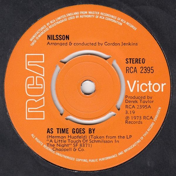 ・アーティスト Harry Nilsson ・タイトル As Time Goes By ・レーベル RCA Victor RCA2395 ・フォーマット 7インチレコード ・コンディション(盤) 非常に良い(EX) ・コンディション(ジャケット) プレインカバー（元ジャケット／カバー無し） ・コンディション(帯) オビなし ・特記事項 サンプル画像です。実際の商品の画像ではありません 商品写真はバーコード/カタログ番号に対応したサンプル画像ですので、お送りする商品の画像ではありません。帯やライナーなどの付属品は、特記事項に記載されている場合のみ含まれます。プロモやカラーレコードなどの仕様についても、該当する場合のみ特記事項に記載しています。 【ご購入前に必ずご確認ください】 ・本店サイト(www.recordcity.jp)とは価格、送料が違います ・本店サイト、その他支店のオーダーとは同梱発送できません ・別倉庫から発送しているため、店頭受け渡しは対応しておりません ・一部商品は他の通販サイトでも販売しているため、ご注文のタイミングによっては商品のご用意ができない場合がございます。 ・土日祝日はお休みです 金曜・祝前日9時以降のご連絡またはご入金は、返答または発送が週明け・祝日明けに順次対応となります。 ・ご購入後のキャンセル不可 ご購入後のキャンセルはいかなる理由においてもお受けできません。ご了承の上、ご購入くださいませ。 ・日本郵便(ゆうパック/ゆうメール)によるお届けになります。 ・中古品であることをご理解ください 当ストアではお客様よりお譲りいただいた中古商品を主に販売しております。中古品であることをご理解の上ご購入ください。また、一部商品はRecordCityオンラインストアで試聴可能です。 ・返品について お客様のご都合による返品は一切承っておりません。 表記の内容と実際の商品に相違がある場合、また針飛び等で返品・返金をご希望される場合は、商品の到着後1週間以内にご連絡ください。商品の返送をこちらで確認後、キャンセル・返金を行います。 コンディションVG以下の商品は返品できません。プレイに影響のない表面のこすれ傷、プレス起因のノイズ盤は返品の対象外です。 【コンディション表記】 ・ほぼ新品(M-)(Like New) 完全な新品。未使用。当店ではほぼ使用しません ・非常に良い(EX)(Excellent) 中古盤として美品な状態。わずかな経年を感じるものの傷みを感じさせない、当店基準で最高の状態 ・良い(VG+)(Very Good Plus) 丁寧に扱われた中古品で、軽い使用感がみられる。 ・可(VG)(Acceptable) 使い込まれた中古品で、「良い」よりもさらに使用感がみられる。 ・悪い(VG-)(Bad) 状態が悪いアイテム。使用の保障はなく、再生不可、針飛び、目立つノイズがあるかもしれない。状態によるクレーム不可。返品不可。 ・非常に悪い(G)(Very Bad) 「悪い」よりさらに状態が悪いアイテム。使用の保障はなく、再生不可、針飛び、目立つノイズがあるかもしれない。状態によるクレーム不可。返品不可。 ・ジャンク(Fair)(Junk/Fair) 割れている、反っている、水ダメージがある、カビ、ジャケットが分離している、ひどい書き込み、ひどい擦れなど最低の状態。使用の保障はなく、再生不可、針飛び、目立つノイズがあるかもしれない。状態によるクレーム不可。返品不可。 ・ジャンク(Poor)(Junk/Poor) 割れている、反っている、水ダメージがある、カビ、ジャケットが分離している、ひどい書き込み、ひどい擦れなど最低の状態。使用の保障はなく、再生不可、針飛び、目立つノイズがあるかもしれない。状態によるクレーム不可。返品不可。