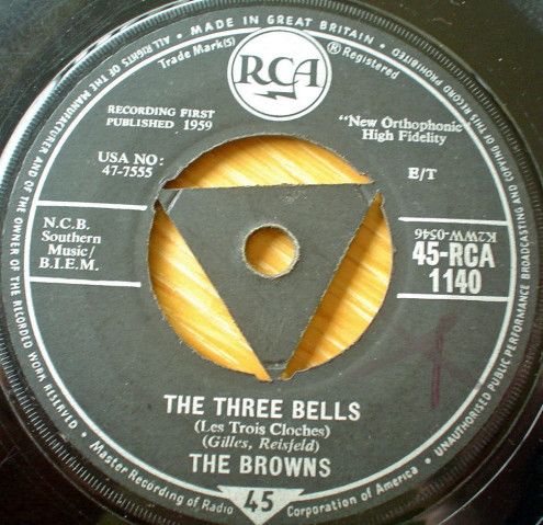 ・アーティスト Browns ・タイトル The Three Bells / Heaven Fell Last Night ・レーベル・型番 RCA 45RCA1140 ・フォーマット 7インチレコード ・コンディション(盤) 良い (VG+) ・コンディション(ジャケット) プレインカバー（元ジャケット／カバー無し） ・コンディション(帯) オビなし ・特記事項 【盤塩ビ焼け】 サンプル画像です。実際の商品の画像ではありません 商品写真はバーコード/カタログ番号に対応したサンプル画像ですので、お送りする商品の画像ではありません。帯やライナーなどの付属品は、特記事項に記載されている場合のみ含まれます。プロモやカラーレコードなどの仕様についても、該当する場合のみ特記事項に記載しています。 【ご購入前に必ずご確認ください】 ・本店サイト(www.recordcity.jp)とは価格、送料が違います ・本店サイト、その他支店のオーダーとは同梱発送できません ・注文確定後に別の注文を頂いた場合、注文同士の同梱は致しかねます。 ・別倉庫から発送しているため、店頭受け渡しは対応しておりません ・一部商品は他の通販サイトでも販売しているため、ご注文のタイミングによっては商品のご用意ができない場合がございます。 ・土日祝日はお休みです 金曜・祝前日9時以降のご連絡またはご入金は、返答または発送が週明け・祝日明けに順次対応となります。 ・ご購入後のキャンセル不可 ご購入後のキャンセルはいかなる理由においてもお受けできません。ご了承の上、ご購入くださいませ。 ・日本郵便(ゆうパック/ゆうメール)によるお届けになります。 ・中古品であることをご理解ください 当ストアでは中古商品を主に販売しております。中古品であることをご理解の上ご購入ください。また、一部商品はRecordCityオンラインストアで試聴可能です。 ・返品について お客様のご都合による返品は一切承っておりません。 表記の内容と実際の商品に相違がある場合、また針飛び等で返品・返金をご希望される場合は、商品の到着後1週間以内にご連絡ください。商品の返送をこちらで確認後、キャンセル・返金を行います。 コンディションVG以下の商品は返品できません。プレイに影響のない表面のこすれ傷、プレス起因のノイズ盤は返品の対象外です。 【コンディション表記】 ・ほぼ新品(M-)(Like New) 完全な新品。未使用。当店ではほぼ使用しません ・非常に良い(EX)(Excellent) 中古盤として美品な状態。わずかな経年を感じるものの傷みを感じさせない、当店基準で最高の状態 ・良い(VG+)(Very Good Plus) 丁寧に扱われた中古品で、軽い使用感がみられる。 ・可(VG)(Acceptable) 使い込まれた中古品で、「良い」よりもさらに使用感がみられる。 ・悪い(VG-)(Bad) 状態が悪いアイテム。使用の保障はなく、再生不可、針飛び、目立つノイズがあるかもしれない。状態によるクレーム不可。返品不可。 ・非常に悪い(G)(Very Bad) 「悪い」よりさらに状態が悪いアイテム。使用の保障はなく、再生不可、針飛び、目立つノイズがあるかもしれない。状態によるクレーム不可。返品不可。 ・ジャンク(Fair)(Junk/Fair) 割れている、反っている、水ダメージがある、カビ、ジャケットが分離している、ひどい書き込み、ひどい擦れなど最低の状態。使用の保障はなく、再生不可、針飛び、目立つノイズがあるかもしれない。状態によるクレーム不可。返品不可。 ・ジャンク(Poor)(Junk/Poor) 割れている、反っている、水ダメージがある、カビ、ジャケットが分離している、ひどい書き込み、ひどい擦れなど最低の状態。使用の保障はなく、再生不可、針飛び、目立つノイズがあるかもしれない。状態によるクレーム不可。返品不可。