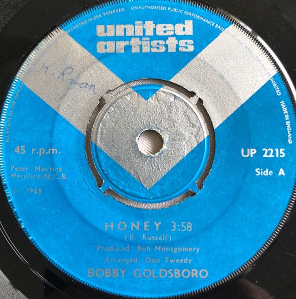 ・アーティスト Bobby Goldsboro ・タイトル Honey / Danny ・レーベル・型番 United Artists Records UP2215 ・フォーマット 7インチレコード ・コンディション(盤) 非常に良い(EX) ・コンディション(ジャケット) プレインカバー（元ジャケット／カバー無し） ・コンディション(帯) オビなし ・特記事項 【盤塩ビ焼け】 サンプル画像です。実際の商品の画像ではありません 商品写真はバーコード/カタログ番号に対応したサンプル画像ですので、お送りする商品の画像ではありません。帯やライナーなどの付属品は、特記事項に記載されている場合のみ含まれます。プロモやカラーレコードなどの仕様についても、該当する場合のみ特記事項に記載しています。 【ご購入前に必ずご確認ください】 ・本店サイト(www.recordcity.jp)とは価格、送料が違います ・本店サイト、その他支店のオーダーとは同梱発送できません ・注文確定後に別の注文を頂いた場合、注文同士の同梱は致しかねます。 ・別倉庫から発送しているため、店頭受け渡しは対応しておりません ・一部商品は他の通販サイトでも販売しているため、ご注文のタイミングによっては商品のご用意ができない場合がございます。 ・土日祝日はお休みです 金曜・祝前日9時以降のご連絡またはご入金は、返答または発送が週明け・祝日明けに順次対応となります。 ・ご購入後のキャンセル不可 ご購入後のキャンセルはいかなる理由においてもお受けできません。ご了承の上、ご購入くださいませ。 ・日本郵便(ゆうパック/ゆうメール)によるお届けになります。 ・中古品であることをご理解ください 当ストアでは中古商品を主に販売しております。中古品であることをご理解の上ご購入ください。また、一部商品はRecordCityオンラインストアで試聴可能です。 ・返品について お客様のご都合による返品は一切承っておりません。 表記の内容と実際の商品に相違がある場合、また針飛び等で返品・返金をご希望される場合は、商品の到着後1週間以内にご連絡ください。商品の返送をこちらで確認後、キャンセル・返金を行います。 コンディションVG以下の商品は返品できません。プレイに影響のない表面のこすれ傷、プレス起因のノイズ盤は返品の対象外です。 【コンディション表記】 ・ほぼ新品(M-)(Like New) 完全な新品。未使用。当店ではほぼ使用しません ・非常に良い(EX)(Excellent) 中古盤として美品な状態。わずかな経年を感じるものの傷みを感じさせない、当店基準で最高の状態 ・良い(VG+)(Very Good Plus) 丁寧に扱われた中古品で、軽い使用感がみられる。 ・可(VG)(Acceptable) 使い込まれた中古品で、「良い」よりもさらに使用感がみられる。 ・悪い(VG-)(Bad) 状態が悪いアイテム。使用の保障はなく、再生不可、針飛び、目立つノイズがあるかもしれない。状態によるクレーム不可。返品不可。 ・非常に悪い(G)(Very Bad) 「悪い」よりさらに状態が悪いアイテム。使用の保障はなく、再生不可、針飛び、目立つノイズがあるかもしれない。状態によるクレーム不可。返品不可。 ・ジャンク(Fair)(Junk/Fair) 割れている、反っている、水ダメージがある、カビ、ジャケットが分離している、ひどい書き込み、ひどい擦れなど最低の状態。使用の保障はなく、再生不可、針飛び、目立つノイズがあるかもしれない。状態によるクレーム不可。返品不可。 ・ジャンク(Poor)(Junk/Poor) 割れている、反っている、水ダメージがある、カビ、ジャケットが分離している、ひどい書き込み、ひどい擦れなど最低の状態。使用の保障はなく、再生不可、針飛び、目立つノイズがあるかもしれない。状態によるクレーム不可。返品不可。