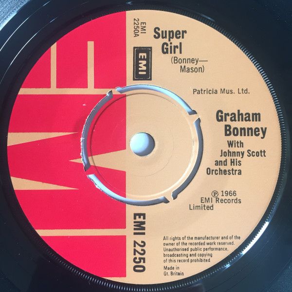 ・アーティスト Graham Bonney ・タイトル Super Girl ・レーベル・型番 EMI EMI2250 ・フォーマット 7インチレコード ・コンディション(盤) 良い (VG+) ・コンディション(ジャケット) プレインカバー（元ジャケット／カバー無し） ・コンディション(帯) オビなし ・特記事項 【盤にヘアライン】 サンプル画像です。実際の商品の画像ではありません 商品写真はバーコード/カタログ番号に対応したサンプル画像ですので、お送りする商品の画像ではありません。帯やライナーなどの付属品は、特記事項に記載されている場合のみ含まれます。プロモやカラーレコードなどの仕様についても、該当する場合のみ特記事項に記載しています。 【ご購入前に必ずご確認ください】 ・本店サイト(www.recordcity.jp)とは価格、送料が違います ・本店サイト、その他支店のオーダーとは同梱発送できません ・注文確定後に別の注文を頂いた場合、注文同士の同梱は致しかねます。 ・別倉庫から発送しているため、店頭受け渡しは対応しておりません ・一部商品は他の通販サイトでも販売しているため、ご注文のタイミングによっては商品のご用意ができない場合がございます。 ・土日祝日はお休みです 金曜・祝前日9時以降のご連絡またはご入金は、返答または発送が週明け・祝日明けに順次対応となります。 ・ご購入後のキャンセル不可 ご購入後のキャンセルはいかなる理由においてもお受けできません。ご了承の上、ご購入くださいませ。 ・日本郵便(ゆうパック/ゆうメール)によるお届けになります。 ・中古品であることをご理解ください 当ストアでは中古商品を主に販売しております。中古品であることをご理解の上ご購入ください。また、一部商品はRecordCityオンラインストアで試聴可能です。 ・返品について お客様のご都合による返品は一切承っておりません。 表記の内容と実際の商品に相違がある場合、また針飛び等で返品・返金をご希望される場合は、商品の到着後1週間以内にご連絡ください。商品の返送をこちらで確認後、キャンセル・返金を行います。 コンディションVG以下の商品は返品できません。プレイに影響のない表面のこすれ傷、プレス起因のノイズ盤は返品の対象外です。 【コンディション表記】 ・ほぼ新品(M-)(Like New) 完全な新品。未使用。当店ではほぼ使用しません ・非常に良い(EX)(Excellent) 中古盤として美品な状態。わずかな経年を感じるものの傷みを感じさせない、当店基準で最高の状態 ・良い(VG+)(Very Good Plus) 丁寧に扱われた中古品で、軽い使用感がみられる。 ・可(VG)(Acceptable) 使い込まれた中古品で、「良い」よりもさらに使用感がみられる。 ・悪い(VG-)(Bad) 状態が悪いアイテム。使用の保障はなく、再生不可、針飛び、目立つノイズがあるかもしれない。状態によるクレーム不可。返品不可。 ・非常に悪い(G)(Very Bad) 「悪い」よりさらに状態が悪いアイテム。使用の保障はなく、再生不可、針飛び、目立つノイズがあるかもしれない。状態によるクレーム不可。返品不可。 ・ジャンク(Fair)(Junk/Fair) 割れている、反っている、水ダメージがある、カビ、ジャケットが分離している、ひどい書き込み、ひどい擦れなど最低の状態。使用の保障はなく、再生不可、針飛び、目立つノイズがあるかもしれない。状態によるクレーム不可。返品不可。 ・ジャンク(Poor)(Junk/Poor) 割れている、反っている、水ダメージがある、カビ、ジャケットが分離している、ひどい書き込み、ひどい擦れなど最低の状態。使用の保障はなく、再生不可、針飛び、目立つノイズがあるかもしれない。状態によるクレーム不可。返品不可。