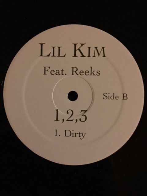 ・アーティスト Lil' Kim ・タイトル 1, 2, 3 ・レーベル・型番 Not On Label L14238M ・フォーマット 12インチレコード ・コンディション(盤) 良い (VG+) ・コンディション(ジャケット) プレインカバー（元ジャケット／カバー無し） ・コンディション(帯) オビなし ・特記事項 【盤に短いヘアライン】 サンプル画像です。実際の商品の画像ではありません 商品写真はバーコード/カタログ番号に対応したサンプル画像ですので、お送りする商品の画像ではありません。帯やライナーなどの付属品は、特記事項に記載されている場合のみ含まれます。プロモやカラーレコードなどの仕様についても、該当する場合のみ特記事項に記載しています。 【ご購入前に必ずご確認ください】 ・本店サイト(www.recordcity.jp)とは価格、送料が違います ・本店サイト、その他支店のオーダーとは同梱発送できません ・注文確定後に別の注文を頂いた場合、注文同士の同梱は致しかねます。 ・別倉庫から発送しているため、店頭受け渡しは対応しておりません ・一部商品は他の通販サイトでも販売しているため、ご注文のタイミングによっては商品のご用意ができない場合がございます。 ・土日祝日はお休みです 金曜・祝前日9時以降のご連絡またはご入金は、返答または発送が週明け・祝日明けに順次対応となります。 ・ご購入後のキャンセル不可 ご購入後のキャンセルはいかなる理由においてもお受けできません。ご了承の上、ご購入くださいませ。 ・日本郵便(ゆうパック/ゆうメール)によるお届けになります。 ・中古品であることをご理解ください 当ストアでは中古商品を主に販売しております。中古品であることをご理解の上ご購入ください。また、一部商品はRecordCityオンラインストアで試聴可能です。 ・返品について お客様のご都合による返品は一切承っておりません。 表記の内容と実際の商品に相違がある場合、また針飛び等で返品・返金をご希望される場合は、商品の到着後1週間以内にご連絡ください。商品の返送をこちらで確認後、キャンセル・返金を行います。 コンディションVG以下の商品は返品できません。プレイに影響のない表面のこすれ傷、プレス起因のノイズ盤は返品の対象外です。 【コンディション表記】 ・ほぼ新品(M-)(Like New) 完全な新品。未使用。当店ではほぼ使用しません ・非常に良い(EX)(Excellent) 中古盤として美品な状態。わずかな経年を感じるものの傷みを感じさせない、当店基準で最高の状態 ・良い(VG+)(Very Good Plus) 丁寧に扱われた中古品で、軽い使用感がみられる。 ・可(VG)(Acceptable) 使い込まれた中古品で、「良い」よりもさらに使用感がみられる。 ・悪い(VG-)(Bad) 状態が悪いアイテム。使用の保障はなく、再生不可、針飛び、目立つノイズがあるかもしれない。状態によるクレーム不可。返品不可。 ・非常に悪い(G)(Very Bad) 「悪い」よりさらに状態が悪いアイテム。使用の保障はなく、再生不可、針飛び、目立つノイズがあるかもしれない。状態によるクレーム不可。返品不可。 ・ジャンク(Fair)(Junk/Fair) 割れている、反っている、水ダメージがある、カビ、ジャケットが分離している、ひどい書き込み、ひどい擦れなど最低の状態。使用の保障はなく、再生不可、針飛び、目立つノイズがあるかもしれない。状態によるクレーム不可。返品不可。 ・ジャンク(Poor)(Junk/Poor) 割れている、反っている、水ダメージがある、カビ、ジャケットが分離している、ひどい書き込み、ひどい擦れなど最低の状態。使用の保障はなく、再生不可、針飛び、目立つノイズがあるかもしれない。状態によるクレーム不可。返品不可。