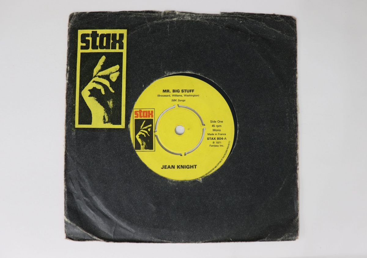 ・アーティスト Jean Knight ・タイトル Mr. Big Stuff / Why I Keep Living These Memories ・レーベル・型番 STAX STAX804 ・フォーマット 7インチレコード ・コンディション(盤) 良い (VG+) ・コンディション(ジャケット) プレインカバー（元ジャケット／カバー無し） ・コンディション(帯) オビなし ・特記事項 【盤に浅い跡】【company sleeve】 実際に発送される商品の画像です 【ご購入前に必ずご確認ください】 ・本店サイト(www.recordcity.jp)とは価格、送料が違います ・本店サイト、その他支店のオーダーとは同梱発送できません ・注文確定後に別の注文を頂いた場合、注文同士の同梱は致しかねます。 ・別倉庫から発送しているため、店頭受け渡しは対応しておりません ・一部商品は他の通販サイトでも販売しているため、ご注文のタイミングによっては商品のご用意ができない場合がございます。 ・土日祝日はお休みです 金曜・祝前日9時以降のご連絡またはご入金は、返答または発送が週明け・祝日明けに順次対応となります。 ・ご購入後のキャンセル不可 ご購入後のキャンセルはいかなる理由においてもお受けできません。ご了承の上、ご購入くださいませ。 ・日本郵便(ゆうパック/ゆうメール)によるお届けになります。 ・中古品であることをご理解ください 当ストアでは中古商品を主に販売しております。中古品であることをご理解の上ご購入ください。また、一部商品はRecordCityオンラインストアで試聴可能です。 ・返品について お客様のご都合による返品は一切承っておりません。 表記の内容と実際の商品に相違がある場合、また針飛び等で返品・返金をご希望される場合は、商品の到着後1週間以内にご連絡ください。商品の返送をこちらで確認後、キャンセル・返金を行います。 コンディションVG以下の商品は返品できません。プレイに影響のない表面のこすれ傷、プレス起因のノイズ盤は返品の対象外です。 【コンディション表記】 ・ほぼ新品(M-)(Like New) 完全な新品。未使用。当店ではほぼ使用しません ・非常に良い(EX)(Excellent) 中古盤として美品な状態。わずかな経年を感じるものの傷みを感じさせない、当店基準で最高の状態 ・良い(VG+)(Very Good Plus) 丁寧に扱われた中古品で、軽い使用感がみられる。 ・可(VG)(Acceptable) 使い込まれた中古品で、「良い」よりもさらに使用感がみられる。 ・悪い(VG-)(Bad) 状態が悪いアイテム。使用の保障はなく、再生不可、針飛び、目立つノイズがあるかもしれない。状態によるクレーム不可。返品不可。 ・非常に悪い(G)(Very Bad) 「悪い」よりさらに状態が悪いアイテム。使用の保障はなく、再生不可、針飛び、目立つノイズがあるかもしれない。状態によるクレーム不可。返品不可。 ・ジャンク(Fair)(Junk/Fair) 割れている、反っている、水ダメージがある、カビ、ジャケットが分離している、ひどい書き込み、ひどい擦れなど最低の状態。使用の保障はなく、再生不可、針飛び、目立つノイズがあるかもしれない。状態によるクレーム不可。返品不可。 ・ジャンク(Poor)(Junk/Poor) 割れている、反っている、水ダメージがある、カビ、ジャケットが分離している、ひどい書き込み、ひどい擦れなど最低の状態。使用の保障はなく、再生不可、針飛び、目立つノイズがあるかもしれない。状態によるクレーム不可。返品不可。