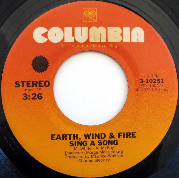 ・アーティスト Earth, Wind & Fire ・タイトル Sing A Song ・レーベル・型番 Columbia 310251 ・フォーマット 7インチレコード ・コンディション(盤) 良い (VG+) ・コンディション(ジャケット) プレインカバー（元ジャケット／カバー無し） ・コンディション(帯) オビなし ・特記事項 【company sleeve】 サンプル画像です。実際の商品の画像ではありません 商品写真はバーコード/カタログ番号に対応したサンプル画像ですので、お送りする商品の画像ではありません。帯やライナーなどの付属品は、特記事項に記載されている場合のみ含まれます。プロモやカラーレコードなどの仕様についても、該当する場合のみ特記事項に記載しています。 【ご購入前に必ずご確認ください】 ・本店サイト(www.recordcity.jp)とは価格、送料が違います ・本店サイト、その他支店のオーダーとは同梱発送できません ・注文確定後に別の注文を頂いた場合、注文同士の同梱は致しかねます。 ・別倉庫から発送しているため、店頭受け渡しは対応しておりません ・一部商品は他の通販サイトでも販売しているため、ご注文のタイミングによっては商品のご用意ができない場合がございます。 ・土日祝日はお休みです 金曜・祝前日9時以降のご連絡またはご入金は、返答または発送が週明け・祝日明けに順次対応となります。 ・ご購入後のキャンセル不可 ご購入後のキャンセルはいかなる理由においてもお受けできません。ご了承の上、ご購入くださいませ。 ・日本郵便(ゆうパック/ゆうメール)によるお届けになります。 ・中古品であることをご理解ください 当ストアでは中古商品を主に販売しております。中古品であることをご理解の上ご購入ください。また、一部商品はRecordCityオンラインストアで試聴可能です。 ・返品について お客様のご都合による返品は一切承っておりません。 表記の内容と実際の商品に相違がある場合、また針飛び等で返品・返金をご希望される場合は、商品の到着後1週間以内にご連絡ください。商品の返送をこちらで確認後、キャンセル・返金を行います。 コンディションVG以下の商品は返品できません。プレイに影響のない表面のこすれ傷、プレス起因のノイズ盤は返品の対象外です。 【コンディション表記】 ・ほぼ新品(M-)(Like New) 完全な新品。未使用。当店ではほぼ使用しません ・非常に良い(EX)(Excellent) 中古盤として美品な状態。わずかな経年を感じるものの傷みを感じさせない、当店基準で最高の状態 ・良い(VG+)(Very Good Plus) 丁寧に扱われた中古品で、軽い使用感がみられる。 ・可(VG)(Acceptable) 使い込まれた中古品で、「良い」よりもさらに使用感がみられる。 ・悪い(VG-)(Bad) 状態が悪いアイテム。使用の保障はなく、再生不可、針飛び、目立つノイズがあるかもしれない。状態によるクレーム不可。返品不可。 ・非常に悪い(G)(Very Bad) 「悪い」よりさらに状態が悪いアイテム。使用の保障はなく、再生不可、針飛び、目立つノイズがあるかもしれない。状態によるクレーム不可。返品不可。 ・ジャンク(Fair)(Junk/Fair) 割れている、反っている、水ダメージがある、カビ、ジャケットが分離している、ひどい書き込み、ひどい擦れなど最低の状態。使用の保障はなく、再生不可、針飛び、目立つノイズがあるかもしれない。状態によるクレーム不可。返品不可。 ・ジャンク(Poor)(Junk/Poor) 割れている、反っている、水ダメージがある、カビ、ジャケットが分離している、ひどい書き込み、ひどい擦れなど最低の状態。使用の保障はなく、再生不可、針飛び、目立つノイズがあるかもしれない。状態によるクレーム不可。返品不可。