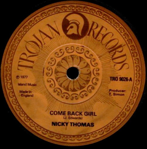 ・アーティスト Nicky Thomas ・タイトル Come Back Girl ・レーベル・型番 Trojan Records TRO9026 ・フォーマット 7インチレコード ・コンディション(盤) 良い (VG+) ・コンディション(ジャケット) ・コンディション(帯) オビなし ・特記事項 サンプル画像です。実際の商品の画像ではありません 商品写真はバーコード/カタログ番号に対応したサンプル画像ですので、お送りする商品の画像ではありません。帯やライナーなどの付属品は、特記事項に記載されている場合のみ含まれます。プロモやカラーレコードなどの仕様についても、該当する場合のみ特記事項に記載しています。 【ご購入前に必ずご確認ください】 ・本店サイト(www.recordcity.jp)とは価格、送料が違います ・本店サイト、その他支店のオーダーとは同梱発送できません ・注文確定後に別の注文を頂いた場合、注文同士の同梱は致しかねます。 ・別倉庫から発送しているため、店頭受け渡しは対応しておりません ・一部商品は他の通販サイトでも販売しているため、ご注文のタイミングによっては商品のご用意ができない場合がございます。 ・土日祝日はお休みです 金曜・祝前日9時以降のご連絡またはご入金は、返答または発送が週明け・祝日明けに順次対応となります。 ・ご購入後のキャンセル不可 ご購入後のキャンセルはいかなる理由においてもお受けできません。ご了承の上、ご購入くださいませ。 ・日本郵便(ゆうパック/ゆうメール)によるお届けになります。 ・中古品であることをご理解ください 当ストアでは中古商品を主に販売しております。中古品であることをご理解の上ご購入ください。また、一部商品はRecordCityオンラインストアで試聴可能です。 ・返品について お客様のご都合による返品は一切承っておりません。 表記の内容と実際の商品に相違がある場合、また針飛び等で返品・返金をご希望される場合は、商品の到着後1週間以内にご連絡ください。商品の返送をこちらで確認後、キャンセル・返金を行います。 コンディションVG以下の商品は返品できません。プレイに影響のない表面のこすれ傷、プレス起因のノイズ盤は返品の対象外です。 【コンディション表記】 ・ほぼ新品(M-)(Like New) 完全な新品。未使用。当店ではほぼ使用しません ・非常に良い(EX)(Excellent) 中古盤として美品な状態。わずかな経年を感じるものの傷みを感じさせない、当店基準で最高の状態 ・良い(VG+)(Very Good Plus) 丁寧に扱われた中古品で、軽い使用感がみられる。 ・可(VG)(Acceptable) 使い込まれた中古品で、「良い」よりもさらに使用感がみられる。 ・悪い(VG-)(Bad) 状態が悪いアイテム。使用の保障はなく、再生不可、針飛び、目立つノイズがあるかもしれない。状態によるクレーム不可。返品不可。 ・非常に悪い(G)(Very Bad) 「悪い」よりさらに状態が悪いアイテム。使用の保障はなく、再生不可、針飛び、目立つノイズがあるかもしれない。状態によるクレーム不可。返品不可。 ・ジャンク(Fair)(Junk/Fair) 割れている、反っている、水ダメージがある、カビ、ジャケットが分離している、ひどい書き込み、ひどい擦れなど最低の状態。使用の保障はなく、再生不可、針飛び、目立つノイズがあるかもしれない。状態によるクレーム不可。返品不可。 ・ジャンク(Poor)(Junk/Poor) 割れている、反っている、水ダメージがある、カビ、ジャケットが分離している、ひどい書き込み、ひどい擦れなど最低の状態。使用の保障はなく、再生不可、針飛び、目立つノイズがあるかもしれない。状態によるクレーム不可。返品不可。