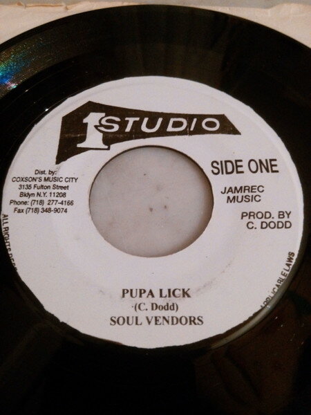 ・アーティスト Soul Vendors / Clue J. & Blues Blasters ・タイトル Pupa Lick / Silky ・レーベル・型番 Studio One NONE ・フォーマット 7インチレコード ・コンディション(盤) 良い (VG+) ・コンディション(ジャケット) プレインカバー（元ジャケット／カバー無し） ・コンディション(帯) オビなし ・特記事項 【盤に浅い跡】 サンプル画像です。実際の商品の画像ではありません 商品写真はバーコード/カタログ番号に対応したサンプル画像ですので、お送りする商品の画像ではありません。帯やライナーなどの付属品は、特記事項に記載されている場合のみ含まれます。プロモやカラーレコードなどの仕様についても、該当する場合のみ特記事項に記載しています。 【ご購入前に必ずご確認ください】 ・本店サイト(www.recordcity.jp)とは価格、送料が違います ・本店サイト、その他支店のオーダーとは同梱発送できません ・注文確定後に別の注文を頂いた場合、注文同士の同梱は致しかねます。 ・別倉庫から発送しているため、店頭受け渡しは対応しておりません ・一部商品は他の通販サイトでも販売しているため、ご注文のタイミングによっては商品のご用意ができない場合がございます。 ・土日祝日はお休みです 金曜・祝前日9時以降のご連絡またはご入金は、返答または発送が週明け・祝日明けに順次対応となります。 ・ご購入後のキャンセル不可 ご購入後のキャンセルはいかなる理由においてもお受けできません。ご了承の上、ご購入くださいませ。 ・日本郵便(ゆうパック/ゆうメール)によるお届けになります。 ・中古品であることをご理解ください 当ストアでは中古商品を主に販売しております。中古品であることをご理解の上ご購入ください。また、一部商品はRecordCityオンラインストアで試聴可能です。 ・返品について お客様のご都合による返品は一切承っておりません。 表記の内容と実際の商品に相違がある場合、また針飛び等で返品・返金をご希望される場合は、商品の到着後1週間以内にご連絡ください。商品の返送をこちらで確認後、キャンセル・返金を行います。 コンディションVG以下の商品は返品できません。プレイに影響のない表面のこすれ傷、プレス起因のノイズ盤は返品の対象外です。 【コンディション表記】 ・ほぼ新品(M-)(Like New) 完全な新品。未使用。当店ではほぼ使用しません ・非常に良い(EX)(Excellent) 中古盤として美品な状態。わずかな経年を感じるものの傷みを感じさせない、当店基準で最高の状態 ・良い(VG+)(Very Good Plus) 丁寧に扱われた中古品で、軽い使用感がみられる。 ・可(VG)(Acceptable) 使い込まれた中古品で、「良い」よりもさらに使用感がみられる。 ・悪い(VG-)(Bad) 状態が悪いアイテム。使用の保障はなく、再生不可、針飛び、目立つノイズがあるかもしれない。状態によるクレーム不可。返品不可。 ・非常に悪い(G)(Very Bad) 「悪い」よりさらに状態が悪いアイテム。使用の保障はなく、再生不可、針飛び、目立つノイズがあるかもしれない。状態によるクレーム不可。返品不可。 ・ジャンク(Fair)(Junk/Fair) 割れている、反っている、水ダメージがある、カビ、ジャケットが分離している、ひどい書き込み、ひどい擦れなど最低の状態。使用の保障はなく、再生不可、針飛び、目立つノイズがあるかもしれない。状態によるクレーム不可。返品不可。 ・ジャンク(Poor)(Junk/Poor) 割れている、反っている、水ダメージがある、カビ、ジャケットが分離している、ひどい書き込み、ひどい擦れなど最低の状態。使用の保障はなく、再生不可、針飛び、目立つノイズがあるかもしれない。状態によるクレーム不可。返品不可。