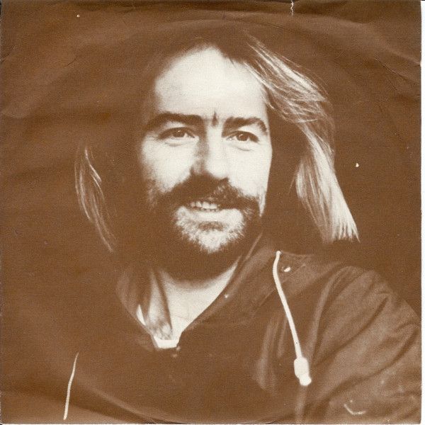 ・アーティスト Roy Harper ・タイトル One Of Those Days In England ・レーベル・型番 Harvest HAR5120 ・フォーマット 7インチレコード ・コンディション(盤) 非常に良い(EX) ・コンディション(ジャケット) プレインカバー（元ジャケット／カバー無し） ・コンディション(帯) オビなし ・特記事項 サンプル画像です。実際の商品の画像ではありません 商品写真はバーコード/カタログ番号に対応したサンプル画像ですので、お送りする商品の画像ではありません。帯やライナーなどの付属品は、特記事項に記載されている場合のみ含まれます。プロモやカラーレコードなどの仕様についても、該当する場合のみ特記事項に記載しています。 【ご購入前に必ずご確認ください】 ・本店サイト(www.recordcity.jp)とは価格、送料が違います ・本店サイト、その他支店のオーダーとは同梱発送できません ・注文確定後に別の注文を頂いた場合、注文同士の同梱は致しかねます。 ・別倉庫から発送しているため、店頭受け渡しは対応しておりません ・一部商品は他の通販サイトでも販売しているため、ご注文のタイミングによっては商品のご用意ができない場合がございます。 ・土日祝日はお休みです 金曜・祝前日9時以降のご連絡またはご入金は、返答または発送が週明け・祝日明けに順次対応となります。 ・ご購入後のキャンセル不可 ご購入後のキャンセルはいかなる理由においてもお受けできません。ご了承の上、ご購入くださいませ。 ・日本郵便(ゆうパック/ゆうメール)によるお届けになります。 ・中古品であることをご理解ください 当ストアでは中古商品を主に販売しております。中古品であることをご理解の上ご購入ください。また、一部商品はRecordCityオンラインストアで試聴可能です。 ・返品について お客様のご都合による返品は一切承っておりません。 表記の内容と実際の商品に相違がある場合、また針飛び等で返品・返金をご希望される場合は、商品の到着後1週間以内にご連絡ください。商品の返送をこちらで確認後、キャンセル・返金を行います。 コンディションVG以下の商品は返品できません。プレイに影響のない表面のこすれ傷、プレス起因のノイズ盤は返品の対象外です。 【コンディション表記】 ・ほぼ新品(M-)(Like New) 完全な新品。未使用。当店ではほぼ使用しません ・非常に良い(EX)(Excellent) 中古盤として美品な状態。わずかな経年を感じるものの傷みを感じさせない、当店基準で最高の状態 ・良い(VG+)(Very Good Plus) 丁寧に扱われた中古品で、軽い使用感がみられる。 ・可(VG)(Acceptable) 使い込まれた中古品で、「良い」よりもさらに使用感がみられる。 ・悪い(VG-)(Bad) 状態が悪いアイテム。使用の保障はなく、再生不可、針飛び、目立つノイズがあるかもしれない。状態によるクレーム不可。返品不可。 ・非常に悪い(G)(Very Bad) 「悪い」よりさらに状態が悪いアイテム。使用の保障はなく、再生不可、針飛び、目立つノイズがあるかもしれない。状態によるクレーム不可。返品不可。 ・ジャンク(Fair)(Junk/Fair) 割れている、反っている、水ダメージがある、カビ、ジャケットが分離している、ひどい書き込み、ひどい擦れなど最低の状態。使用の保障はなく、再生不可、針飛び、目立つノイズがあるかもしれない。状態によるクレーム不可。返品不可。 ・ジャンク(Poor)(Junk/Poor) 割れている、反っている、水ダメージがある、カビ、ジャケットが分離している、ひどい書き込み、ひどい擦れなど最低の状態。使用の保障はなく、再生不可、針飛び、目立つノイズがあるかもしれない。状態によるクレーム不可。返品不可。