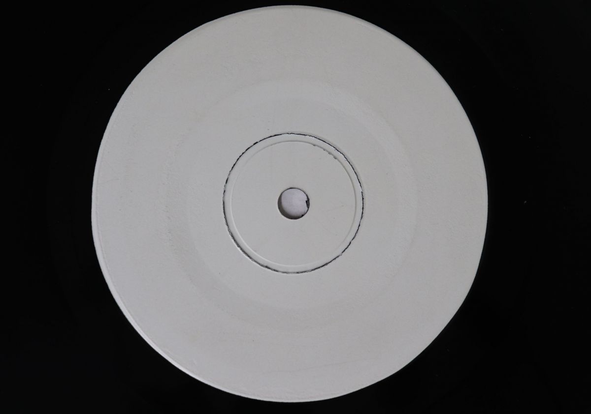 ・アーティスト Soundgarden ・タイトル Live! Earache My Eye / Big Bottom ・レーベル NOT ON LABEL NONE ・フォーマット 7インチレコード ・コンディション(盤) 良い (VG+) ・コンディション(ジャケット) カバーなし ・コンディション(帯) オビなし ・特記事項 実際に発送される商品の画像です 【ご購入前に必ずご確認ください】 ・本店サイト(www.recordcity.jp)とは価格、送料が違います ・本店サイト、その他支店のオーダーとは同梱発送できません ・別倉庫から発送しているため、店頭受け渡しは対応しておりません ・一部商品は他の通販サイトでも販売しているため、ご注文のタイミングによっては商品のご用意ができない場合がございます。 ・土日祝日はお休みです 金曜・祝前日9時以降のご連絡またはご入金は、返答または発送が週明け・祝日明けに順次対応となります。 ・ご購入後のキャンセル不可 ご購入後のキャンセルはいかなる理由においてもお受けできません。ご了承の上、ご購入くださいませ。 ・日本郵便(ゆうパック/ゆうメール)によるお届けになります。 ・中古品であることをご理解ください 当ストアではお客様よりお譲りいただいた中古商品を主に販売しております。中古品であることをご理解の上ご購入ください。また、一部商品はRecordCityオンラインストアで試聴可能です。 ・返品について お客様のご都合による返品は一切承っておりません。 表記の内容と実際の商品に相違がある場合、また針飛び等で返品・返金をご希望される場合は、商品の到着後1週間以内にご連絡ください。商品の返送をこちらで確認後、キャンセル・返金を行います。 コンディションVG以下の商品は返品できません。プレイに影響のない表面のこすれ傷、プレス起因のノイズ盤は返品の対象外です。 【コンディション表記】 ・ほぼ新品(M-)(Like New) 完全な新品。未使用。当店ではほぼ使用しません ・非常に良い(EX)(Excellent) 中古盤として美品な状態。わずかな経年を感じるものの傷みを感じさせない、当店基準で最高の状態 ・良い(VG+)(Very Good Plus) 丁寧に扱われた中古品で、軽い使用感がみられる。 ・可(VG)(Acceptable) 使い込まれた中古品で、「良い」よりもさらに使用感がみられる。 ・悪い(VG-)(Bad) 状態が悪いアイテム。使用の保障はなく、再生不可、針飛び、目立つノイズがあるかもしれない。状態によるクレーム不可。返品不可。 ・非常に悪い(G)(Very Bad) 「悪い」よりさらに状態が悪いアイテム。使用の保障はなく、再生不可、針飛び、目立つノイズがあるかもしれない。状態によるクレーム不可。返品不可。 ・ジャンク(Fair)(Junk/Fair) 割れている、反っている、水ダメージがある、カビ、ジャケットが分離している、ひどい書き込み、ひどい擦れなど最低の状態。使用の保障はなく、再生不可、針飛び、目立つノイズがあるかもしれない。状態によるクレーム不可。返品不可。 ・ジャンク(Poor)(Junk/Poor) 割れている、反っている、水ダメージがある、カビ、ジャケットが分離している、ひどい書き込み、ひどい擦れなど最低の状態。使用の保障はなく、再生不可、針飛び、目立つノイズがあるかもしれない。状態によるクレーム不可。返品不可。