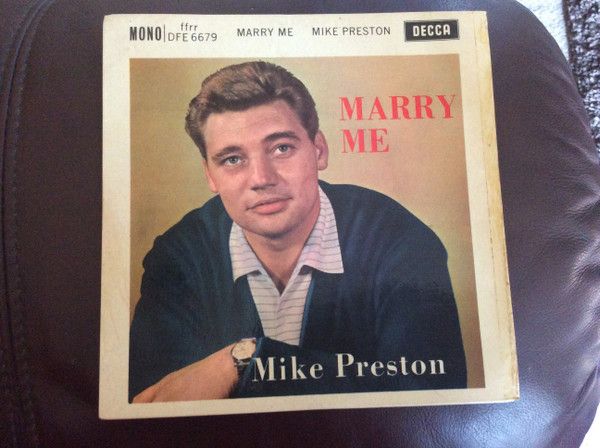 ・アーティスト Mike Preston ・タイトル Marry Me ・レーベル・型番 Decca, Decca DFE6679 ・フォーマット 7インチレコード ・コンディション(盤) 良い (VG+) ・コンディション(ジャケット) 良い (VG+) ・コンディション(帯) オビなし ・特記事項 【カバー変色】【盤に浅い跡】【Pushout Centre】 サンプル画像です。実際の商品の画像ではありません 商品写真はバーコード/カタログ番号に対応したサンプル画像ですので、お送りする商品の画像ではありません。帯やライナーなどの付属品は、特記事項に記載されている場合のみ含まれます。プロモやカラーレコードなどの仕様についても、該当する場合のみ特記事項に記載しています。 【ご購入前に必ずご確認ください】 ・本店サイト(www.recordcity.jp)とは価格、送料が違います ・本店サイト、その他支店のオーダーとは同梱発送できません ・注文確定後に別の注文を頂いた場合、注文同士の同梱は致しかねます。 ・別倉庫から発送しているため、店頭受け渡しは対応しておりません ・一部商品は他の通販サイトでも販売しているため、ご注文のタイミングによっては商品のご用意ができない場合がございます。 ・土日祝日はお休みです 金曜・祝前日9時以降のご連絡またはご入金は、返答または発送が週明け・祝日明けに順次対応となります。 ・ご購入後のキャンセル不可 ご購入後のキャンセルはいかなる理由においてもお受けできません。ご了承の上、ご購入くださいませ。 ・日本郵便(ゆうパック/ゆうメール)によるお届けになります。 ・中古品であることをご理解ください 当ストアでは中古商品を主に販売しております。中古品であることをご理解の上ご購入ください。また、一部商品はRecordCityオンラインストアで試聴可能です。 ・返品について お客様のご都合による返品は一切承っておりません。 表記の内容と実際の商品に相違がある場合、また針飛び等で返品・返金をご希望される場合は、商品の到着後1週間以内にご連絡ください。商品の返送をこちらで確認後、キャンセル・返金を行います。 コンディションVG以下の商品は返品できません。プレイに影響のない表面のこすれ傷、プレス起因のノイズ盤は返品の対象外です。 【コンディション表記】 ・ほぼ新品(M-)(Like New) 完全な新品。未使用。当店ではほぼ使用しません ・非常に良い(EX)(Excellent) 中古盤として美品な状態。わずかな経年を感じるものの傷みを感じさせない、当店基準で最高の状態 ・良い(VG+)(Very Good Plus) 丁寧に扱われた中古品で、軽い使用感がみられる。 ・可(VG)(Acceptable) 使い込まれた中古品で、「良い」よりもさらに使用感がみられる。 ・悪い(VG-)(Bad) 状態が悪いアイテム。使用の保障はなく、再生不可、針飛び、目立つノイズがあるかもしれない。状態によるクレーム不可。返品不可。 ・非常に悪い(G)(Very Bad) 「悪い」よりさらに状態が悪いアイテム。使用の保障はなく、再生不可、針飛び、目立つノイズがあるかもしれない。状態によるクレーム不可。返品不可。 ・ジャンク(Fair)(Junk/Fair) 割れている、反っている、水ダメージがある、カビ、ジャケットが分離している、ひどい書き込み、ひどい擦れなど最低の状態。使用の保障はなく、再生不可、針飛び、目立つノイズがあるかもしれない。状態によるクレーム不可。返品不可。 ・ジャンク(Poor)(Junk/Poor) 割れている、反っている、水ダメージがある、カビ、ジャケットが分離している、ひどい書き込み、ひどい擦れなど最低の状態。使用の保障はなく、再生不可、針飛び、目立つノイズがあるかもしれない。状態によるクレーム不可。返品不可。