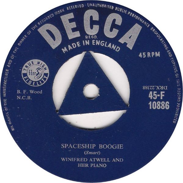 ・アーティスト Winifred Atwell ・タイトル Spaceship Boogie ・レーベル・型番 Decca 45F10886 ・フォーマット 7インチレコード ・コンディション(盤) 非常に良い(EX) ・コンディション(ジャケット) プレインカバー（元ジャケット／カバー無し） ・コンディション(帯) オビなし ・特記事項 サンプル画像です。実際の商品の画像ではありません 商品写真はバーコード/カタログ番号に対応したサンプル画像ですので、お送りする商品の画像ではありません。帯やライナーなどの付属品は、特記事項に記載されている場合のみ含まれます。プロモやカラーレコードなどの仕様についても、該当する場合のみ特記事項に記載しています。 【ご購入前に必ずご確認ください】 ・本店サイト(www.recordcity.jp)とは価格、送料が違います ・本店サイト、その他支店のオーダーとは同梱発送できません ・注文確定後に別の注文を頂いた場合、注文同士の同梱は致しかねます。 ・別倉庫から発送しているため、店頭受け渡しは対応しておりません ・一部商品は他の通販サイトでも販売しているため、ご注文のタイミングによっては商品のご用意ができない場合がございます。 ・土日祝日はお休みです 金曜・祝前日9時以降のご連絡またはご入金は、返答または発送が週明け・祝日明けに順次対応となります。 ・ご購入後のキャンセル不可 ご購入後のキャンセルはいかなる理由においてもお受けできません。ご了承の上、ご購入くださいませ。 ・日本郵便(ゆうパック/ゆうメール)によるお届けになります。 ・中古品であることをご理解ください 当ストアでは中古商品を主に販売しております。中古品であることをご理解の上ご購入ください。また、一部商品はRecordCityオンラインストアで試聴可能です。 ・返品について お客様のご都合による返品は一切承っておりません。 表記の内容と実際の商品に相違がある場合、また針飛び等で返品・返金をご希望される場合は、商品の到着後1週間以内にご連絡ください。商品の返送をこちらで確認後、キャンセル・返金を行います。 コンディションVG以下の商品は返品できません。プレイに影響のない表面のこすれ傷、プレス起因のノイズ盤は返品の対象外です。 【コンディション表記】 ・ほぼ新品(M-)(Like New) 完全な新品。未使用。当店ではほぼ使用しません ・非常に良い(EX)(Excellent) 中古盤として美品な状態。わずかな経年を感じるものの傷みを感じさせない、当店基準で最高の状態 ・良い(VG+)(Very Good Plus) 丁寧に扱われた中古品で、軽い使用感がみられる。 ・可(VG)(Acceptable) 使い込まれた中古品で、「良い」よりもさらに使用感がみられる。 ・悪い(VG-)(Bad) 状態が悪いアイテム。使用の保障はなく、再生不可、針飛び、目立つノイズがあるかもしれない。状態によるクレーム不可。返品不可。 ・非常に悪い(G)(Very Bad) 「悪い」よりさらに状態が悪いアイテム。使用の保障はなく、再生不可、針飛び、目立つノイズがあるかもしれない。状態によるクレーム不可。返品不可。 ・ジャンク(Fair)(Junk/Fair) 割れている、反っている、水ダメージがある、カビ、ジャケットが分離している、ひどい書き込み、ひどい擦れなど最低の状態。使用の保障はなく、再生不可、針飛び、目立つノイズがあるかもしれない。状態によるクレーム不可。返品不可。 ・ジャンク(Poor)(Junk/Poor) 割れている、反っている、水ダメージがある、カビ、ジャケットが分離している、ひどい書き込み、ひどい擦れなど最低の状態。使用の保障はなく、再生不可、針飛び、目立つノイズがあるかもしれない。状態によるクレーム不可。返品不可。
