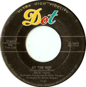 ・アーティスト Nick Todd ・タイトル At The Hop / I Do ・レーベル・型番 Dot Records 4515675 ・フォーマット 7" ・コンディション(盤) 良い (VG+) ・コンディション(ジャケット) プレインカバー（元ジャケット／カバー無し） ・コンディション(帯) オビなし ・特記事項 【レーベルにシール付着】 サンプル画像です。実際の商品の画像ではありません 商品写真はバーコード/カタログ番号に対応したサンプル画像ですので、お送りする商品の画像ではありません。帯やライナーなどの付属品は、特記事項に記載されている場合のみ含まれます。プロモやカラーレコードなどの仕様についても、該当する場合のみ特記事項に記載しています。 【ご購入前に必ずご確認ください】 ・本店サイト(www.recordcity.jp)とは価格、送料が違います ・本店サイト、その他支店のオーダーとは同梱発送できません ・注文確定後に別の注文を頂いた場合、注文同士の同梱は致しかねます。 ・別倉庫から発送しているため、店頭受け渡しは対応しておりません ・一部商品は他の通販サイトでも販売しているため、ご注文のタイミングによっては商品のご用意ができない場合がございます。 ・土日祝日はお休みです 金曜・祝前日9時以降のご連絡またはご入金は、返答または発送が週明け・祝日明けに順次対応となります。 ・ご購入後のキャンセル不可 ご購入後のキャンセルはいかなる理由においてもお受けできません。ご了承の上、ご購入くださいませ。 ・日本郵便(ゆうパック/ゆうメール)によるお届けになります。 ・中古品であることをご理解ください 当ストアでは中古商品を主に販売しております。中古品であることをご理解の上ご購入ください。また、一部商品はRecordCityオンラインストアで試聴可能です。 ・返品について お客様のご都合による返品は一切承っておりません。 表記の内容と実際の商品に相違がある場合、また針飛び等で返品・返金をご希望される場合は、商品の到着後1週間以内にご連絡ください。商品の返送をこちらで確認後、キャンセル・返金を行います。 コンディションVG以下の商品は返品できません。プレイに影響のない表面のこすれ傷、プレス起因のノイズ盤は返品の対象外です。 【コンディション表記】 ・ほぼ新品(M-)(Like New) 完全な新品。未使用。当店ではほぼ使用しません ・非常に良い(EX)(Excellent) 中古盤として美品な状態。わずかな経年を感じるものの傷みを感じさせない、当店基準で最高の状態 ・良い(VG+)(Very Good Plus) 丁寧に扱われた中古品で、軽い使用感がみられる。 ・可(VG)(Acceptable) 使い込まれた中古品で、「良い」よりもさらに使用感がみられる。 ・悪い(VG-)(Bad) 状態が悪いアイテム。使用の保障はなく、再生不可、針飛び、目立つノイズがあるかもしれない。状態によるクレーム不可。返品不可。 ・非常に悪い(G)(Very Bad) 「悪い」よりさらに状態が悪いアイテム。使用の保障はなく、再生不可、針飛び、目立つノイズがあるかもしれない。状態によるクレーム不可。返品不可。 ・ジャンク(Fair)(Junk/Fair) 割れている、反っている、水ダメージがある、カビ、ジャケットが分離している、ひどい書き込み、ひどい擦れなど最低の状態。使用の保障はなく、再生不可、針飛び、目立つノイズがあるかもしれない。状態によるクレーム不可。返品不可。 ・ジャンク(Poor)(Junk/Poor) 割れている、反っている、水ダメージがある、カビ、ジャケットが分離している、ひどい書き込み、ひどい擦れなど最低の状態。使用の保障はなく、再生不可、針飛び、目立つノイズがあるかもしれない。状態によるクレーム不可。返品不可。