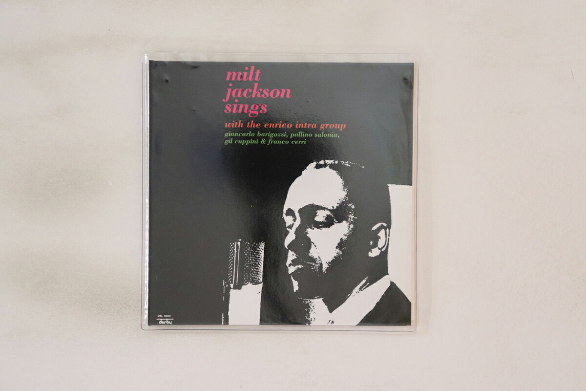 ・アーティスト Milt Jackson ・タイトル Milt Jackson Sings ・レーベル・型番 DERBY DBL8009 ・フォーマット CD ・コンディション(盤) 非常に良い(EX) ・コンディション(ジャケット) 可 (VG) ・コンディション(帯) オビなし ・特記事項 【紙ジャケット】 【カバー抜け】 実際に発送される商品の画像です 【ご購入前に必ずご確認ください】 ・本店サイト(www.recordcity.jp)とは価格、送料が違います ・本店サイト、その他支店のオーダーとは同梱発送できません ・注文確定後に別の注文を頂いた場合、注文同士の同梱は致しかねます。 ・別倉庫から発送しているため、店頭受け渡しは対応しておりません ・一部商品は他の通販サイトでも販売しているため、ご注文のタイミングによっては商品のご用意ができない場合がございます。 ・土日祝日はお休みです 金曜・祝前日9時以降のご連絡またはご入金は、返答または発送が週明け・祝日明けに順次対応となります。 ・ご購入後のキャンセル不可 ご購入後のキャンセルはいかなる理由においてもお受けできません。ご了承の上、ご購入くださいませ。 ・日本郵便(ゆうパック/ゆうメール)によるお届けになります。 ・中古品であることをご理解ください 当ストアでは中古商品を主に販売しております。中古品であることをご理解の上ご購入ください。また、一部商品はRecordCityオンラインストアで試聴可能です。 ・返品について お客様のご都合による返品は一切承っておりません。 表記の内容と実際の商品に相違がある場合、また針飛び等で返品・返金をご希望される場合は、商品の到着後1週間以内にご連絡ください。商品の返送をこちらで確認後、キャンセル・返金を行います。 コンディションVG以下の商品は返品できません。プレイに影響のない表面のこすれ傷、プレス起因のノイズ盤は返品の対象外です。 【コンディション表記】 ・ほぼ新品(M-)(Like New) 完全な新品。未使用。当店ではほぼ使用しません ・非常に良い(EX)(Excellent) 中古盤として美品な状態。わずかな経年を感じるものの傷みを感じさせない、当店基準で最高の状態 ・良い(VG+)(Very Good Plus) 丁寧に扱われた中古品で、軽い使用感がみられる。 ・可(VG)(Acceptable) 使い込まれた中古品で、「良い」よりもさらに使用感がみられる。 ・悪い(VG-)(Bad) 状態が悪いアイテム。使用の保障はなく、再生不可、針飛び、目立つノイズがあるかもしれない。状態によるクレーム不可。返品不可。 ・非常に悪い(G)(Very Bad) 「悪い」よりさらに状態が悪いアイテム。使用の保障はなく、再生不可、針飛び、目立つノイズがあるかもしれない。状態によるクレーム不可。返品不可。 ・ジャンク(Fair)(Junk/Fair) 割れている、反っている、水ダメージがある、カビ、ジャケットが分離している、ひどい書き込み、ひどい擦れなど最低の状態。使用の保障はなく、再生不可、針飛び、目立つノイズがあるかもしれない。状態によるクレーム不可。返品不可。 ・ジャンク(Poor)(Junk/Poor) 割れている、反っている、水ダメージがある、カビ、ジャケットが分離している、ひどい書き込み、ひどい擦れなど最低の状態。使用の保障はなく、再生不可、針飛び、目立つノイズがあるかもしれない。状態によるクレーム不可。返品不可。