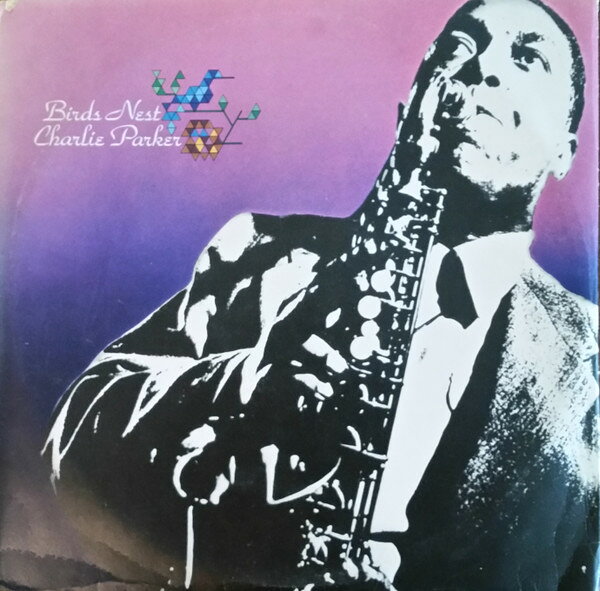・アーティスト Charlie Parker ・タイトル Birds Nest ・レーベル・型番 Jazz Vogue VJT3002 ・フォーマット LPレコード ・コンディション(盤) 非常に良い(EX) ・コンディション(ジャケット) 可 (VG) ・コンディション(帯) オビなし ・特記事項 サンプル画像です。実際の商品の画像ではありません 商品写真はバーコード/カタログ番号に対応したサンプル画像ですので、お送りする商品の画像ではありません。帯やライナーなどの付属品は、特記事項に記載されている場合のみ含まれます。プロモやカラーレコードなどの仕様についても、該当する場合のみ特記事項に記載しています。 【ご購入前に必ずご確認ください】 ・本店サイト(www.recordcity.jp)とは価格、送料が違います ・本店サイト、その他支店のオーダーとは同梱発送できません ・注文確定後に別の注文を頂いた場合、注文同士の同梱は致しかねます。 ・別倉庫から発送しているため、店頭受け渡しは対応しておりません ・一部商品は他の通販サイトでも販売しているため、ご注文のタイミングによっては商品のご用意ができない場合がございます。 ・土日祝日はお休みです 金曜・祝前日9時以降のご連絡またはご入金は、返答または発送が週明け・祝日明けに順次対応となります。 ・ご購入後のキャンセル不可 ご購入後のキャンセルはいかなる理由においてもお受けできません。ご了承の上、ご購入くださいませ。 ・日本郵便(ゆうパック/ゆうメール)によるお届けになります。 ・中古品であることをご理解ください 当ストアでは中古商品を主に販売しております。中古品であることをご理解の上ご購入ください。また、一部商品はRecordCityオンラインストアで試聴可能です。 ・返品について お客様のご都合による返品は一切承っておりません。 表記の内容と実際の商品に相違がある場合、また針飛び等で返品・返金をご希望される場合は、商品の到着後1週間以内にご連絡ください。商品の返送をこちらで確認後、キャンセル・返金を行います。 コンディションVG以下の商品は返品できません。プレイに影響のない表面のこすれ傷、プレス起因のノイズ盤は返品の対象外です。 【コンディション表記】 ・ほぼ新品(M-)(Like New) 完全な新品。未使用。当店ではほぼ使用しません ・非常に良い(EX)(Excellent) 中古盤として美品な状態。わずかな経年を感じるものの傷みを感じさせない、当店基準で最高の状態 ・良い(VG+)(Very Good Plus) 丁寧に扱われた中古品で、軽い使用感がみられる。 ・可(VG)(Acceptable) 使い込まれた中古品で、「良い」よりもさらに使用感がみられる。 ・悪い(VG-)(Bad) 状態が悪いアイテム。使用の保障はなく、再生不可、針飛び、目立つノイズがあるかもしれない。状態によるクレーム不可。返品不可。 ・非常に悪い(G)(Very Bad) 「悪い」よりさらに状態が悪いアイテム。使用の保障はなく、再生不可、針飛び、目立つノイズがあるかもしれない。状態によるクレーム不可。返品不可。 ・ジャンク(Fair)(Junk/Fair) 割れている、反っている、水ダメージがある、カビ、ジャケットが分離している、ひどい書き込み、ひどい擦れなど最低の状態。使用の保障はなく、再生不可、針飛び、目立つノイズがあるかもしれない。状態によるクレーム不可。返品不可。 ・ジャンク(Poor)(Junk/Poor) 割れている、反っている、水ダメージがある、カビ、ジャケットが分離している、ひどい書き込み、ひどい擦れなど最低の状態。使用の保障はなく、再生不可、針飛び、目立つノイズがあるかもしれない。状態によるクレーム不可。返品不可。