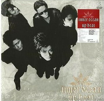 ・アーティスト Up-Beat ・タイトル Inner Ocean ・レーベル・型番 INVITATION VIH28301 ・フォーマット LPレコード ・コンディション(盤) 非常に良い(EX) ・コンディション(ジャケット) 非常に良い(EX) ・コンディション(帯) オビなし ・特記事項 【ライナー付き】 サンプル画像です。実際の商品の画像ではありません 商品写真はバーコード/カタログ番号に対応したサンプル画像ですので、お送りする商品の画像ではありません。帯やライナーなどの付属品は、特記事項に記載されている場合のみ含まれます。プロモやカラーレコードなどの仕様についても、該当する場合のみ特記事項に記載しています。 【ご購入前に必ずご確認ください】 ・本店サイト(www.recordcity.jp)とは価格、送料が違います ・本店サイト、その他支店のオーダーとは同梱発送できません ・注文確定後に別の注文を頂いた場合、注文同士の同梱は致しかねます。 ・別倉庫から発送しているため、店頭受け渡しは対応しておりません ・一部商品は他の通販サイトでも販売しているため、ご注文のタイミングによっては商品のご用意ができない場合がございます。 ・土日祝日はお休みです 金曜・祝前日9時以降のご連絡またはご入金は、返答または発送が週明け・祝日明けに順次対応となります。 ・ご購入後のキャンセル不可 ご購入後のキャンセルはいかなる理由においてもお受けできません。ご了承の上、ご購入くださいませ。 ・日本郵便(ゆうパック/ゆうメール)によるお届けになります。 ・中古品であることをご理解ください 当ストアでは中古商品を主に販売しております。中古品であることをご理解の上ご購入ください。また、一部商品はRecordCityオンラインストアで試聴可能です。 ・返品について お客様のご都合による返品は一切承っておりません。 表記の内容と実際の商品に相違がある場合、また針飛び等で返品・返金をご希望される場合は、商品の到着後1週間以内にご連絡ください。商品の返送をこちらで確認後、キャンセル・返金を行います。 コンディションVG以下の商品は返品できません。プレイに影響のない表面のこすれ傷、プレス起因のノイズ盤は返品の対象外です。 【コンディション表記】 ・ほぼ新品(M-)(Like New) 完全な新品。未使用。当店ではほぼ使用しません ・非常に良い(EX)(Excellent) 中古盤として美品な状態。わずかな経年を感じるものの傷みを感じさせない、当店基準で最高の状態 ・良い(VG+)(Very Good Plus) 丁寧に扱われた中古品で、軽い使用感がみられる。 ・可(VG)(Acceptable) 使い込まれた中古品で、「良い」よりもさらに使用感がみられる。 ・悪い(VG-)(Bad) 状態が悪いアイテム。使用の保障はなく、再生不可、針飛び、目立つノイズがあるかもしれない。状態によるクレーム不可。返品不可。 ・非常に悪い(G)(Very Bad) 「悪い」よりさらに状態が悪いアイテム。使用の保障はなく、再生不可、針飛び、目立つノイズがあるかもしれない。状態によるクレーム不可。返品不可。 ・ジャンク(Fair)(Junk/Fair) 割れている、反っている、水ダメージがある、カビ、ジャケットが分離している、ひどい書き込み、ひどい擦れなど最低の状態。使用の保障はなく、再生不可、針飛び、目立つノイズがあるかもしれない。状態によるクレーム不可。返品不可。 ・ジャンク(Poor)(Junk/Poor) 割れている、反っている、水ダメージがある、カビ、ジャケットが分離している、ひどい書き込み、ひどい擦れなど最低の状態。使用の保障はなく、再生不可、針飛び、目立つノイズがあるかもしれない。状態によるクレーム不可。返品不可。