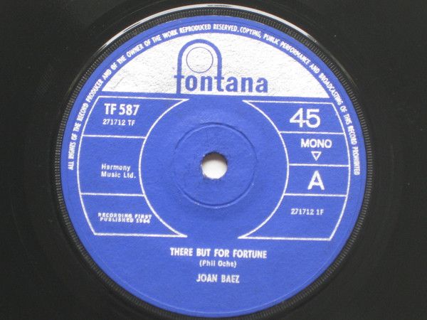 ・アーティスト Joan Baez ・タイトル There But For Fortune ・レーベル・型番 Fontana TF587 ・フォーマット 7インチレコード ・コンディション(盤) 良い (VG+) ・コンディション(ジャケット) プレインカバー（元ジャケット／カバー無し） ・コンディション(帯) オビなし ・特記事項 【盤に小さいキズ】【Company Sleeve】 サンプル画像です。実際の商品の画像ではありません 商品写真はバーコード/カタログ番号に対応したサンプル画像ですので、お送りする商品の画像ではありません。帯やライナーなどの付属品は、特記事項に記載されている場合のみ含まれます。プロモやカラーレコードなどの仕様についても、該当する場合のみ特記事項に記載しています。 【ご購入前に必ずご確認ください】 ・本店サイト(www.recordcity.jp)とは価格、送料が違います ・本店サイト、その他支店のオーダーとは同梱発送できません ・注文確定後に別の注文を頂いた場合、注文同士の同梱は致しかねます。 ・別倉庫から発送しているため、店頭受け渡しは対応しておりません ・一部商品は他の通販サイトでも販売しているため、ご注文のタイミングによっては商品のご用意ができない場合がございます。 ・土日祝日はお休みです 金曜・祝前日9時以降のご連絡またはご入金は、返答または発送が週明け・祝日明けに順次対応となります。 ・ご購入後のキャンセル不可 ご購入後のキャンセルはいかなる理由においてもお受けできません。ご了承の上、ご購入くださいませ。 ・日本郵便(ゆうパック/ゆうメール)によるお届けになります。 ・中古品であることをご理解ください 当ストアでは中古商品を主に販売しております。中古品であることをご理解の上ご購入ください。また、一部商品はRecordCityオンラインストアで試聴可能です。 ・返品について お客様のご都合による返品は一切承っておりません。 表記の内容と実際の商品に相違がある場合、また針飛び等で返品・返金をご希望される場合は、商品の到着後1週間以内にご連絡ください。商品の返送をこちらで確認後、キャンセル・返金を行います。 コンディションVG以下の商品は返品できません。プレイに影響のない表面のこすれ傷、プレス起因のノイズ盤は返品の対象外です。 【コンディション表記】 ・ほぼ新品(M-)(Like New) 完全な新品。未使用。当店ではほぼ使用しません ・非常に良い(EX)(Excellent) 中古盤として美品な状態。わずかな経年を感じるものの傷みを感じさせない、当店基準で最高の状態 ・良い(VG+)(Very Good Plus) 丁寧に扱われた中古品で、軽い使用感がみられる。 ・可(VG)(Acceptable) 使い込まれた中古品で、「良い」よりもさらに使用感がみられる。 ・悪い(VG-)(Bad) 状態が悪いアイテム。使用の保障はなく、再生不可、針飛び、目立つノイズがあるかもしれない。状態によるクレーム不可。返品不可。 ・非常に悪い(G)(Very Bad) 「悪い」よりさらに状態が悪いアイテム。使用の保障はなく、再生不可、針飛び、目立つノイズがあるかもしれない。状態によるクレーム不可。返品不可。 ・ジャンク(Fair)(Junk/Fair) 割れている、反っている、水ダメージがある、カビ、ジャケットが分離している、ひどい書き込み、ひどい擦れなど最低の状態。使用の保障はなく、再生不可、針飛び、目立つノイズがあるかもしれない。状態によるクレーム不可。返品不可。 ・ジャンク(Poor)(Junk/Poor) 割れている、反っている、水ダメージがある、カビ、ジャケットが分離している、ひどい書き込み、ひどい擦れなど最低の状態。使用の保障はなく、再生不可、針飛び、目立つノイズがあるかもしれない。状態によるクレーム不可。返品不可。