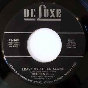 ・アーティスト Reuben Bell ・タイトル Leave My Kitten Alone / All The Time ・レーベル Deluxe (2) 45148 ・フォーマット 7インチレコード ・コンディション(盤) 良い (VG+) ・コンディション(ジャケット) プレインカバー（元ジャケット／カバー無し） ・コンディション(帯) オビなし ・特記事項 【盤に短いヘアライン】 サンプル画像です。実際の商品の画像ではありません 商品写真はバーコード/カタログ番号に対応したサンプル画像ですので、お送りする商品の画像ではありません。帯やライナーなどの付属品は、特記事項に記載されている場合のみ含まれます。プロモやカラーレコードなどの仕様についても、該当する場合のみ特記事項に記載しています。 【ご購入前に必ずご確認ください】 ・本店サイト(www.recordcity.jp)とは価格、送料が違います ・本店サイト、その他支店のオーダーとは同梱発送できません ・別倉庫から発送しているため、店頭受け渡しは対応しておりません ・一部商品は他の通販サイトでも販売しているため、ご注文のタイミングによっては商品のご用意ができない場合がございます。 ・土日祝日はお休みです 金曜・祝前日9時以降のご連絡またはご入金は、返答または発送が週明け・祝日明けに順次対応となります。 ・ご購入後のキャンセル不可 ご購入後のキャンセルはいかなる理由においてもお受けできません。ご了承の上、ご購入くださいませ。 ・日本郵便(ゆうパック/ゆうメール)によるお届けになります。 ・中古品であることをご理解ください 当ストアではお客様よりお譲りいただいた中古商品を主に販売しております。中古品であることをご理解の上ご購入ください。また、一部商品はRecordCityオンラインストアで試聴可能です。 ・返品について お客様のご都合による返品は一切承っておりません。 表記の内容と実際の商品に相違がある場合、また針飛び等で返品・返金をご希望される場合は、商品の到着後1週間以内にご連絡ください。商品の返送をこちらで確認後、キャンセル・返金を行います。 コンディションVG以下の商品は返品できません。プレイに影響のない表面のこすれ傷、プレス起因のノイズ盤は返品の対象外です。 【コンディション表記】 ・ほぼ新品(M-)(Like New) 完全な新品。未使用。当店ではほぼ使用しません ・非常に良い(EX)(Excellent) 中古盤として美品な状態。わずかな経年を感じるものの傷みを感じさせない、当店基準で最高の状態 ・良い(VG+)(Very Good Plus) 丁寧に扱われた中古品で、軽い使用感がみられる。 ・可(VG)(Acceptable) 使い込まれた中古品で、「良い」よりもさらに使用感がみられる。 ・悪い(VG-)(Bad) 状態が悪いアイテム。使用の保障はなく、再生不可、針飛び、目立つノイズがあるかもしれない。状態によるクレーム不可。返品不可。 ・非常に悪い(G)(Very Bad) 「悪い」よりさらに状態が悪いアイテム。使用の保障はなく、再生不可、針飛び、目立つノイズがあるかもしれない。状態によるクレーム不可。返品不可。 ・ジャンク(Fair)(Junk/Fair) 割れている、反っている、水ダメージがある、カビ、ジャケットが分離している、ひどい書き込み、ひどい擦れなど最低の状態。使用の保障はなく、再生不可、針飛び、目立つノイズがあるかもしれない。状態によるクレーム不可。返品不可。 ・ジャンク(Poor)(Junk/Poor) 割れている、反っている、水ダメージがある、カビ、ジャケットが分離している、ひどい書き込み、ひどい擦れなど最低の状態。使用の保障はなく、再生不可、針飛び、目立つノイズがあるかもしれない。状態によるクレーム不可。返品不可。