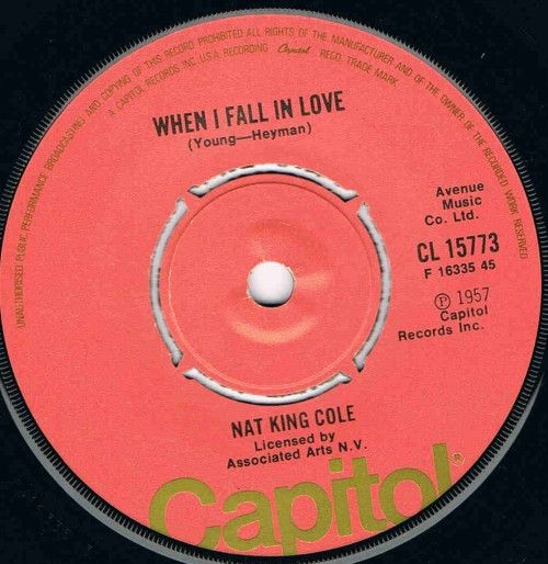 ・アーティスト Nat King Cole ・タイトル When I Fall In Love / Stardust ・レーベル・型番 Capitol Records CL15773 ・フォーマット 7インチレコード ・コンディション(盤) 非常に良い(EX) ・コンディション(ジャケット) プレインカバー（元ジャケット／カバー無し） ・コンディション(帯) オビなし ・特記事項 サンプル画像です。実際の商品の画像ではありません 商品写真はバーコード/カタログ番号に対応したサンプル画像ですので、お送りする商品の画像ではありません。帯やライナーなどの付属品は、特記事項に記載されている場合のみ含まれます。プロモやカラーレコードなどの仕様についても、該当する場合のみ特記事項に記載しています。 【ご購入前に必ずご確認ください】 ・本店サイト(www.recordcity.jp)とは価格、送料が違います ・本店サイト、その他支店のオーダーとは同梱発送できません ・注文確定後に別の注文を頂いた場合、注文同士の同梱は致しかねます。 ・別倉庫から発送しているため、店頭受け渡しは対応しておりません ・一部商品は他の通販サイトでも販売しているため、ご注文のタイミングによっては商品のご用意ができない場合がございます。 ・土日祝日はお休みです 金曜・祝前日9時以降のご連絡またはご入金は、返答または発送が週明け・祝日明けに順次対応となります。 ・ご購入後のキャンセル不可 ご購入後のキャンセルはいかなる理由においてもお受けできません。ご了承の上、ご購入くださいませ。 ・日本郵便(ゆうパック/ゆうメール)によるお届けになります。 ・中古品であることをご理解ください 当ストアでは中古商品を主に販売しております。中古品であることをご理解の上ご購入ください。また、一部商品はRecordCityオンラインストアで試聴可能です。 ・返品について お客様のご都合による返品は一切承っておりません。 表記の内容と実際の商品に相違がある場合、また針飛び等で返品・返金をご希望される場合は、商品の到着後1週間以内にご連絡ください。商品の返送をこちらで確認後、キャンセル・返金を行います。 コンディションVG以下の商品は返品できません。プレイに影響のない表面のこすれ傷、プレス起因のノイズ盤は返品の対象外です。 【コンディション表記】 ・ほぼ新品(M-)(Like New) 完全な新品。未使用。当店ではほぼ使用しません ・非常に良い(EX)(Excellent) 中古盤として美品な状態。わずかな経年を感じるものの傷みを感じさせない、当店基準で最高の状態 ・良い(VG+)(Very Good Plus) 丁寧に扱われた中古品で、軽い使用感がみられる。 ・可(VG)(Acceptable) 使い込まれた中古品で、「良い」よりもさらに使用感がみられる。 ・悪い(VG-)(Bad) 状態が悪いアイテム。使用の保障はなく、再生不可、針飛び、目立つノイズがあるかもしれない。状態によるクレーム不可。返品不可。 ・非常に悪い(G)(Very Bad) 「悪い」よりさらに状態が悪いアイテム。使用の保障はなく、再生不可、針飛び、目立つノイズがあるかもしれない。状態によるクレーム不可。返品不可。 ・ジャンク(Fair)(Junk/Fair) 割れている、反っている、水ダメージがある、カビ、ジャケットが分離している、ひどい書き込み、ひどい擦れなど最低の状態。使用の保障はなく、再生不可、針飛び、目立つノイズがあるかもしれない。状態によるクレーム不可。返品不可。 ・ジャンク(Poor)(Junk/Poor) 割れている、反っている、水ダメージがある、カビ、ジャケットが分離している、ひどい書き込み、ひどい擦れなど最低の状態。使用の保障はなく、再生不可、針飛び、目立つノイズがあるかもしれない。状態によるクレーム不可。返品不可。